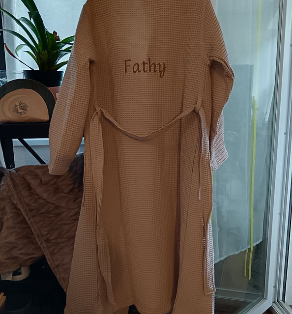 broderie personnalise pegnoir beige Fathy.jpg