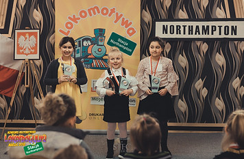 Laureatki I Edycji Konkursu Recytatorskiego Lokomotywy  w kategorii od lat 6 - 8: Sara, Luiza i Fatima