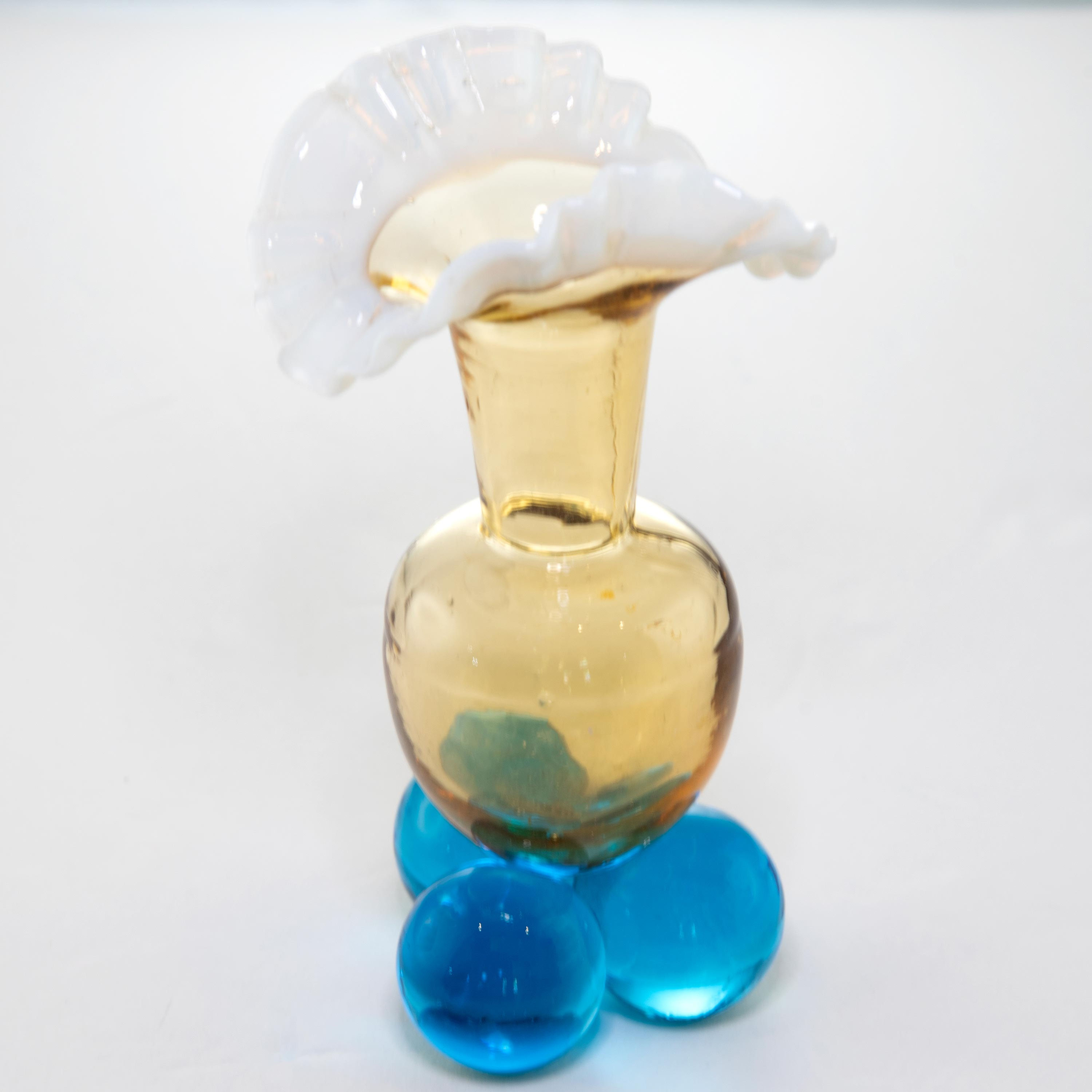 Amber Murano White Ruffle Vase With 3-Ball Footed Vase