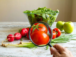 frutas-pesticidas_ecoticias-e1669918687776-696x522