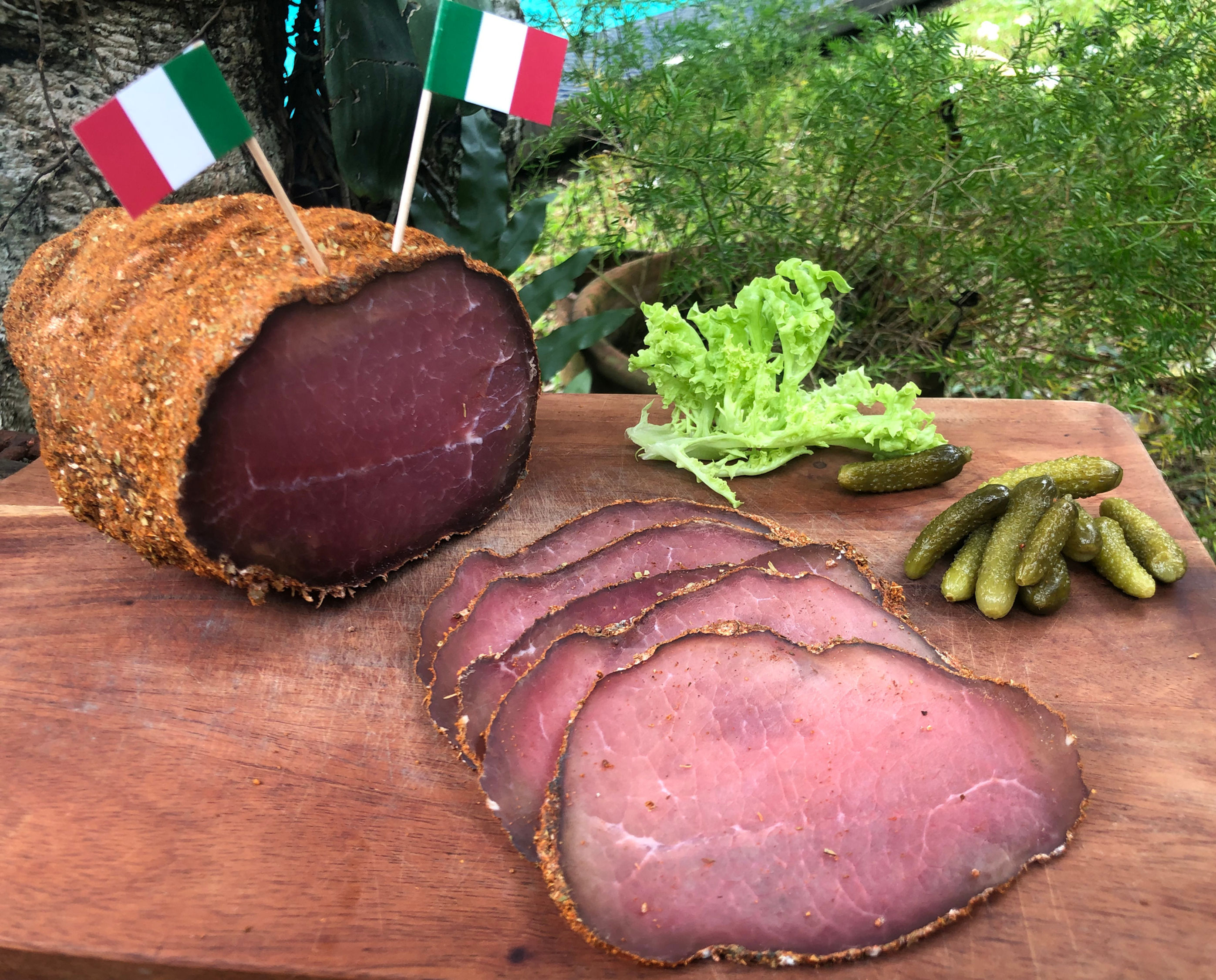 Bresaola italien en tranches. Sliced Italian Bresaola.
