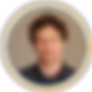Imagen de una persona en un círculo mirando a la cámara. Hay un círculo naranja alrededor de la imagen y un punto naranja en la parte superior derecha del círculo.