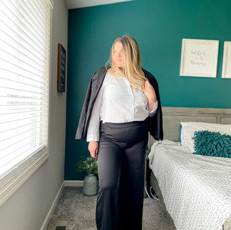 long sleeve v neck button down business casual outfit curvy women