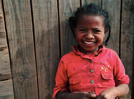 Manaona Island : No to child’s labour in vanilla plantations in Madagascar October 11, 2017 Madagascar and Indonesia supply most of the world’s vanilla production. Vanilla pods which only blossom in humid and tropical climate foster our beautiful island’s pride. This unique spice with sweet and soft aromas, perfumes gently our finest dishes and makes us travel through its heady scents. Vanilla, the irresistible !