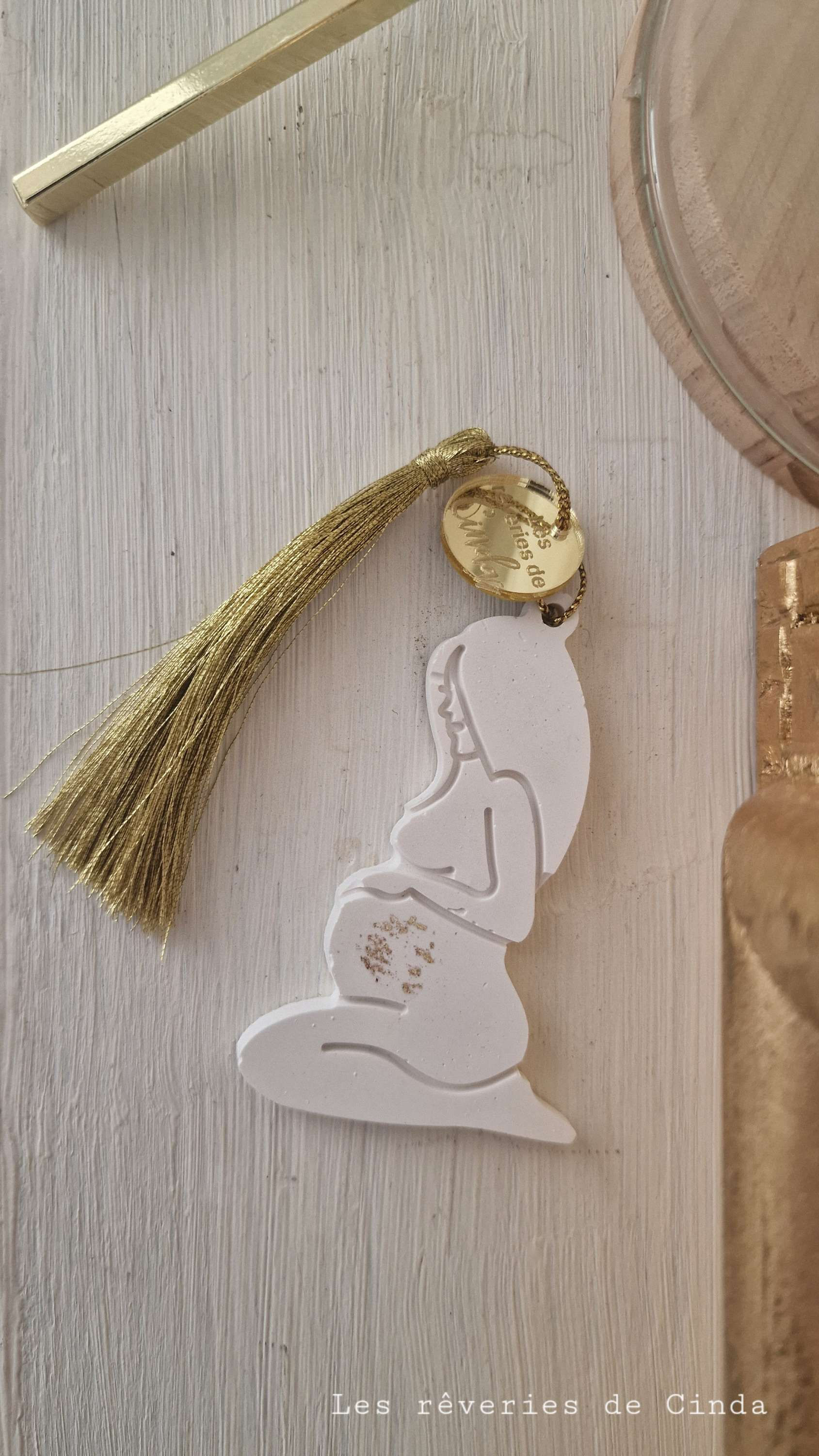 Suspension 𝐴𝑚𝑜𝑢𝑟 𝑒́𝑡𝑒𝑟𝑛𝑒𝑙 