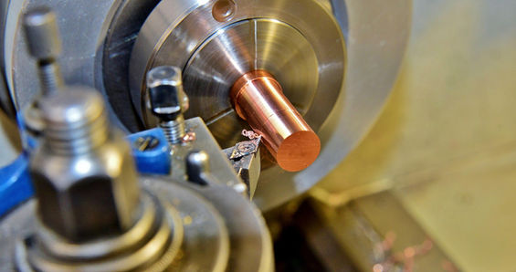 Processi di tornitura e fresatura per profili complessi: offriamo lavorazioni meccaniche di alta precisione per garantire componenti perfettamente rifiniti e conformi alle specifiche dei nostri clienti.