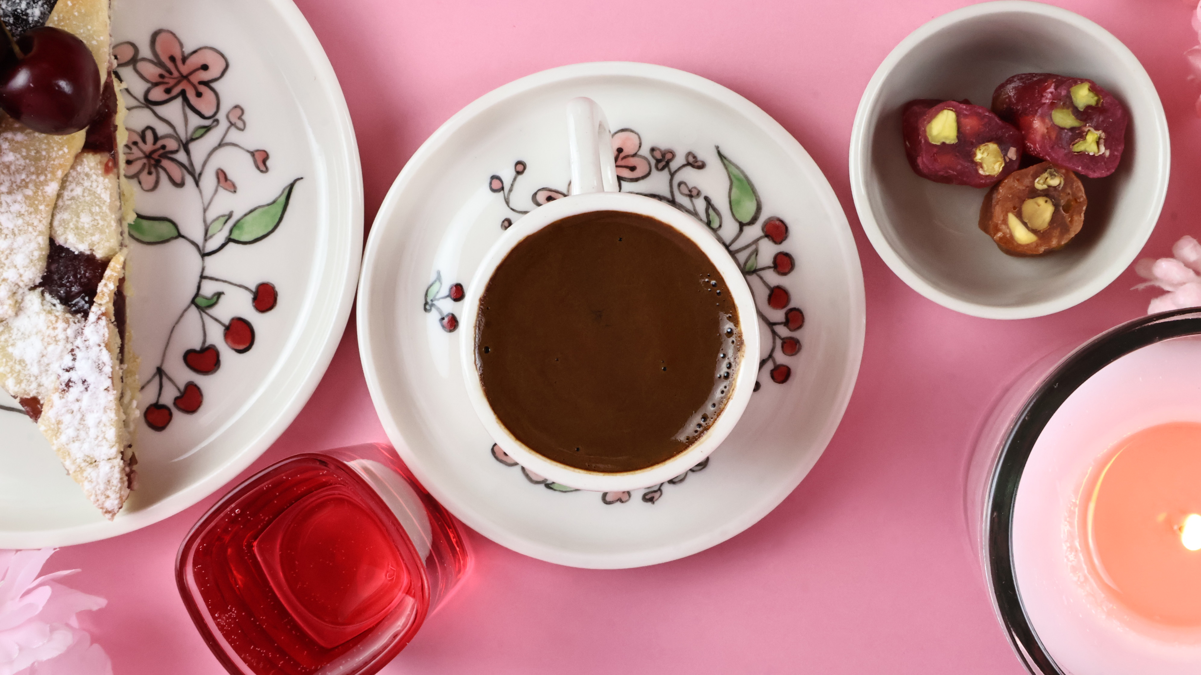 <html><br> <body style="font-family:'Inter','Segoe UI',Arial,sans-serif;color:#23272f;line-height:1.75;font-size:1.13rem;background:#fbfcfd;"><br> <section style="margin-bottom:2.5rem;"><br> <h1 style="font-size:2.1rem;font-weight:700;letter-spacing:-1px;color:#28313f;margin-top:0.5rem;line-height:1.18;">Sabah Rutinlerini Yeniden Kodlamak:<br>“Alarmın Seramik Dokunuşu”, Kronotipler ve 2025’te Gözden Kaçan Mikro-Ritüeller</h1><br> <blockquote style="border-left:4px solid #e57373; margin:1.2rem 0; padding:1rem 1.6rem; background:#fff5f5; border-radius:14px; font-size:1.03rem; font-weight:400;"><br> <span style="color:#c0392b;font-weight:600;">“Alarmın sesiyle uyanmak mı, yoksa biyolojik saatinle uyanmak mı? 2025’in gündemi, sabah alışkanlıklarımızın derin şifresini aralıyor. ‘Sıradan’ sandığın bir kupa bardak, bu kodun anahtarı olabilir mi?”</span><br> </blockquote><br> </section><br> <br> <section style="margin-bottom:2.2rem;"><br> <h2 style="font-size:1.45rem;font-weight:600;color:#434e63;margin:1.6rem 0 1.2rem 0;">Kronotipler: Sabah İnsanı mısın, Yoksa Gececi mi?</h2><br> <p><br> <span style="font-weight:600;color:#169873;">Kronotip</span> kavramı Türkiye’de 2025’te sosyal medyanın ve kişisel gelişim bloglarının en çok konuşulanlarından biri. Kısaca: <b>Vücudumuzun biyolojik saati</b> ve enerji piklerini belirleyen bu genetik kod, sabah rutinlerimizin temelini oluşturuyor.<br> </p><br> <ul style="margin:1.2rem 0 1.2rem 1.5rem;"><br> <li><span style="font-weight:500;">“Aslanlar”</span> (sabah insanları): Güneş doğmadan kalkıp, günün ilk ışığıyla en verimli anlarını yaşıyor.</li><br> <li><span style="font-weight:500;">“Kurtlar”</span> (gececi tipler): Geç yatan, sabahları sersem olabilen ama öğleden sonra verim patlaması yapanlar.</li><br> <li><span style="font-weight:500;">“Ayılar”</span> (çoğunluk): Orta tempoda, dengeli uyku ve enerji döngüsüne sahip.</li><br> </ul><br> <p style="margin-top:1rem;"><br> <span style="background:#e6f3e6;border-radius:5px;padding:2px 6px;">2025’te yapılan <a href="https://www.ntv.com.tr/galeri/saglik/hangi-uyku-kronotipisiniz,7gCfdQ03ek6BAjV9KoS6Bw" target="_blank" style="color:#288e69;">yeni kronotip araştırmaları</a>, Türkiye’de pek çok kişinin yanlış sabah rutinleriyle kendini zorladığını gösteriyor. Yani, herkes 5am Kulübü’ne dahil olmak zorunda değil. Sabahınızı kendinize kodlamak, “mükemmel sabah”ı bulmanın ilk adımı.</span><br> </p><br> </section><br> <br> <section style="margin-bottom:2.2rem;"><br> <h2 style="font-size:1.29rem;font-weight:600;color:#5e7bb3;margin:1.3rem 0 1.1rem 0;">“Biyolojik Alarm”a Eşlik Eden Mikro-Ritüeller: 2025’in Yeni Sabah Mantraları</h2><br> <p><br> Sabah rutini sadece kahve ya da çay içmek değil. 2025’in en yeni trendi, <b>mikro-ritüel</b> akımı. Yani, <span style="color:#be4bdb;">her bireyin kendi sabah kodunu bulması</span> ve bunu bir nesneyle (örneğin <b>seramik bir kupa</b> veya el yapımı bir tabak) kişiselleştirmesi.<br> </p><br> <blockquote style="border-left:4px solid #ad6387; margin:1.2rem 0; padding:1rem 1.3rem; background:#f7edf4; border-radius:11px; font-size:1.01rem;"><br> <span style="color:#ad6387;">“Her sabah, elin aynı kupaya giderken aslında bir <b>mikro-ritüel</b> başlatıyorsun. Bu, beynin için bir güven sinyali ve günün ilk huzur kodu!”</span><br> </blockquote><br> <p><br> Instagram ve TikTok’ta viral olan <b>“kişiselleştirilmiş kahve köşesi önerileri”</b> işte bu yeni mikro-ritüel kültürüne dayanıyor. El yapımı seramikler, yalnızca estetik değil – sabahın <b>reset tuşu</b> gibi çalışıyor.<br> </p><br> </section><br> <br> <section style="margin-bottom:2.3rem;"><br> <h2 style="font-size:1.22rem;font-weight:600;color:#22a6b3;margin:1.1rem 0 1rem 0;">Sabah Nesnelerinin Psikolojisi: “Bu Tabak Neden Sabahları Daha Güzel?”</h2><br> <p><br> <b>Kahvaltı tabağının veya kahve kupasının sabahları daha güzel görünmesinin</b> bir nedeni var. Nörobilimciler, sabah saatlerinde <span style="background:#eae2ff;">görsel algı ve dokunsal uyarımın</span> daha yoğun olduğunu gösteriyor (<a href="https://saglik.gov.tr/TR,9708/beyin-gelistiren-aktiviteler.html" target="_blank" style="color:#6c3483;">Kaynak: Sağlık Bakanlığı</a>). <b>Dokunarak seçtiğin seramik bir parça</b> (özellikle el yapımıysa), serotonin ve dopamin salınımını tetikliyor. Yani, sabahları doğrudan ruh halini yükselten bir detay olabilir.<br> </p><br> <p><br> <span style="color:#4a69bd;">2025’te Türkiye’de artan “hediyelik eşya” tercihlerinde de sabah odaklı objelerin öne çıkmasının sebebi bu. İnsanlar, sabahına dokunan bir obje ile hem kendine, hem de sevdiklerine anlamlı bir başlangıç hediye ediyor.</span><br> </p><br> </section><br> <br> <section style="margin-bottom:2.2rem;"><br> <h2 style="font-size:1.18rem;font-weight:600;color:#31708e;margin:1.2rem 0 0.8rem 0;">Seramikle “Zeitgeber” Alanları: Evde Biyolojik Saatini Destekle</h2><br> <p><br> <b>Bilimsel bir sır:</b> “Zeitgeber” yani <b>zaman belirleyici uyaran</b> dediğimiz sabah güneşi, bir süre elinde tuttuğun sıcak bir kupa, yavaş bir kahvaltı... <br> </p><br> <ul style="margin:0.9rem 0 1.2rem 1.4rem;"><br> <li><b>El yapımı hediye</b> olarak seçilen bir seramik kase ya da bardak, sabah rutininin “kişisel zaman belirtecine” dönüşüyor.</li><br> <li>“Kahve köşesi önerileri”ne 2025’te en çok eklenen detay: Her sabah yalnızca sana özel bir seramik obje ile başlamak. (Kaygan yüzey değil, dokulu ve kişilikli formlar öne çıkıyor.)</li><br> <li>Uyku vaktine yakın dijital ekranlardan uzak durma trendi kadar, sabah ilk 15 dakikada dokunulan nesnelerin de gün boyunca biyoritmi etkilediği ortaya kondu (<a href="https://www.sabah.com.tr/galeri/yasam/daha-mutlu-bir-hayat-icin-18-mikrorituel" target="_blank" style="color:#31708e;">Sabah.com.tr</a>).</li><br> </ul><br> <p><br> <span style="color:#22a6b3;font-weight:500;">Sonuç?</span> Sabah seramikle temas etmek, sadece keyif değil, biyolojik olarak da yeni bir “gün kodu” atıyor.<br> </p><br> </section><br> <br> <section style="margin-bottom:2.5rem;"><br> <h2 style="font-size:1.19rem;font-weight:600;color:#be4bdb;margin:1.1rem 0 0.7rem 0;">2025’e Damga Vuran 3 Yaratıcı Sabah Rutini ve Seramikle Kişiselleştirme</h2><br> <ol style="margin:0.7rem 0 1.1rem 1.6rem;"><br> <li><b>Seramikle “Gölge Oyunları”</b>: Güneş ışığını doğrudan yakalayan bir seramik kase, masanın üstünde mini bir gölge saati gibi çalışır. Evinin köşe masasını seç – sabah birkaç dakika oradaki gölgeleri izle. Bilişsel uyanıklık ve yaratıcılığı artırdığı kanıtlandı.</li><br> <li><b>“Kupa Hatırası” Ritüeli</b>: Her sabah farklı bir el yapımı kupa kullanmak. Kupanın tabanına minik bir not veya sembol çiz. O günkü ruh haline göre seç ve paylaş. 2025’te “hediyelik eşya” trendini kişisel bir mindfulness oyununa döndür!</li><br> <li><b>Kahve Köşesiyle Mini-Galeri</b>: Sadece kahve odaklı değil – küçük bir seramik tabak, minyatür bir obje ve bir çiçekle “anlık sanat köşesi” oluştur. Her hafta farklı bir obje ekle ve kendi seramik koleksiyonunu kişiselleştir.</li><br> </ol><br> <p><br> <span style="background:#f7f7f7;border-radius:8px;padding:3px 7px;">Bu pratikler, sabah rutininin “benim ritüelim” duygusuyla güçlenmesini sağlıyor. Özellikle <b>el yapımı hediye</b> seçenekleri, evdeki sabah alanlarının kişiselleştirilmesini destekliyor.</span><br> </p><br> </section><br> <br> <section><br> <h2 style="font-size:1.13rem;font-weight:600;color:#22a6b3;margin:1.1rem 0 0.7rem 0;">Kahve Köşesi Önerileri: Sıradanlıktan Yaratıcılığa</h2><br> <ul style="margin:0.7rem 0 1.2rem 1.2rem;"><br> <li><b>Minimal ama sıcak:</b> Bir el yapımı seramik bardak, doğal taş altlık, küçük bir kitap ve taze bir çiçek. Hepsi, sabahın ilk 5 dakikasında “kendi köşeni” kurmanın anahtarı.</li><br> <li><b>Objenin dili:</b> Kullanmadığın bir minik seramik obje ile köşene “anlamlı” bir hikâye ekle.</li><br> <li><b>Görsel hafıza:</b> Her sabah bir fotoğraf çek – haftada bir, köşendeki değişimi izle ve paylaş.</li><br> </ul><br> <p><br> <span style="color:#434e63;">Türkiye’de yükselen “mikro-hediyelik eşya” trendi, sabah rutininin kişiye özel sanat alanına dönüşmesinin en güzel ispatı.</span><br> </p><br> </section><br> <br> <hr style="margin:2.2rem 0 1.2rem 0; border:0; border-top:2px dotted #e3e6ec;"><br> <br> <section style="margin-bottom:1.2rem;"><br> <h3 style="font-size:1.05rem;font-weight:600;color:#7f8c8d;margin:1.1rem 0 0.6rem 0;">Sonuç: Sabahlar, Sadece Zaman Değil; Kişisel Kodun ve Nesnenin Oyunu</h3><br> <p style="color:#333;text-align:justify;"><br> 2025’in sabah rutinlerinde fark yaratmak için ihtiyacın olan şey, <b>başkasının değil, kendi biyolojik ritmini ve mikro-nesneni bulmak</b>. El yapımı seramikler, sabahın sessiz ama güçlü kodunu taşıyor. Bir tabak, bir kupa, bir küçük objeyle yeni bir gün başlatmak – hem bilimsel, hem de duygusal bir yeniden yazıma davet.<br> </p><br> </section><br> <br> <section style="font-size:0.98rem;color:#868e96;"><br> <strong>Kaynaklar:</strong><br> <ul style="margin:0.6rem 0 0 1.3rem;"><br> <li><a href="https://www.ntv.com.tr/galeri/saglik/hangi-uyku-kronotipisiniz,7gCfdQ03ek6BAjV9KoS6Bw" target="_blank" style="color:#288e69;">NTV – Hangi Uyku Kronotipisiniz?</a></li><br> <li><a href="https://saglik.gov.tr/TR,9708/beyin-gelistiren-aktiviteler.html" target="_blank" style="color:#6c3483;">Sağlık Bakanlığı – Beyin Geliştiren Aktiviteler</a></li><br> <li><a href="https://www.sabah.com.tr/galeri/yasam/daha-mutlu-bir-hayat-icin-18-mikrorituel" target="_blank" style="color:#31708e;">Sabah – Daha Mutlu Bir Hayat İçin 18 Mikro-Ritüel</a></li><br> <li><a href="https://www.psychologytoday.com/intl/blog/the-power-prime/201103/chronotypes-which-type-are-you" target="_blank" style="color:#be4bdb;">Psychology Today – Chronotypes</a></li><br> <li><a href="https://www.bbc.com/turkce/haberler-66678289" target="_blank" style="color:#434e63;">BBC Türkçe – Doğru Uyku, Doğru Sabah</a></li><br> </ul><br> </section><br> <div style="font-size:0.99rem;color:#b2bec3; margin:1.5rem 0 0.6rem 0;"><br> <b>Etiketler:</b> hediyelik eşya, el yapımı hediye, kahve köşesi önerileri<br> </div><br> </body><br></html>