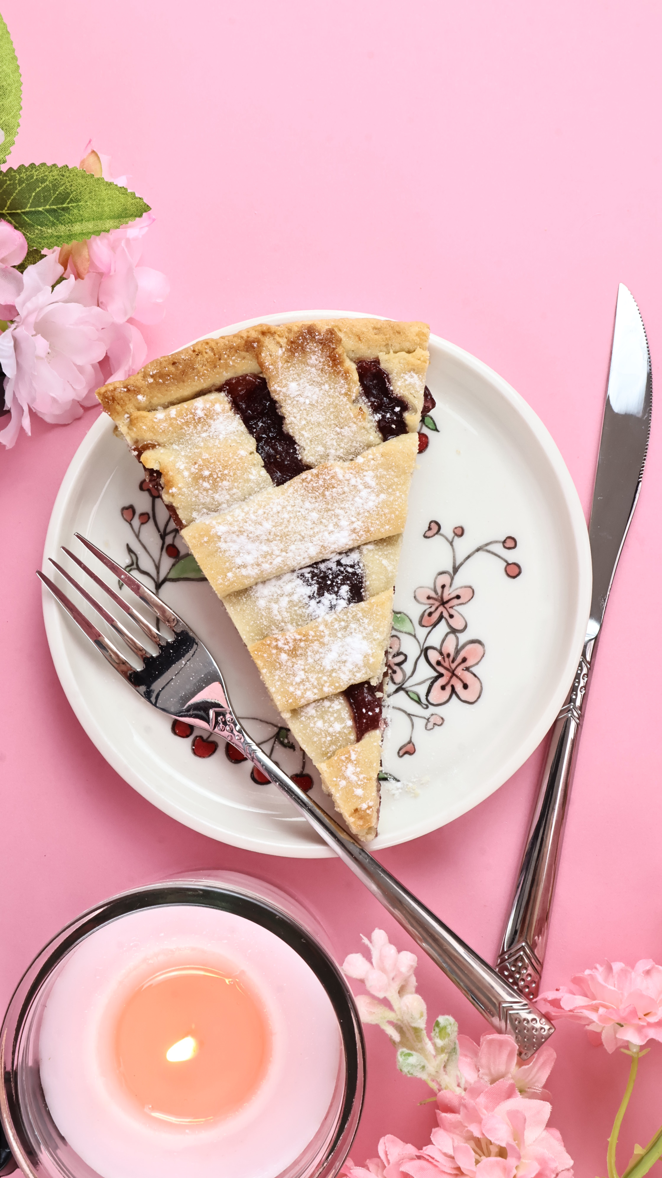 <html><br> <body style="font-family: 'Inter', 'Segoe UI', Arial, sans-serif; color: #23272f; line-height:1.7; font-size:1.12rem; background: #f8fafc;"> <br> <div style="max-width:730px; margin:auto;"> <br> <h1 style="font-size:2.3rem; font-weight:800; margin-bottom:0.7rem; color:#30333a;"><br> <span style="background: linear-gradient(90deg, #fbbc05 0%, #96b4fa 100%); background-clip:text; -webkit-background-clip:text; color:transparent; -webkit-text-fill-color:transparent;">Görsel Tatminin Unutulan Kaynağı:</span> <br>Evdeki Sessiz Seramik Detaylar<br> </h1><br> <blockquote style="border-left:4px solid #588deb; margin:1rem 0; padding:1.1rem 1.3rem; background:#f1f5ff; border-radius:9px; font-size:17px; font-style:italic;"> <br> Gözünüz bir köşeye takıldığında, içinizden bir huzur dalgası geçiyor mu? Belki de bunun sebebi, yıllardır yerinden kalkmayan o seramik kupa bardak…<br> </blockquote><br><br> <h2 style="font-size:1.5rem; font-weight:700; margin-top:2.3rem; color:#2e3543;">Görsel Olarak Tatmin Olmak Nedir, Gerçekten?</h2><br> <p><br> “Görsel olarak tatmin olmak”, basitçe bir şeyin göze hoş görünmesinden fazlası. 2025’te sosyal medya ve dijitalleşme normalleşirken, beyin bilimciler ve iç mimarlar, evdeki küçük detayların <b>dopamin ve serotonin salgısını</b> tetiklediğini gösteriyor. <b>Gündem:</b> Özellikle pandemi sonrası Türkiye’de, evde geçirilen sürenin artmasıyla birlikte “kendi tasarımını yap” akımı hızla yayılıyor. Kullanıcılar, kişisel kupa koleksiyonu paylaş postlarıyla ev ortamını bir galeriye dönüştürüyor.<br> </p><br> <p><br> <b>Şimdi bir an durun ve şu anki ortamınıza bakın:</b> Sehpanızda unutulan bir kupa bardak, kitaplığın köşesinde bir minik seramik heykelcik, ya da rafta dizili ama nadiren kullanılan tabaklar… Tüm bu mikro detaylar, gözünüz her değdiğinde, size minik bir “estetik ödül” sunuyor. <br> </p><br><br> <h2 style="font-size:1.25rem; margin-top:2.2rem; color:#4a5163;">2025’in Viral Seramik Trendleri: Görsel Tatmin Neden Gündemde?</h2><br> <p><br> <b style="color:#4866d7;">TikTok ve Instagram’da</b> son aylarda “evde tatmin noktaları” trendi hızla yükseliyor. Kullanıcılar, kendi kupa koleksiyonu paylaş başlığı altında farklı seramik bardaklarını sunarken, bu paylaşımların altında sayısız yorumda ortak bir duygu öne çıkıyor: <i>“Bunu her sabah görmek, bana iyi geliyor.”</i> <br> </p><br> <ul style="font-size:1rem; color:#30333a; line-height:1.7;"><br> <li><b>Kupa Bardak Köşesi:</b> Yeni nesil dekorasyonda, mutfakta ya da salonda ayrılmış bir seramik bardak köşesi, Instagram’ın en çok kaydedilen ev içi trendlerinden biri.</li><br> <li><b>Kendi Tasarımını Yap Atölyeleri:</b> Türkiye genelinde 2025 baharında, özellikle büyük şehirlerde “kendi tasarımını yap” seramik atölyeleri dolup taşıyor. Katılımcılar, yarattıkları objeleri evde kullanmanın, hazır satın almaktan daha yüksek bir görsel tatmin verdiğini vurguluyor.</li><br> <li><b>Mikro-Detay Akımı:</b> “Dekorasyonda mikro detay” kavramı, 2025’te yalnızca büyük objelerle değil, hemen fark edilmeyen ama bakıldığında huzur veren küçük seramik eşyalarla hayat buluyor.</li><br> </ul><br><br> <h2 style="font-size:1.22rem; color:#365999; margin-top:2.1rem;">Evdeki Seramik Detayların Psikoloji Üzerindeki Gizli Etkisi</h2><br> <p><br> Nörobilim araştırmalarına göre, <b>görsel olarak tatmin olmak</b> rutinselleşmiş objelerle daha derin yaşanıyor. Yani, her sabah elinizin gittiği kupa bardak veya “kupa koleksiyonu paylaş” postunuzda yer bulmuş bir seramik obje, beyninize “güvende ve huzurlu” olduğunu fısıldıyor. <br> </p><br> <p><br> Özellikle el yapımı seramik objelerin, fabrikasyon ürünlere kıyasla daha fazla <b>taktiksel ve duygusal bağ</b> yarattığı da bilimsel olarak kanıtlandı. Çünkü <b>kendi tasarımını yap</b> sürecinde geçen zaman ve emek, nesneyi kişisel bir “dijital imza”ya dönüştürüyor.<br> </p><br><br> <h2 style="font-size:1.19rem; margin-top:2rem; color:#446b98;">Evinizin Gözden Kaçan Kahramanları: 3 Detay, 3 Farkındalık</h2><br> <ol style="margin-left:1rem; color:#282f3b;"><br> <li><b>Rafın Arasındaki Küçük Seramik Tabak:</b> Sadece ana yemek tabakları değil, arka planda unutulan minik seramik tabaklar, atıştırmalıklar için değil, gözünüzü hoş tutmak için de orada.</li><br> <li><b>Çekmecedeki El Yapımı Kupa Bardak:</b> Sadece sıcak içecek değil, iyi bir günün başlaması için sabah göz temasınızda “bugün kendimden bir parça taşıyorum” hissi yaratıyor.</li><br> <li><b>Saksı Altı veya Mumluk Görevi Gören Seramik Objeler:</b> Hiçbir Instagram filtresi, akşam loş ışıkta bir seramik mumluğun verdiği tatmini veremiyor.</li><br> </ol><br> <br> <h2 style="font-size:1.19rem; margin-top:2rem; color:#0b2544;">2025’in “Kendi Tasarımını Yap” Devrimi: Herkesin İçindeki Sanatçı ve Seramikle Mikro Mutluluk</h2><br> <p><br> <b>Gündemde:</b> Türkiye’de bu yıl, “kendi tasarımını yap” atölyelerinin ve online seramik kitlerinin satışında %47 artış var (<a href="https://www.aa.com.tr/tr/kultur-sanat/kendi-tasarimini-yap-atolyeleri-reva%C3%A7ta/3192500" target="_blank" style="color:#4866d7;">AA Kültür-Sanat</a>). Bunun arkasında, kullanıcıların sıradanlıkla savaşma ve “görsel tatmin” arayışı yatıyor. “Kupa koleksiyonu paylaş” fenomeni de, kullanıcıların sıradan bir eşyaya kişisel hikayesini yüklemesini sağlıyor. <br> </p><br> <p><br> <b>Modern çağın tasarımcıları, artık herkes:</b> Evinizdeki bir seramik objeyi, ister kullanılsın ister bir köşede dursun, kendinizin yarattığını bilmek, görsel tatmininizin anahtarı olabiliyor. <br> </p><br><br> <blockquote style="border-left:4px solid #ffb005; margin:1.2rem 0; padding:1rem 1.4rem; background:#fffbea; border-radius:13px; font-size:18px; font-style:italic;"> <br> Yeni nesil seramik markaları, “evdeki küçük objelerin hayat kalitesini artıracağına” inanıyor ve 2025’in mikro-mekân trendleri de bunu doğruluyor.<br> </blockquote><br><br> <h2 style="font-size:1.11rem; color:#6b7a90;">Evdeki Detaylara Yeniden Bakmak İçin 3 Pratik Tüyo</h2><br> <ul style="font-size:1rem;"><br> <li>Her gün kullandığınız bir kupa bardak seçin. Her sabah ona bakarken, kendinizden küçük bir parça bulmaya çalışın.</li><br> <li>Instagram veya Pinterest’te “kupa koleksiyonu paylaş” başlığı altında, evdeki bardaklarınızı paylaşın; gelen yorumlarda kendinizden fazlasını göreceksiniz.</li><br> <li>Bir objeyi satın almak yerine, en az bir kez “kendi tasarımını yap” deneyimini yaşayın. Sonrasında, o nesnenin evdeki değerine inanamayacaksınız.</li><br> </ul><br> <p style="margin-top:2.5rem; font-size:1.13rem; color:#242a34;"><br> Sonuç: Görsel olarak tatmin olmak, evdeki büyük dokunuşlarda değil, gözden kaçan mikro detaylarda gizli. Onlara bir kez daha yakından bakın, belki de aradığınız huzur, zaten elinizin altında.<br> </p><br> </div><br> </body><br></html><br><br>**Etiketler:** kupa koleksiyonu paylaş, kupa bardak, kendi tasarımını yap<br><br>**Kaynaklar:** <br>- <a href="https://www.aa.com.tr/tr/kultur-sanat/kendi-tasarimini-yap-atolyeleri-reva%C3%A7ta/3192500" target="_blank">Anadolu Ajansı: “Kendi Tasarımını Yap” Atölyeleri Revaçta (2025)</a> <br>- <a href="https://www.psychologytoday.com/intl/blog/the-moment-youth/202401/how-does-visual-satisfaction-affect-our-brains" target="_blank">Psychology Today: How Does Visual Satisfaction Affect Our Brains? (2024)</a> <br>- <a href="https://www.instagram.com/explore/tags/kupakoleksiyonupaylaş" target="_blank">Instagram #kupakoleksiyonupaylaş Trendleri (2025)</a> <br>- <a href="https://www.bbc.com/turkce/haberler-turkiye-67895122" target="_blank">BBC Türkçe: “Evde Mikro Detay Akımı”na Dair (2025)</a>