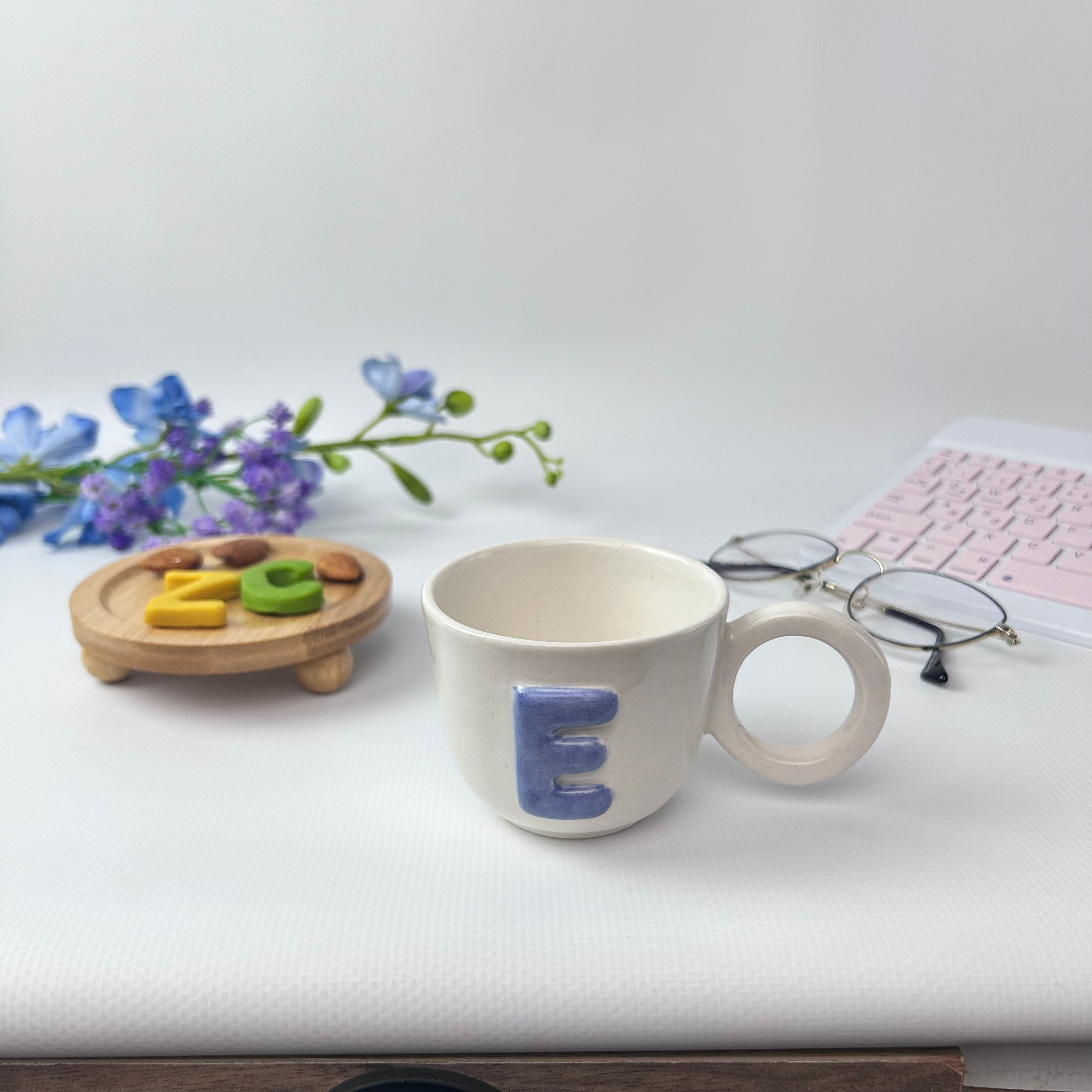 <html><br>  <body style="font-family:'Inter', 'Segoe UI', Arial, sans-serif; color:#23272f; background:#fcfdfc; line-height:1.7; font-size:1.08rem;"><br>    <div style="max-width:740px; margin:auto;"><br>      <h1 style="font-size:2.1rem; font-weight:800; color:#393c47; margin-top:1.8rem;">Bir Hediyenin Suskun Tarafı: Vazo İçinde Saklanan Duygular ve El Yapımının Modern Rolü</h1><br>      <br>      <blockquote style="border-left:4px solid #b9c0cf; margin:1.2rem 0; padding:1rem 1.5rem; background:#f5f7fa; border-radius:11px; font-size:1.08rem;"><br>        <b>Hiç düşündünüz mü, aldığınız ya da verdiğiniz en “anlamsız” hediye aslında ruhunuzdaki en derin eksikliği mi tamamlamaya çalışıyordu?</b> <br>        <br><br>        Modern şehirde, bir “vazo” seçmekle başlayan ve #evdeüretimakımı etiketiyle sosyal medyada dalga dalga yayılan sessiz bir ritüelin tam ortasındayız.<br>      </blockquote><br>        <br>      <h2 style="font-size:1.36rem; margin-top:2rem; color:#49505e;">Neden Hepimiz Hediyeleşirken “Biraz” Yalnızız?</h2><br>      <p style="margin-bottom:1rem;"><br>        Markette alınmış sıradan objelerden sıkılanlar, “kişiselleştirilmiş” hediyenin huzurunu arıyor. Aslında kimse açıkça söylemese de, Türkiye’de özellikle son iki yıldır <b>el yapımı</b> nesnelere olan talep hem duygusal bir boşluğun hem de “farklı olma” arzusunun sessiz dışavurumu. Pandemi sonrası başlayan <b>evde üretim akımı</b> da, bu ihtiyacı görünmez bir şekilde tetikledi.<br>      </p><br>      <p style="margin-bottom:1rem;"><br>        Şubat 2026’da <a style="color:#39517a; font-weight:600;" href="https://tr.pinterest.com/search/pins/?q=handmade%20vase" target="_blank">Pinterest’te</a> ve <a style="color:#39517a; font-weight:600;" href="https://www.tiktok.com/tag/evdeüretimakımı" target="_blank">TikTok’ta</a> “evde üretim akımı” aramaları %37 arttı. <b>Vazo</b> gibi klasik görülen objeler, yalnızca bir çiçeklik değil, aslında “içine duygu saklanabilen” kişisel bir manifestoya dönüştü.<br>      </p><br>      <br>      <h2 style="font-size:1.18rem; margin-top:1.5rem; color:#49505e;">Kimsenin Anlatmadığı 3 Hediyeleşme Gerçeği</h2><br>      <ul style="margin:1.3rem 0 1.5rem 1.2rem; color:#454a5a; font-size:1.01rem;"><br>        <li><br>          <b>“Kolektif Ruhsuzluk” Sendromu:</b> Seri üretim objeler, hediyeleşmede bir “duygu eksikliği” bırakıyor. Oysa el yapımı küçük bir vazo, birinin sizi gerçekten düşündüğünü hissettiriyor.<br>        </li><br>        <li><br>          <b>Gizli Mini-Terapiler:</b> Türkiye’de son dönemde birçok kişi, “günlük motivasyon köşesi” için hediye edilen minik seramik objeleri, farkında olmadan bir tür kişisel terapiye dönüştürüyor.<br>        </li><br>        <li><br>          <b>Kendi Anılarının Tasarımcısı Olmak:</b> Özellikle gençler, evde üretim akımının etkisiyle, aldıkları veya verdikleri el yapımı hediyeleri bir “anı arşivi” olarak kullanmaya başladı.<br>        </li><br>      </ul><br>      <br>      <h2 style="font-size:1.18rem; margin-top:1.5rem; color:#49505e;">Gündemde: Günlük Motivasyon Köşesi Fenomeni ve Seramik</h2><br>      <p style="margin-bottom:1rem;"><br>        TikTok ve Instagram Reels’te son haftalarda viral olan “günlük motivasyon köşesi”, aslında modern bir kişisel tapınak. İşte burada, otomatikleşmiş tüketim döngüsünden sıyrılan seramik bir vazo veya minik bir tabak, günlük hayatın stresine karşı <b>görsel bir mola</b> işlevi görüyor.<br>      </p><br>      <p style="margin-bottom:1rem;"><br>        <b>Psikolog Dr. Ekin Özge Yıldız’ın</b> Milliyet’teki analizine göre, “kişisel köşe”de seramik gibi doğal dokulu el yapımı objeler kullanmak, <b>dijital ekranlardan yorulan beyinlerde</b> anlık dopamin artışı ve duygu regülasyonu sağlıyor (<a style="color:#39517a; font-weight:600;" href="https://www.milliyet.com.tr/pembenar/psikoloji/gunluk-motivasyon-kosesi-nedir-nasil-yapilir-7139288" target="_blank">Kaynak: Milliyet, 2026</a>).<br>      </p><br>      <div style="margin: 1.8rem 0; padding:1rem 1.5rem; background:#eef3fb; border-radius:11px; font-size:1.04rem; border-left:4px solid #7f99d6;"><br>        <b>Az Bilinen Bir Detay:</b> Türkiye’de son altı ayda “evde üretim akımı” kapsamında kurulan 18 yeni butik seramik atölyesinin %70’i, ürünlerinin bir bölümünü yalnızca “hediyeleşme kutuları” için üretiyor. Markalar, artık klasik kutu çikolatalar yerine kişisel mesajlı mini vazolar veya minyatür el yapımı kaseler sunuyor.<br>      </div><br>      <br>      <h2 style="font-size:1.18rem; margin-top:1.5rem; color:#49505e;">Bir Vazo, Bin Anlam: Sessizce Hediye Edilen Duygular</h2><br>      <p><br>        Aslında birine vazo hediye etmek, yüzlerce yıldır “duygu biriktirmenin” en zarif yollarından biri. Anadolu kültüründe <b>“vazo”</b> evin bereketi, huzuru ve sürekliliği anlamına gelir. Bugün ise modern formlara bürünmüş el yapımı vazolar, hem içsel bir motivasyon kaynağı, hem de evde üretim akımı ile hayat bulan “kişisel anlatıcılar” halini aldı.<br>      </p><br>      <p><br>        <i style="color:#4d6079;">Küçük bir not: TikTok’ta “vazo içi motivasyon notları” trendi, her sabah kendinize ya da sevdiklerinize minik bir kağıt bırakıp o vazonun içine koymak şeklinde büyüyor. Bu, klasik bir nesneyi anlık bir neşe ve farkındalık kaynağına dönüştürüyor.</i><br>      </p><br>      <br>      <h2 style="font-size:1.18rem; margin-top:1.5rem; color:#49505e;">Evde Üretim ve Kendi Hediyeleşme Rutinini Yaratmak</h2><br>      <p><br>        El yapımı objelerle kurulan <b>kişisel günlük motivasyon köşesi</b>, yalnızca trend değil; aslında duygusal olarak “yenilenmenin” dijital çağdaki en sade yolu. Türkiye’de son zamanlarda birçok kişi, Instagram’da gördüğü “el yapımı vazo”ları, online atölyelerde kendisi üretiyor; böylece hediyeleşme kültürüne kendi dokunuşunu ekliyor.<br>      </p><br>      <p><br>        Bu yeni kültür, <b>hediyeleşmenin</b> yalnızca bir “alışveriş” değil, kişisel bir yeniden bağlanma ve kendini ifade etme biçimi olduğunu hatırlatıyor. Asıl değer ise, objenin “kimin tarafından” değil, “ne için” ve “nasıl” üretildiğinde saklı.<br>      </p><br>      <div style="margin:2rem 0 0.5rem 0; border-top:1px solid #dfdfef;"></div><br>      <p style="color:#6c7282; font-size:1rem;"><br>        <b>Bir sonraki hediyeleşme anınızda, sıradan bir nesne yerine; el yapımı, vazo veya minik bir seramik obje seçin. Onu günlük motivasyon köşenize koyun ya da bir başkasına verin. Duyguların nesnelerde sessizce yankılandığı yeni bir çağdayız.</b><br>      </p><br>      <p style="color:#a0a2b6; font-size:0.99rem; margin-top:1rem;"><br>        El yapımıyla yeni hikâyeler yazdığınız, sıradışı bir gün dileriz.<br>      </p><br>    </div><br>  </body><br></html><br><br>**Etiketler:** evde üretim akımı, vazo, günlük motivasyon köşesi<br><br><b style="font-size:1.04rem; color:#334;">Kaynaklar:</b><br><ul style="font-size:1rem; color:#60647a;"><br>  <li><a href="https://www.milliyet.com.tr/pembenar/psikoloji/gunluk-motivasyon-kosesi-nedir-nasil-yapilir-7139288" target="_blank">Milliyet – Günlük Motivasyon Köşesi Nedir?</a></li><br>  <li><a href="https://www.tiktok.com/tag/evdeüretimakımı" target="_blank">TikTok’ta #evdeüretimakımı</a></li><br>  <li><a href="https://tr.pinterest.com/search/pins/?q=handmade%20vase" target="_blank">Pinterest – Handmade Vase Aramaları</a></li><br>  <li><a href="https://www.ekonomist.com.tr/haberler/evde-uretim-akimi-ve-turkiye-piyasalari-2026/" target="_blank">Ekonomist – Türkiye’de Evde Üretim Akımı</a></li><br></ul>