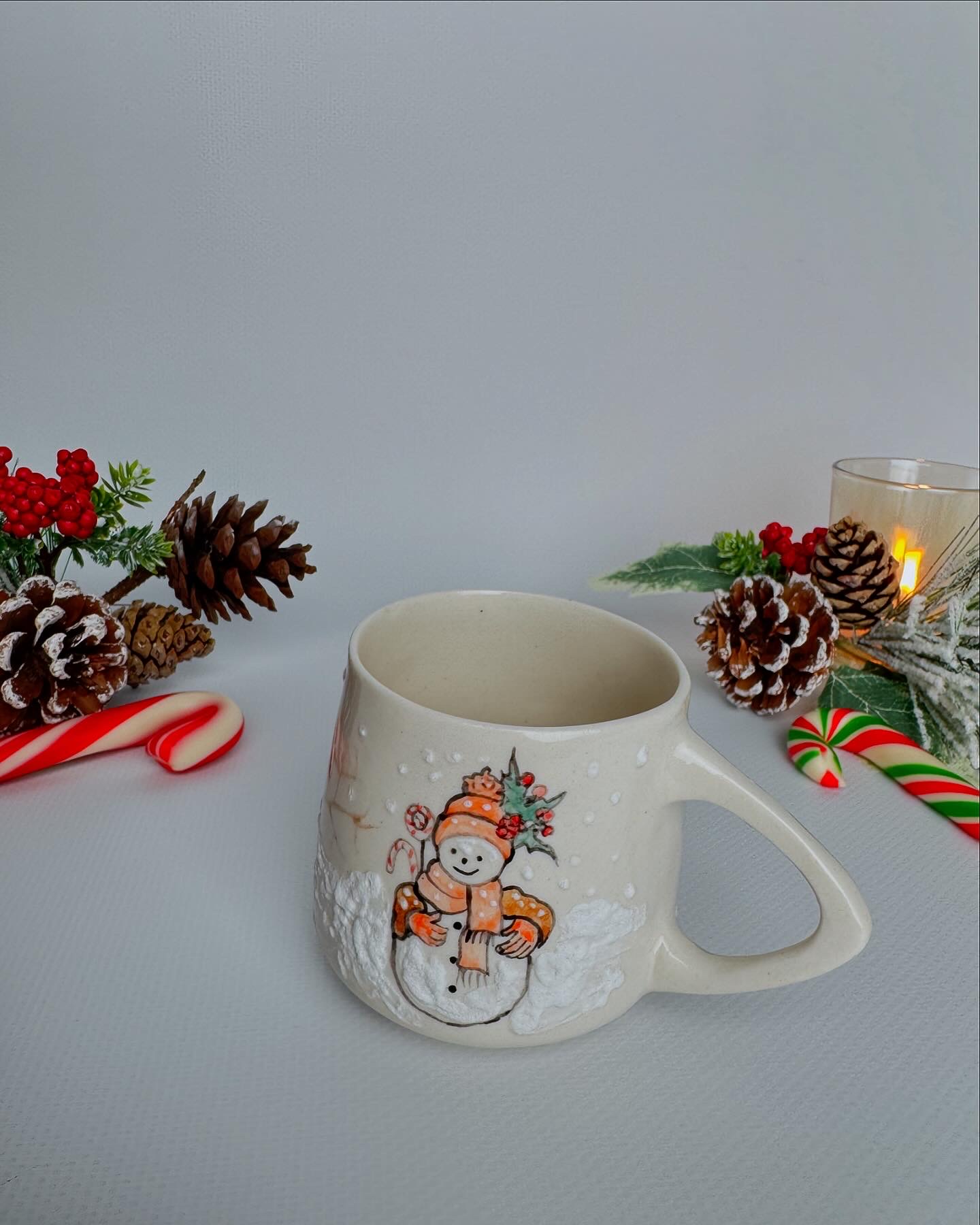 <html><br> <body style="font-family: 'Inter', 'Segoe UI', Arial, sans-serif; color: #23272f; background: #f7f8fa; font-size:1.12rem;"> <br><br> <div style="font-size:2rem; font-weight:700; color:#293046; margin-bottom: 8px;"><br> <span style="color:#c4583c;">İlk Bakışta Sıradan, Sonra Anlamsızlıktan Anlama</span><br> </div><br><br> <blockquote style="font-size:1.1rem; color:#555; border-left:4px solid #e4b183; margin:1rem 0 1.2rem 0; padding:0.8rem 1.3rem; background:#f8f7ef; border-radius:10px;"><br> <em>Her sabah mutfağa girip, şeker kavanozunun üzerindeki ağır, pürüzsüz seramik kapağı kaldırıyordum. Düşünmeden, sorgulamadan. Bir gün bir TikTok videosunda gördüğümde, “Bu kapaklar neden bu kadar çok evde var ve neden bu kadar sessizler?” diye düşündüm. O an fark ettim: Evin en çok temas edilen, ama asla konuşulmayan objelerinden biriymiş benim için.</em><br> </blockquote><br><br> <div style="font-size:1.22rem; font-weight:600; color:#35405a; margin-top:1.5rem;">Evdeki Kapaklar: Bir Nesnenin Sessiz Hikâyesi</div><br> <p><br> Türkiye’de son aylarda sosyal medyada “#SeramikKapak” etiketiyle hızla yayılan kısa videolar ve estetik paylaşımlar, bu küçük ama karakterli parçaların evdeki psikolojik ve estetik etkisine dikkat çekiyor. Eminim sizin de mutfağınızda, rafın bir köşesinde, görünmez bir kahraman gibi duran bir seramik kapak vardır. <br> </p><br> <p><br> <b>Az bilinen bir gerçek:</b> El yapımı dekor tutkusu Türkiye’de özellikle pandemi sonrası evde geçirilen zamanın artmasıyla zirve yaptı (<a href="https://www.haberturk.com/el-yapimi-urunlere-talep-artti-3211987-ekonomi" target="_blank" style="color:#c4583c;">Kaynak: Habertürk, 2025</a>). Çoğu kişi bu hareketi sadece büyük objelerle sınırlandırsa da, aslında evin en küçük formları bile—örneğin bir seramik kapak—organik dokusu ve elin iziyle mekâna bambaşka bir enerji katıyor.<br> </p><br> <br> <div style="font-size:1.07rem; font-weight:600; color:#3e4c5e; margin-top:1.2rem;">Organik Formlar ve Duygusal Bağ</div><br> <p><br> <span style="font-weight: 500; color:#c4583c;">Organik formlar</span> neden bu kadar etkili? Çünkü her biri bambaşka bir hikâyeye sahip. Kendi evimde, kavanoz kapağındaki minik bir çıkıntı, el yapımı dekorun insan eliyle şekillendiğini, standart bir fabrikasyon ürün olmadığını bana hatırlatıyor. İçinde sakladığı kurabiye veya çayın kokusu, kapağın soğuk yüzeyine sinmiş. O kapağı her açışımda, <b>bir vazonun anlattıkları</b> gibi, bana evde olmanın, kendime ait bir alan yaratmanın huzurunu yeniden yaşatıyor.<br> </p><br> <br> <div style="font-size:1.1rem; font-weight:600; color:#35405a; margin-top:1.7rem;">Trendin Sessiz Yükselişi: Instagram, TikTok ve Pinterest’te Seramik Kapaklar</div><br> <p><br> 2025’in en dikkat çekici ev trendlerinden biri, sosyal medyada sade, minimal ve doğal yaşam akımlarıyla öne çıkan küçük el yapımı dekor ürünleri. Özellikle “#organikformlar” ve “#handmadedecor” etiketleriyle paylaşılan seramik kapaklar, bir anda kitlelerin dikkatini çekti:<br> <ul style="margin-left:1.2rem; color:#23272f;"><br> <li>Birçoğu geleneksel Anadolu motiflerini modern dokunuşlarla birleştiriyor.</li><br> <li>Mutfaklarda kolay temizlenebilir ve estetik objeler olarak öne çıkıyor.</li><br> <li>Evde <b>kişisel alan</b> yaratmak isteyenler için küçük ama anlamlı bir detay sunuyor.</li><br> </ul><br> </p><br> <br> <div style="font-size:1.05rem; font-weight:600; color:#3e4c5e; margin-top:1.1rem;">Az Bilinen Bir Sır: Kapağın Üzerindeki “İz”</div><br> <p><br> Birçok kişi bilmiyor ama, el yapımı bir seramik kapakta görebileceğiniz minik bir çizgi, çatlak ya da parmak izi, üreticisinin kendine özgü “imzası”dır. Bu izler, <b>el yapımı dekor</b> ürünlerini makine üretiminden ayıran, onlara hikaye ve ruh katan detaylar. <br> <br><br> <span style="color:#c4583c;">Merak ettiniz mi?</span> O küçük seramik kapağı elinize aldığınızda, aslında siz de bir sanat eserine dokunuyorsunuz. Hatta belki de, kapağın üstündeki minik bir motif, <i>bir vazonun anlattıkları</i> kadar derin bir geçmişi fısıldıyor.<br> </p><br><br> <div style="font-size:1.15rem; font-weight:700; color:#293046; margin-top:1.5rem;">Küçük Detay, Büyük Duygu: Gündelik Hayatta Seramiğin Psikolojisi</div><br> <p><br> Seramik, nesneleriyle hep konuşmadan anlatır. Benim için bir seramik kapak, sabah uykulu gözlerle çay yaparken sadece bir obje değil; her gün elle tutulup açılan, her defasında aynı sesi çıkaran bir ritüel. <b>Organik formlar</b> ve dokulu yüzeyler, evin atmosferine sakinleştirici bir sıcaklık katıyor.<br> </p><br> <p><br> Modern ev dekorasyonunda, küçük objelere anlam yüklemek yeni bir trend değil belki ama, <span style="font-weight:500;color:#c4583c;">az bilinen gerçek şu ki</span>: Herkesin evinde bu sessiz anlatıcılar var ve onların “dilini” okumak, eve yepyeni bir kimlik ekliyor.<br> </p><br><br> <div style="font-size:1.1rem; font-weight:600; color:#35405a; margin-top:1.7rem;">Kapanış: Kendi Evinizdeki Sessiz Kahramanı Keşfedin</div><br> <p><br> Evinizdeki seramik kapağa bir kez daha dikkatle bakın. Belki de, bugüne kadar fark etmediğiniz kadar değerli, az bilinen bir hikâye anlatıyordur. <b>Bir vazonun anlattıkları</b> gibi, bu küçük objeler de sizin yaşamınıza, anılarınıza ve evinizin kimliğine sessiz ama etkili bir katkı sağlıyor.<br> </p><br> <blockquote style="font-size:1.02rem; color:#555; border-left:4px solid #e4b183; margin:1rem 0; padding:0.7rem 1.2rem; background:#f8f7ef; border-radius:10px;"><br> <em>Unutma, her evde bir seramik kapak vardır ve onun anlattığı şeyler, bazen en lüks objelerden daha fazla his bırakır.</em><br> </blockquote><br><br> <div style="font-size:0.98rem; margin-top:2rem; color:#7a7a7a;"><br> <b>Kaynaklar:</b><br><br> <ul style="margin-left:1.2rem;"><br> <li><a href="https://www.haberturk.com/el-yapimi-urunlere-talep-artti-3211987-ekonomi" style="color:#c4583c;" target="_blank">Habertürk: El Yapımı Ürünlere Talep Arttı (2025)</a></li><br> <li><a href="https://www.tiktok.com/tag/seramikkapak" style="color:#c4583c;" target="_blank">TikTok: #seramikkapak</a></li><br> <li><a href="https://www.instagram.com/explore/tags/handmadedecor/" style="color:#c4583c;" target="_blank">Instagram: #handmadedecor</a></li><br> <li><a href="https://www.pinterest.com/search/pins/?q=organic%20form%20ceramics" style="color:#c4583c;" target="_blank">Pinterest: Organic Form Ceramics</a></li><br> </ul><br> </div><br> </body><br></html><br><br>**Etiketler:** el yapımı dekor, organik formlar, bir vazonun anlattıkları