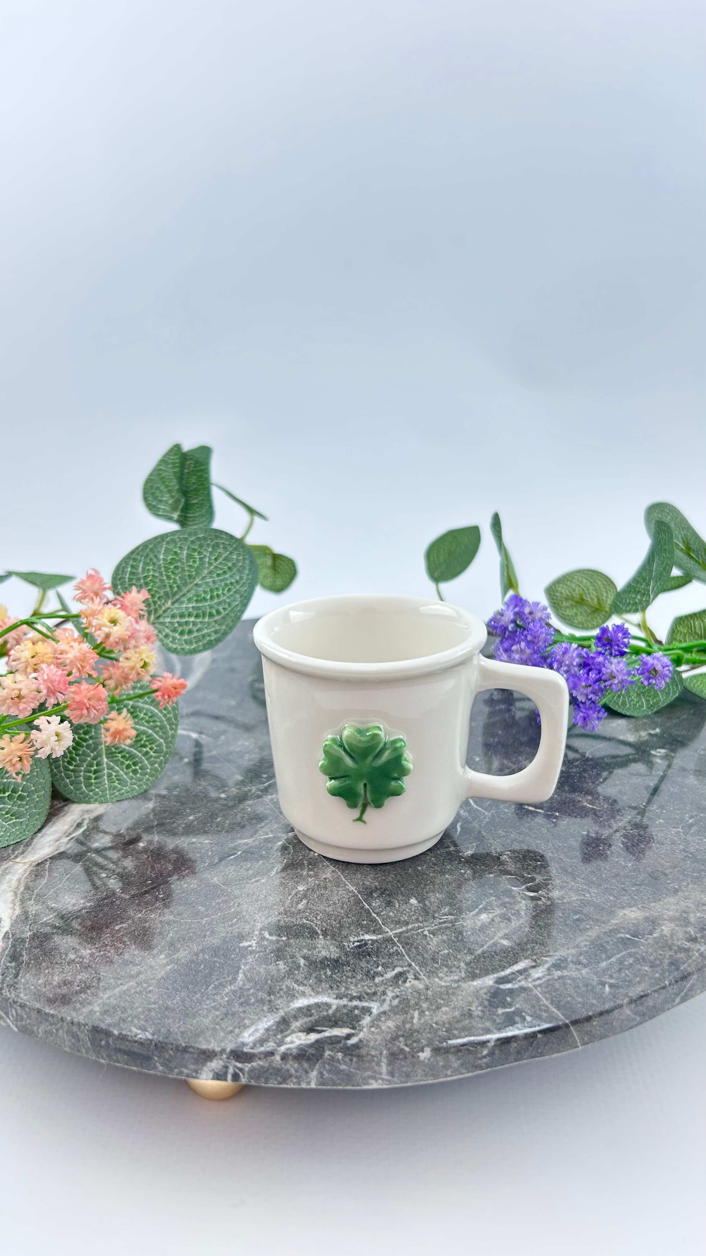 <html><br> <body style="font-family: 'Inter', 'Segoe UI', Arial, sans-serif; color: #20232a; line-height:1.75; font-size:1.08rem; background: #f5f6fa;"> <br> <blockquote style="border-left:4px solid #7469b6; margin:1.3rem 0; padding:1rem 1.5rem; background:#f1f3fa; border-radius:10px; font-size:17px; font-weight:500;"><br> <span style="font-size:1.35rem; font-weight:700; color:#3a4171;"><br> İlk bakışta sıradan bir buhurdanlık veya porselen tabak gördüğünüzde, aslında elinizdeki nesnenin evinizdeki ‘gizli akıllı sensör’ olduğunu hiç düşündünüz mü?</span><br> </blockquote><br> <br> <h2 style="font-size:1.4rem; color:#5960a9; margin-top:2rem; margin-bottom:1rem;">Teknik Bir Bakış: Seramikte “Akıllı Yüzey” Devrimi</h2><br> <p><br> 2025’in evlerinde seramik objeler, yalnızca estetik bir detay olmaktan çok uzakta. Özellikle Türkiye’de, yerli seramik markalarının gündemine giren yeni bir trend var: <b>akıllı yüzey teknolojisiyle üretilmiş ev eşyaları</b>. Peki, bu teknik neyi değiştiriyor?<br> </p><br> <ul style="margin-left:1.5rem; margin-bottom:1.2rem;"><br> <li><b>Termal Duyarlı Seramikler:</b> Buhurdanlık gibi objeler, özel mikrokristal yapıları sayesinde hem daha hızlı ısınıyor hem de ısıyı uzun süre stabil tutuyor. Bu, uçucu yağların optimum sıcaklıkta yayılmasını ve havadaki partiküllerin dengelenmesini sağlıyor.</li><br> <li><b>Anti-bakteriyel Kaplama:</b> Özellikle <b>porselen tabak</b> gibi yüzeylerde, nano-gümüş iyonlarıyla güçlendirilen sır teknolojisi sayesinde, mikropların yaşama şansı %99’a kadar azaltılıyor. El yapımı teknikle birleşen bu inovasyon, sofralarımızı görünmez bir kalkanla donatıyor.</li><br> <li><b>Enerji Verimliliği:</b> Kahveyle başlayan gün hikayesi için kullanılan seramik fincanlar, ısıyı uzun süre muhafaza eden çift cidarlı özel formlarıyla hem enerji hem de aroma kaybını minimuma indiriyor.</li><br> </ul><br> <p><br> Sadece güzellik değil, bilim de mutfağınızda! Ve bu, 2025’te Türkiye’de yükselen “Evde Sağlıklı Yaşam ve Akıllı Nesneler” trendiyle doğrudan örtüşüyor.<br> </p><br> <br> <h2 style="font-size:1.35rem; color:#5960a9; margin-top:2rem; margin-bottom:1rem;">Gündemde: “Akıllı Ev Objesi” Akımı ve Dijitalleşen Seramik</h2><br> <p><br> Son günlerde sosyal medyada ve özellikle <a href="https://www.webtekno.com/turkiye-de-ev-otomasyonu-gundemi-h152868.html" style="color:#7a70b8; text-decoration:underline;">Webtekno</a> ve <a href="https://www.haberturk.com/ev-otomasyonları-ve-nesnelerin-interneti-3712874-teknoloji" style="color:#7a70b8; text-decoration:underline;">Habertürk</a> gibi teknoloji portallarında yükselen bir gündem var: <b>akıllı ev otomasyonuna entegre olabilen geleneksel eşyalar</b>. <br> <span style="color:#5d5d5d;">Akıllı priz bağlantılı bir buhurdanlık, hareket sensörlü bir porselen tabak veya sıcaklık algılayan bir kahve kupası…</span><br> Özellikle yerli tasarım markalarının 2025’in 3. çeyreğinde piyasaya sürdüğü bazı ürünlerde; <br> <ul style="margin-left:1.2rem;"><br> <li><b>RFID çipli seramik tabak</b>lar yemek sipariş sistemlerine entegre edilerek, misafirlerin adedi ve damak zevkine göre servis sunulmasını sağlıyor.</li><br> <li><b>Bluetooth destekli buhurdanlık</b>lar, mobil uygulamalar üzerinden zamanlayıcı ve koku yoğunluğu ayarı yapılmasına imkan tanıyor.</li><br> </ul><br> Kısacası; seramiğin “sessiz zekası” şimdi dijitalleşiyor.<br> </p><br> <br> <h2 style="font-size:1.28rem; color:#5960a9; margin-top:2rem; margin-bottom:1rem;">“Kahveyle Başlayan Gün Hikayesi”: Mikroteknolojiden Sıradışı Deneyime</h2><br> <p><br> Sabah elinize aldığınız bir seramik fincanın hafifliğini, teninizdeki sıcaklığını, hatta ağız kenarındaki mükemmel eğimini düşünün. Bunlar artık tesadüf değil. <br> <b>Üretimde kullanılan yeni mikroteknoloji</b> sayesinde, kahveyle başlayan gün hikayesi, ergonomik tasarımla birleşiyor:<br> </p><br> <ol style="margin-left:1.5rem; margin-bottom:1.2rem;"><br> <li><b>İç Yüzey Kaplaması:</b> Kahve aromasını yansıtacak şekilde mikro-gözenekli seramikler, demleme sırasında gazların ve yağların dengeli yayılmasını sağlıyor.</li><br> <li><b>Isı Dağılımı:</b> Çift cidarlı teknolojisiyle, kahve daha uzun süre sıcak kalırken parmaklarınız yanmıyor.</li><br> <li><b>Ekolojik Katkı:</b> El yapımı porselen tabaklarda, doğada çözünebilen sırlar ve düşük karbon ayakizine sahip malzemeler kullanılıyor.</li><br> </ol><br> <p><br> İşte, bilim ve zanaatın evinizdeki mikro-ritüelleri nasıl dönüştürdüğünün kanıtı!<br> </p><br> <br> <h2 style="font-size:1.22rem; color:#5960a9; margin-top:2rem; margin-bottom:1rem;">Az Bilinen Teknik Detaylar: Kendi Evinizin “Saklı Laboratuvarı”</h2><br> <ul style="margin-left:1.2rem;"><br> <li><br> <b>Kaolin ve Feldspat</b> oranı: Porselen tabakların dayanıklılığında bu iki mineralin oranı %68-72 aralığında tutulursa, çarpma ve sıcak/soğuk şokuna karşı en iyi direnç sağlanıyor.<br> </li><br> <li><br> <b>Spesifik Isı Kapasitesi:</b> Seramik buhurdanlıkların optimum kokulandırma için ideal ısısı 100-120°C arası; bu aralıkta uçucu yağların bileşimleri bozulmadan dağılıyor.<br> </li><br> <li><br> <b>Glazür Seçimi:</b> 2025’te Türkiye’de yükselen “kurşunsuz glazür” akımı, hem çocuklu aileler hem de evcil hayvan sahipleri için sağlıklı ve sürdürülebilir yaşamın temel kriteri oldu.<br> </li><br> </ul><br> <p><br> Yani, sıradan bir obje sandığınız o fincan, <b>minik bir laboratuvar ürünü kadar hassas bir teknik sürecin</b> eseri!<br> </p><br> <br> <blockquote style="border-left:4px solid #8b929e; margin:1.7rem 0 1.5rem; padding:1rem 1.7rem; background:#f7f8fb; border-radius:9px; font-size:16px;"><br> <span style="color:#464b6e;"><br> <b>Sonuç:</b> 2025’in evlerinde, seramik eşyalar sessizce teknolojiyle bütünleşiyor. Bir buhurdanlık sadece koku yaymakla kalmıyor, bir porselen tabak sağlıklı yaşamın parçası oluyor, kahveyle başlayan gün hikayesi ise teknik bir deneyime dönüşüyor. O halde, bir dahaki sefere elinize aldığınız sıradan bir objeye tekrar bakın: Belki de akıllı evinizin en zeki üyesi tam karşınızda duruyor!<br> </span><br> </blockquote><br><br> <p style="font-size:0.97rem; color:#7d7f8b;"><br> <b>Kaynaklar:</b><br> <ul style="margin-left:1.5rem;"><br> <li><a href="https://www.webtekno.com/seramikte-akilli-yuzey-teknolojisi-h144120.html" style="color:#816fd8; text-decoration:underline;">Webtekno – Seramikte Akıllı Yüzey Teknolojisi</a></li><br> <li><a href="https://www.haberturk.com/ev-otomasyonlari-ve-nesnelerin-interneti-3712874-teknoloji" style="color:#816fd8; text-decoration:underline;">Habertürk – Ev Otomasyonları ve Nesnelerin İnterneti</a></li><br> <li><a href="https://www.seramik.org.tr/tr/icerik/seramikte-teknik-yenilikler-184" style="color:#816fd8; text-decoration:underline;">Seramik.org.tr – Seramikte Teknik Yenilikler</a></li><br> <li><a href="https://www.aa.com.tr/tr/bilim-teknoloji/akilli-ev-esyalari-gundemde/3145721" style="color:#816fd8; text-decoration:underline;">Anadolu Ajansı – Akıllı Ev Eşyaları Gündemde</a></li><br> </ul><br> </p><br> </body><br></html><br><br>**Etiketler:** buhurdanlık, porselen tabak, kahveyle başlayan gün hikayesi