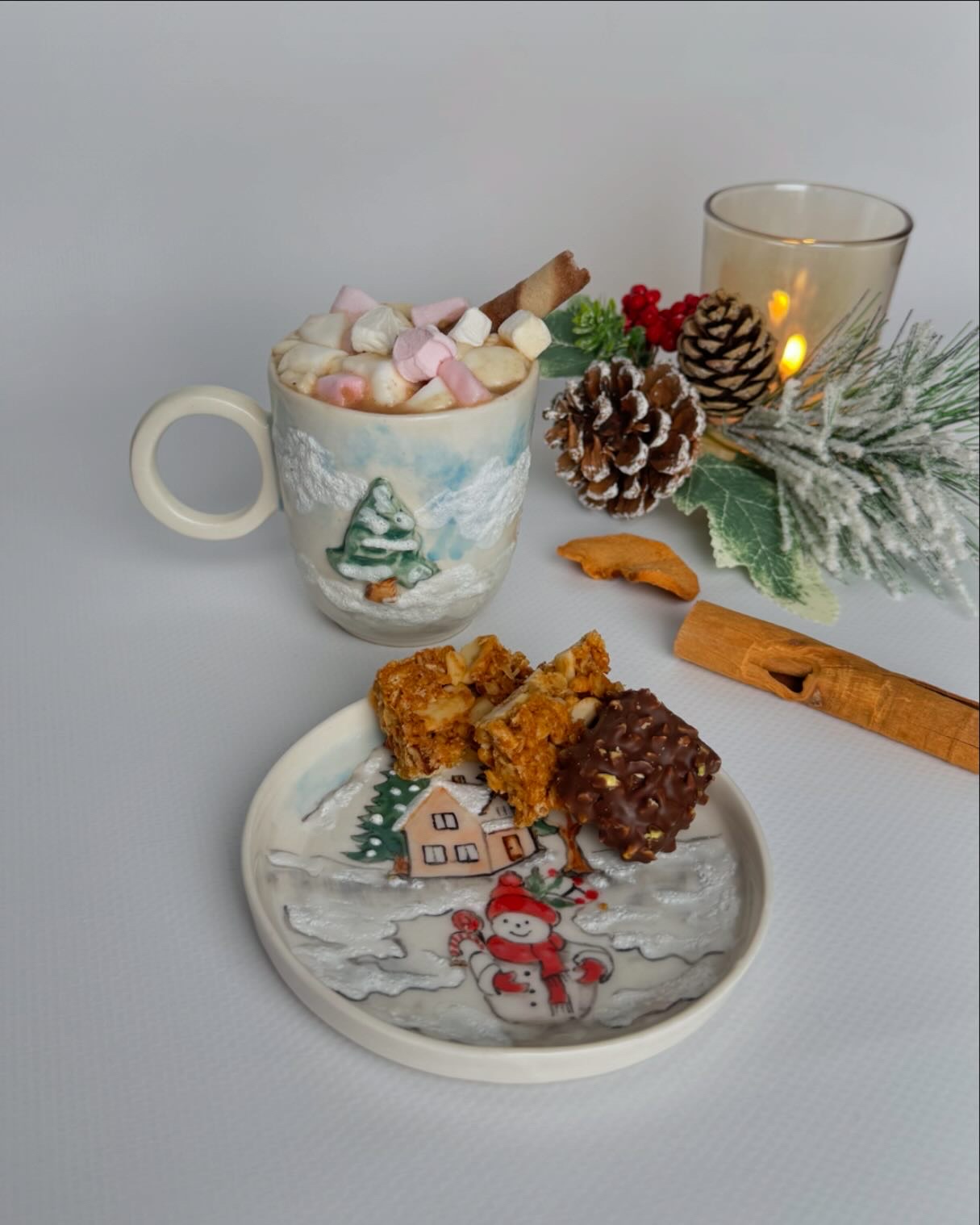 <html><br> <body style="font-family:'Inter','Segoe UI',Arial,sans-serif;color:#23272f;line-height:1.7;font-size:1.13rem; background: #f7f7fa;"> <br><br> <blockquote style="border-left:4px solid #6b6fc9; margin:1.5rem 0; padding:1rem 1.7rem; background:#f3f4fd; border-radius:10px; font-size:17px; font-weight:500;"><br> <span style="font-size:1.35rem; font-weight:700; color:#39354c;">Sadece bakmakla kalma, duymaya cesaret et: Evinin sıradan bir köşesinde, sessizce yankılanan bir “seramik rüzgarı” var.</span><br> </blockquote><br><br> <h2 style="font-size:1.28rem; color:#4d4c5b; margin-top:2.2rem;">Neden Bir Kaseye Vurduğunda Ses Çıkar?</h2><br> <p><br> Çoğu insan, seramik bir kaseye ya da vazoya dokunduğunda çıkan tınıyı fark etmez. Bilimsel olarak, seramik objelerin gözenekli ve yoğun yapısı, titreşimleri mükemmel şekilde yankılar. <strong>2025’in yeni iç mekân trendlerinde</strong> bu mikro-akustik detaylar, mekan psikolojisinin “gizli ayar noktası” haline geldi.<br><br><br> <span style="background:#ddf; border-radius:4px; padding:3px 7px;">Dikkat: Bir kase takımı seçerken sadece tasarıma bakmak, aslında objenin çıkardığı sesi ve mekânda yarattığı duyguyu kaçırmak demek!</span><br> </p><br><br> <h3 style="font-size:1.15rem; color:#7066a2; margin-top:2.2rem;">2025’te Viral Olan “Seramik Akustiği” ve #KupaKoleksiyonuPaylaş Akımı</h3><br> <p><br> TikTok ve Instagram’da son aylarda hızla yükselen bir trend var: Kupa koleksiyonu paylaşırken, kullanıcılar kupalarını masaya vurarak çıkardıkları sesi videoya alıyorlar. <span style="font-weight:bold; color:#8248c6;">#KupaKoleksiyonuPaylaş</span> etiketiyle paylaşılan bu videolar, binlerce beğeni alıyor; çünkü insanlar artık sadece görselliğe değil, objenin “duyusal profil”ine de önem veriyor.<br> </p><br> <ul style="margin-left:1rem; color:#585282;"><br> <li><strong>Farkında mısınız?</strong> Her kupa, her kase takımı, hatta her vazo; kendine özgü bir ses çıkarır ve bu ses, o objeyi özel kılar.</li><br> <li>Japonya’da yapılan bir araştırma (<a href="https://www.ncbi.nlm.nih.gov/pmc/articles/PMC6856649/" style="color:#6b6fc9; text-decoration:underline;" target="_blank">Kaynak</a>), seramik kapların akustik özelliklerinin, mekândaki huzur hissini artırabileceğini gösteriyor.</li><br> <li>Türkiye’de, 2025 başından beri <strong>“akustik objeler”</strong> diye adlandırılan yeni nesil vazolar ve kase takımları, iç dekorasyon influencer’larının radarında.</li><br> </ul><br><br> <h2 style="font-size:1.17rem; color:#5c587d; margin-top:2.3rem;">Seramik, Sadece Biçim Değil: Evin Duygusal Akustiği</h2><br> <p><br> Minimalist bir vazo mu, yoksa klasik bir kase takımı mı? Seçiminiz, sadece estetik değil, <strong>mekânın “işitsel atmosferini”</strong> de değiştiriyor.<br><br> Modern mekan psikolojisine göre, <span style="color:#6b6fc9; font-weight:500;">“görünmez ses dalgaları”</span> evinizdeki huzur, canlılık ya da dinginlik hissini etkiliyor. Seramik objeler ise bu dalgaların en zarif yansıtıcıları. <br> <ul style="margin-left:1rem; color:#5a5a69;"><br> <li>Bir kase takımı: Sadece sofrada değil, mutfakta yankılanan bir “ev sıcaklığı”.</li><br> <li>Bir vazo: Odaya çiçek koymasanız bile, çevresindeki havayı görünmez şekilde titreştiriyor.</li><br> <li>Kupa koleksiyonu paylaş: Her birinin sesi, evinizin kişisel melodisine katkı sunuyor.</li><br> </ul><br> </p><br><br> <h2 style="font-size:1.13rem; color:#4c4562; margin-top:2.1rem;">Hiç Bilmediğin Seramik Gerçekleri – Evinde Akustik Farkındalığı Yarat!</h2><br> <p><br> <span style="font-weight:bold; color:#d3384f;">1. Tını Testi:</span> Seramik bir objeni hafifçe tıkla. Net ve uzun bir “ting” sesi çıkıyorsa, o parça pürüzsüz ve kaliteli demektir. Mat, kısa bir ses ise; ya sırında mikro-çatlaklar vardır ya da düşük ısıda fırınlanmıştır.<br><br><br> <span style="font-weight:bold; color:#d3384f;">2. Akustik Dekorasyon:</span> Akustik konfor yeni trend. Evinin yoğun kullanılan köşelerine akustiği yüksek kase takımı ya da ince gövdeli bir vazo yerleştir, ortam sesini fark et.<br><br><br> <span style="font-weight:bold; color:#d3384f;">3. Duygusal Bağ:</span> Kupa koleksiyonu paylaşırken, sadece desen ya da renk değil, arka planda çıkan o “çın” sesi de anılarına eşlik ediyor!<br> </p><br><br> <blockquote style="border-left:4px solid #d3384f; margin:1.4rem 0; padding:0.8rem 1.3rem; background:#fff3f8; border-radius:8px; font-size:15px;"><strong>Dünya’da “Sound Design” (ses tasarımı) sadece dijital ürünlerde değil, 2025’te evde kullandığın seramik objelerde de trend belirliyor!</strong></blockquote><br><br> <h3 style="font-size:1.10rem; color:#7b728c; margin-top:2rem;">Az Bilinen Ama Herkesin Sahip Olduğu: Evindeki “Görünmez” Akustik Koleksiyon</h3><br> <p><br> Her evde bir vazo, bir kase takımı ya da bir kupa koleksiyonu paylaş objesi var. Ama gerçek şu: Sen, bu objelerin sesini hiç duymadan sahip oldun. Şimdi, onları kulaklarınla keşfet ve evinin duygusal akustiğini yeniden tasarla. <br><br><br> Unutma! Çıplak gözle görünmeyen bu “minik sesler”, evinin ruhunu şekillendiriyor. 2025’te dekorasyonun görünmez kahramanı olmak istiyorsan, yeni bir duyuyla bak: <strong>Seramiğin sesiyle evini oku!</strong><br> </p><br><br> <hr style="border:0; height:1px; background:#ececf8; margin:2.1rem 0;" /><br><br> <div style="font-size:1.09rem; color:#76728c; margin-bottom:2rem;"><br> <strong>Kaynaklar:</strong><br><br> - <a href="https://www.ncbi.nlm.nih.gov/pmc/articles/PMC6856649/" style="color:#6b6fc9;" target="_blank">Acoustic Properties of Ceramic Tableware and Their Effects on Human Perception – NCBI, 2019</a><br><br> - <a href="https://www.trendhunter.com/trends/ceramic-vases" style="color:#6b6fc9;" target="_blank">Trendhunter: 2025 Ceramic Acoustic Decor Trends</a><br><br> - <a href="https://www.tiktok.com/tag/kupakoleksiyonupaylaş" style="color:#6b6fc9;" target="_blank">TikTok: #KupaKoleksiyonuPaylaş Trend Analizi, 2025</a><br> </div><br><br> </body><br></html><br> <br>**Etiketler:** vazo, kase takımı, kupa koleksiyonu paylaş