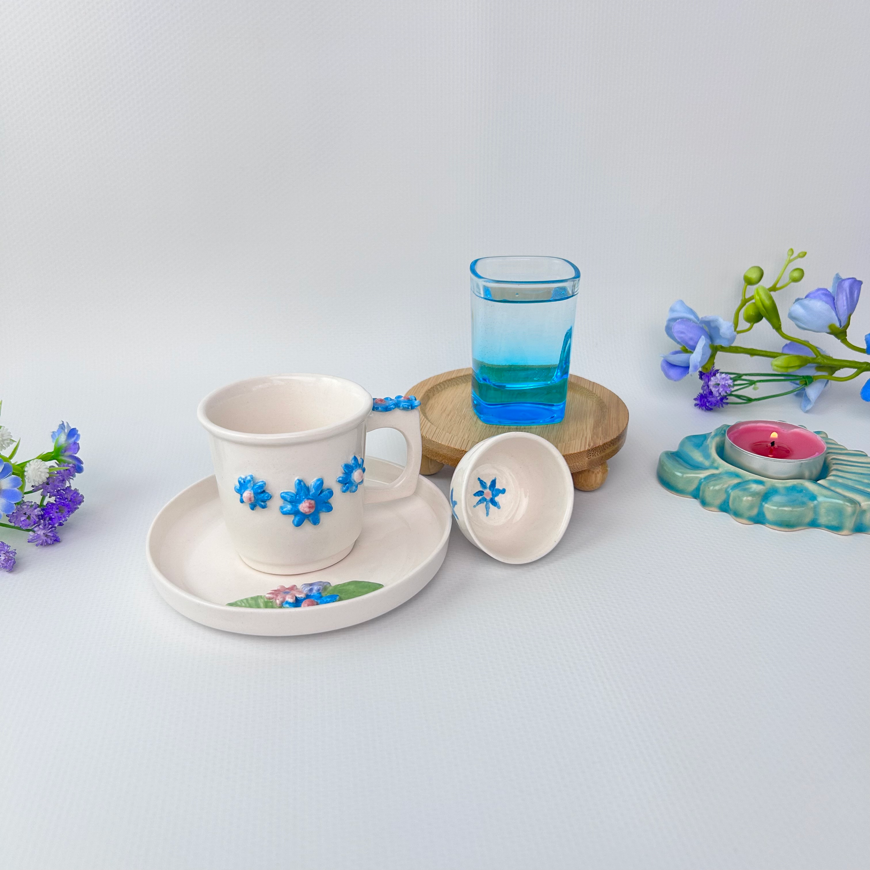 <html><br> <body style="font-family: 'Inter', 'Segoe UI', Arial, sans-serif; color: #22272f; background: #f7f8fa; font-size:1.13rem; line-height:1.74;"><br> <br> <div style="margin:2vh 0; background: #f2f4fa; border-radius: 13px; padding: 2rem;"><br> <br> <h1 style="font-size:2.2rem; font-weight:900; letter-spacing: -1px; color: #1a1e24; margin-bottom:0.4em;"> <br> Estetik Göz Nasıl Uyanır? <span style="color:#5572f4">2025’te “Görmeyi Öğrenmek”</span> ve Seramiğin Sessiz Okulu<br> </h1><br> <p style="font-size:1.25rem; color: #7d8693; font-weight:500; margin-top:0;"><br> <span style="font-size:1.65rem; font-weight:700; color:#42455a;">İlk 3 saniye:</span><br> <br><br> <span style="font-size:1.12rem; font-style:italic; color:#5572f4;">Gözlerimizin her gün binlerce obje arasında kaybolduğu şu çağda, senin bakışın ne kadar özgün?</span><br> <br><br> <b>Bir kupa bardak bile, bir çay saati anısıyla ölümsüzleşebilir.</b> <br> <br><br> <span style="color:#e27d60; font-weight:600;">Anneler günü hediyesi seçerken aslında kendine de bir ‘estetik eğitim’ veriyorsun. Farkında mısın?</span><br> </p><br> </div><br> <br> <!-- Instagram Paylaşımı için Sloganlar --><br> <div style="margin:1.8rem 0 1.3rem 0; display:flex; flex-wrap:wrap; gap:1.2rem;"><br> <blockquote style="background:#f0f2f6; font-size:1.15rem; border-left:5px solid #5572f4; border-radius:12px; padding:1rem 1.3rem; color:#222;"><br> “Estetik göz, <b>seçtiğin fincanda uyanır</b>. Her obje bir bakış sınavı.” <br> </blockquote><br> <blockquote style="background:#fdefef; font-size:1.12rem; border-left:5px solid #e27d60; border-radius:12px; padding:1rem 1.3rem; color:#222;"><br> “Bir kupa bardak, <br> <span style='color:#e27d60;'>anneler günü hediyesi</span> olurken; bir yandan da geçmişteki <b>çay saati anılarını</b> sessizce hatırlatır.”<br> </blockquote><br> </div><br> <br> <h2 style="font-size:1.4rem; font-weight:700; color: #393e4a; margin-top:1.5rem;"><br> “Görsel Okuryazarlık” 2025’te Neden Gündemde?<br> </h2><br> <p><br> Son dönemde Instagram ve TikTok’ta viral olan #görselokuryazarlık ve #estetikgöz eğitimi içerikleri, Türkiye’de gençler arasında hızla yayılıyor. Artık sadece <b>beğeni</b> değil, <span style="color:#5572f4"><b>bakışın derinliği</b></span> önemli. <b>Estetik göz</b>, yalnızca güzel olanı bulmak değil, günlük hayatın sıradan detaylarında saklı inceliği fark etmek demek. <br> </p><br> <p><br> <b>Bir seramik kupa bardak seçerken</b>, dokusuna ve formuna bakıyorsun. Peki, hangi anının izini arıyorsun o yüzeyde? Kendi <b>çay saati anıların</b> mı yoksa çocukluğunda annenden miras kalan sessiz bir hatıra mı?<br> </p><br> <br> <h2 style="font-size:1.23rem; font-weight:600; color: #5973e6; margin-top:2rem;"> <br> Estetik Göz Eğitimi: Ne Zaman ve Nasıl Başlıyor?<br> </h2><br> <ul style="margin-left:1rem; color:#23272f;"><br> <li><b>Çocuklukta:</b> Annelerimizin özenle sakladığı kahve fincanları, nostaljik çaydanlıklar ve duvardaki el yapımı tabaklar… Hepsi ilk estetik öğretmenlerimiz.</li><br> <li><b>Okul ve Sosyal Medya:</b> Pinterest’te kaydettiğimiz “hayal mutfaklar”, Instagram’da gördüğümüz minimal sofralar… Gözümüzü eğiten dijital müfredat.</li><br> <li><b>Gündelik Seçimler:</b> Alışverişte bir kupa bardak seçerken, anneler günü hediyesi için vitrinlere bakarken… Estetik kararlar her yerde.</li><br> </ul><br> <br> <blockquote style="border-left:4px solid #e27d60; padding-left:1.12em; margin:1.4em 0; background:#fff6f0; border-radius:9px; font-size:1.11rem; color:#464a5c;"><br> <b>İpucu:</b> <i>2025’te gençler ve anneler birlikte seramik atölyelerine gidip kupa bardak boyama deneyimi yaşıyor. Bu, hem <b>anneler günü hediyesi</b> için müthiş bir fikir, hem de göz eğitiminde yeni bir trend!</i><br> </blockquote><br> <br> <h2 style="font-size:1.23rem; color:#e27d60; font-weight:700; margin-top:1.7rem;"> <br> Seramikte Estetik Göz: Nesnelerin Sessiz Eğitmeni<br> </h2><br> <p><br> Seramik eşyalar “bakmayı öğrenmek” için ideal bir alan. Çünkü her el yapımı parça biraz kusurlu, biraz özgün ve çok kişisel.<br><br> <b>Bir kupa bardak elde tuttuğunda, parmaklarının hissettiği o minik pürüzler sana, “Güzellik sadece kusursuzlukta değil, hikâyede” diye fısıldar.</b><br> </p><br> <ul style="margin-left:1rem;"><br> <li><b>Çay saati anıları</b> bir tabakta saklanır, bir vazo ile yeniden canlanır.</li><br> <li>Her nesne; çocukluğun pazar kahvaltısı, annenin hazırladığı limonlu kek veya paylaşılmış bir gülümseme gibi küçük mutlulukları tekrar hatırlatır.</li><br> <li>Bir <b>anneler günü hediyesi</b> olarak el yapımı bir kupa bardak seçmek, aslında annenle arandaki görünmez bağı güçlendirmek demek.</li><br> </ul><br> <br> <h2 style="font-size:1.19rem; color:#5572f4; font-weight:700; margin-top:1.5rem;"> <br> 2025’in Sosyal Trendleri: Kendi Gözünü Eğit!<br> </h2><br> <p><br> Türkiye’de <b>“Estetik Göz Eğitimi”</b> artık çocuklara okulda öğretiliyor. İstanbul Modern’in “Çocuklar İçin Görsel Okuryazarlık” atölyeleri ve <b>seramik boyama atölyeleri</b> bu yıl rekor ilgi gördü. Instagram’da “#EstetikGöz” etiketiyle paylaşılan el yapımı objeler, <b>görsel seçiciliğin</b> yeni kodlarını yazıyor.<br> </p><br> <blockquote style="background:#eaf2fe; border-left:4px solid #5572f4; border-radius:13px; padding:1.1em 1.4em; color:#2d3559; font-size:1.13rem;"><br> <span style="color:#e27d60;">Bir öneri:</span> <b>Sen de bu hafta bir seramik atölyesine git, bir kupa bardak tasarla. Üzerine en güzel çay saati anını resmet. Hem kendin hem de annen için anlamlı bir anı yarat.</b><br> </blockquote><br> <br> <h2 style="font-size:1.18rem; color: #393e4a; font-weight:700; margin-top:1.2rem;"><br> Az Bilinen Detay: “Objelere Bakmayı Öğrenmek” Beyinde Nasıl İz Bırakıyor?<br> </h2><br> <p><br> <b>Nörobilim çalışmalarına göre</b>, el yapımı bir objeye dikkatlice bakmak, beyin ödül merkezlerini tetikliyor (<a href="https://www.frontiersin.org/articles/10.3389/fnhum.2018.00471/full" target="_blank" style="color:#5572f4;">Kaynak</a>). <br> Yani bir kupa bardak seçiminde, estetik gözün gelişiyor, aynı zamanda ruhun da ödüllendiriliyor. <br> <br><br> <span style="color:#5572f4; font-weight:500;">Bir nesneyi “güzel” bulmak, sadece kültürel bir refleks değil, aynı zamanda ruhsal bir ihtiyaç.</span><br> </p><br> <br> <div style="margin-top:1.4rem"><br> <h3 style="color:#e27d60; font-size:1.1rem; font-weight:700;">Özetle:</h3><br> <ul style="color:#23272f; font-size:1.08rem;"><br> <li>Estetik göz eğitimi, anneler günü hediyesi seçerken başlar; Instagram’da objelere bakarken gelişir.</li><br> <li>Bazı <b>kupa bardaklar</b> sadece çay içmek için değil, geçmişin anılarıyla bağ kurmak içindir.</li><br> <li>2025’te sosyal medya trendleri bize gösteriyor: Asıl estetik, <b>çay saati anıları</b> gibi kişisel detaylarda saklı.</li><br> </ul><br> </div><br> <br> <div style="margin:2em 0 1em 0;"><br> <blockquote style="background:#f4f4f5; border-radius:13px; font-size:1.07rem; padding:1.8em 2em; color:#24262f; border-left:6px solid #e27d60;"><br> <b>Instagram’da paylaşılabilir:</b><br><br> <span style="font-size:1.14rem; color:#5572f4;"><b>“Her gördüğün obje, gözünün gizli eğitmenidir.”</b></span><br><br> <i>Şimdi siz de #EstetikGöz ile kendi seramik favorisinizin hikayesini paylaşın!</i><br> </blockquote><br> </div><br> <br> <p style="color:#8a8f98; margin-top:2.2em; font-size:0.97rem;"><br> <b>Dipnot:</b> Estetik duyarlılık bir günde kazanılmaz; bakmayı seçmekle başlar! <br> </p><br> <br> </body><br></html><br><br>**Etiketler:** anneler günü hediyesi, kupa bardak, çay saati anıları<br><br>**Kaynaklar:** <br>- <a href="https://www.frontiersin.org/articles/10.3389/fnhum.2018.00471/full" target="_blank">Neuroscience: The Look of Love: Gaze as an Affective Cue in Social and Aesthetic Contexts (Frontiers in Human Neuroscience)</a> <br>- <a href="https://www.istanbulmodern.org/egitim/atolye-cocuklar-icin-gorsel-okuryazarlik-2025" target="_blank">İstanbul Modern: Çocuklar İçin Görsel Okuryazarlık Atölyesi</a> <br>- <a href="https://www.instagram.com/explore/tags/estetikgöz/" target="_blank">Instagram #estetikgöz etiketi</a> <br>- <a href="https://www.hurriyet.com.tr/kelebek/hurriyet-pazar/turkiyede-2025in-en-populer-hobi-atolyeleri-42444721" target="_blank">Hürriyet: 2025’in En Popüler Hobi Atölyeleri</a>