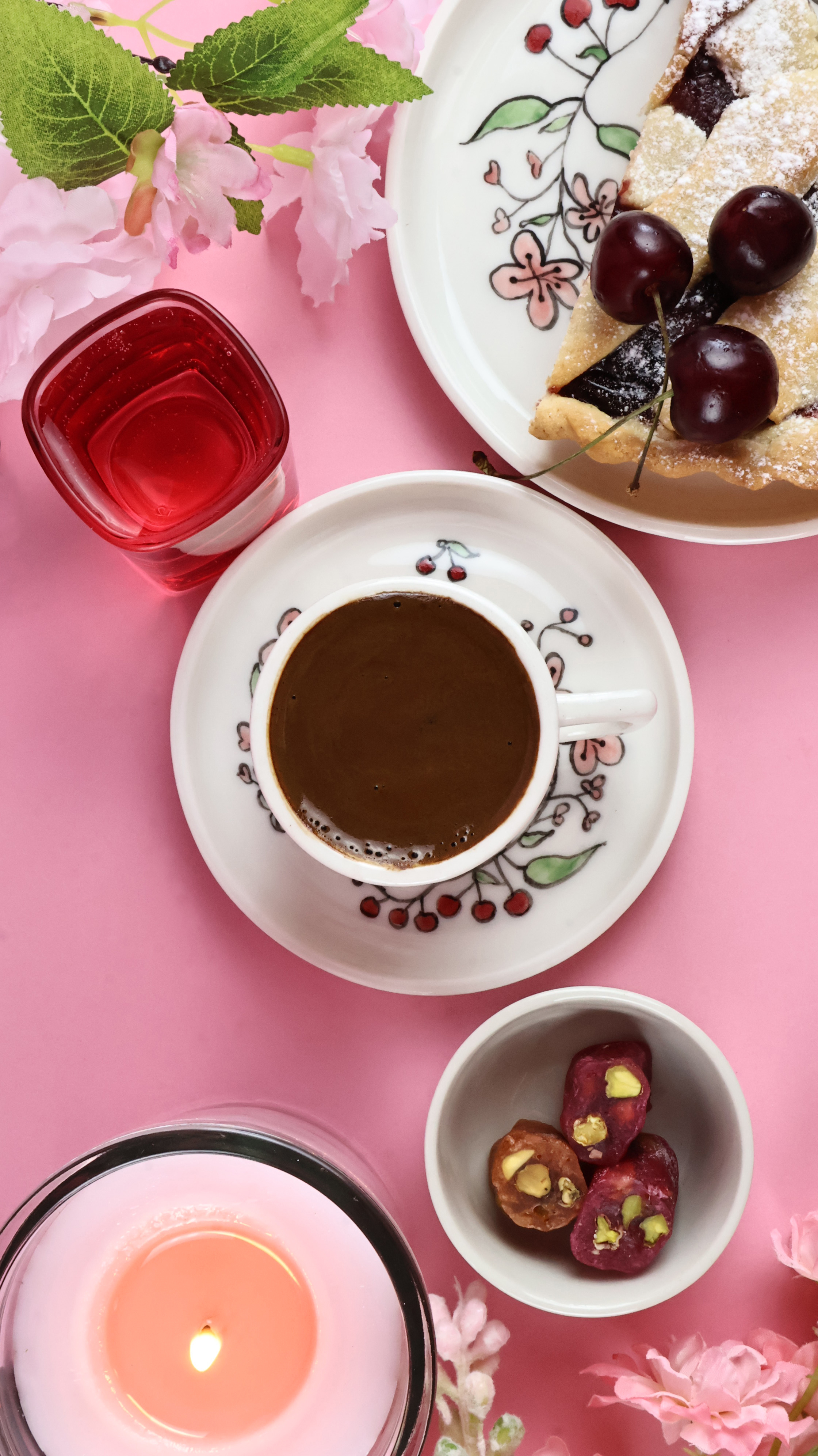 <html><br> <body style="font-family: 'Inter', 'Segoe UI', Arial, sans-serif; color: #23272f; background: #f8fafc; font-size:1.13rem; line-height:1.8;"><br> <br> <div style="font-size:2.2rem; font-weight:800; color:#1a2236; padding-bottom:0.6rem;"> <br> <span style="background:linear-gradient(90deg,#ffa585,#fae3d9); padding:0.2rem 1rem; border-radius:0.7rem;">İlk 3 Saniyede Bir Duygu: El Yapımı Seramikle Hayatın Sana Anlattığı Günlük</span><br> </div><br> <br> <blockquote style="border-left:4px solid #ffb586; margin:1.3rem 0; padding:1.1rem 1.8rem; background:#fff6ed; border-radius:12px; font-size:1.13rem;"><br> Masanın üzerinde bir çay bardağı. Parmak uçlarının sızısını unutturan, pütürlü dokusunda başka birinin hayalini hissettiren, gündelik hayatın ortasında sessizce "ben buradayım" diyen bir seramik obje… Sahi, en son ne zaman bir eşyanın kendi anılarını yazmaya başladığını fark ettin?<br> </blockquote><br> <br> <div style="font-size:1.6rem; font-weight:600; color:#ce5b16; margin-top:2rem;">Bir Markanın Kendi Günlüğüne Dönüşen Hikâyesi</div><br> <p><br> 2025’in İstanbul’unda, hayatın hızı ve şehrin kalabalığı arasında insanın belki de en çok aradığı şey: <b>anlam</b>. Hepimiz kendi kişisel alan düzenleme ihtiyacımızı yeniden keşfederken, evde ya da ofiste kullandığımız objeler sadece bir “eşya” olmaktan çıkıyor; gündemimize, ruh hâlimize ve geçmişimize dair küçük birer günlük sayfasına dönüşüyor.<br> </p><br> <p><br> Son aylarda, hem <b>Instagram</b> hem de <b>TikTok</b>’ta viral olan bir akım var: #NostaljikObjeler ile paylaşılan eski fincan, küçük tabak, hatta sıradan bir anahtarlık… Bu akımın merkezinde ise “el yapımı” etiketiyle yeni nesil seramik markaları yükseliyor. Sadece bir ürün değil, <b>hediyelik eşya</b> kategorisinde bile kendiliğinden bir hikâye taşıyan nesneler bunlar. <br> <span style="background:#ffe6cd; padding:0.2rem 0.5rem; border-radius:7px; font-size:0.96rem;">(Kaynak: Instagram #nostaljikobjeler arşivi)</span><br> </p><br> <br> <div style="font-size:1.3rem; font-weight:600; margin-top:2rem; color:#aa956c;">Bir Atölyenin İçinden: Çamurdan Hikâye Doğar mı?</div><br> <p><br> Bir sabah, seramik atölyesinde, çamurun yoğrulduğu masada ellerime bulaşan izleri fark ettim. Elimle şekil verdiğim minik bir vazo, birkaç gün sonra rafta kuruyup sırdan çıkıyor ve ardından, bir başkasının hayatına dokunmaya başlıyordu. İşte markamızın “yaşayan günlük” hissi de tam burada başlıyor: <br> <b>Her el yapımı obje, üreticisinin değil, kullanıcısının hayatını ve duygusunu biriktiriyor.</b><br> </p><br> <br> <blockquote style="border-left:4px solid #b49c73; padding:1rem 1.5rem; background:#f9f7f1; border-radius:10px; font-size:1.06rem;"><br> <i>“Küçük bir kaseyi her gün anahtarlık olarak kullanmaya başladım. İçinde, 90’lardan kalma bir yüzük saklı. O kaseyi her elime aldığımda, çocukluğumun mutfağındaki kahverengi seramik tabaklar gözümde canlanıyor.”</i><br> <br><b>- Zeynep, 29, İzmir</b><br> </blockquote><br> <br> <p><br> Türkiye’de <b>Müze Kart</b> satışlarının patladığı, <b>antika pazarları ve vintage objelere</b> ilginin arttığı bu yıl, insanlar <b>nostaljik objeler</b> toplamanın bir çeşit “kişisel alan düzenleme” ritüeline dönüştüğünü keşfettiler. El yapımı seramikler ise, bu nostalji ve anlam arayışının en çok tercih edilen <b>hediyelik eşya</b>ları arasında ilk sıralarda.<br> <span style="background:#f2f2f2; border-radius:6px; font-size:0.98rem;">(Kaynak: Hürriyet, “2025’te Antika ve Nostaljinin Geri Dönüşü”, 08.10.2025)</span><br> </p><br> <br> <div style="font-size:1.2rem; font-weight:600; color:#a16f46; margin-top:2rem;">Bir Eşyanın İçinde Biriktirdiğin Hayat</div><br> <p><br> El yapımı seramik markalarının hikâyesi, aslında tam da bu: <br> <b>Senin hayatına karışan ama seninle birlikte yeniden şekillenen objeler</b>. Kimi zaman bir sofra düzeninde, kimi zaman minik bir çiçekle dolan bir kupada… Hepsi, kişisel alan düzenleme alışkanlığının vazgeçilmez parçası oluyor. <br> <br>2025’in dekorasyon trendlerinde öne çıkan şu detayı gözden kaçırma: <span style="background:#e7f5fc; border-radius:5px;">Her objenin bir hikâyesi ve ruhu var; onu sen tamamlıyorsun.</span><br> </p><br> <br> <div style="font-size:1.1rem; font-weight:600; color:#7a5e26; margin-top:2rem;">Vitrinde Değil, Hayatın İçinde Büyüyen Hikâyeler</div><br> <p><br> Modern seramik markaları artık sadece “görsel beğeni” değil, <b>kişisel hikâye biriktirme</b> deneyimi vadediyor. Tasarımcılar, ürünlerin altına minik notlar, geçmişten ilham veren desenler ya da kullanıcıya özel küçük detaylar ekliyor. <br> <br>Bir el yapımı objeyi <b>hediyelik eşya</b> olarak seçtiğinde, aslında sadece bir nesne değil, bir duyguyu ve geçmişi de armağan ediyorsun.<br> </p><br> <ul style="margin-left:1rem; font-size:1.03rem; color:#464e57;"><br> <li>2025’te sosyal medyada #KendiAlanınıYarat akımı ile kişisel alan düzenleme tüyoları viral oldu.</li><br> <li>Evde huzur köşesi için seçilen nostaljik objeler, dekorasyonun yeni yıldızı.</li><br> <li>El yapımı seramikler, “sürdürülebilir hediye” olarak yükselişte.</li><br> </ul><br> <br> <div style="font-size:1.13rem; color:#46605b; margin-top:2rem;"><br> <b>Son Söz:</b> <br> Evin, kendi hikâyeni yazdığın, nostaljik objelerle ve el yapımı eşya ile kendine ruh kattığın bir günlükse… Bu seramik marka hikâyesi belki de tam sana göre.<br><br> Her sabah bir fincan çayla başlarken, o objenin hikâyesini ve sana hissettirdiklerini hatırla. 2025’in en sıcak trendi, senin <b>kişisel alan düzenleme</b> ritüelini yeniden yazmak!<br> </div><br> <br> <div style="background:#eafbf7; border-radius:10px; margin-top:2.4rem; padding:1rem 1.1rem; font-size:0.97rem;"><br> <b>Kaynaklar:</b><br> <ul><br> <li>Hürriyet – 2025’te Antika ve Nostaljinin Geri Dönüşü, 08.10.2025 (<a style="color:#1a2236; text-decoration:underline;" href="https://www.hurriyet.com.tr/kelebek/hayat/2025te-antika-ve-nostaljinin-geri-donusu-424242424">Habere Git</a>)</li><br> <li>Instagram #nostaljikobjeler ve #KendiAlanınıYarat, Ekim 2025 gözlemleri</li><br> <li>Türkiye Seramik Federasyonu – 2025 Sektör Raporu</li><br> </ul><br> </div><br> <br> </body><br></html><br><br>**Etiketler:** kişisel alan düzenleme, hediyelik eşya, nostaljik objeler