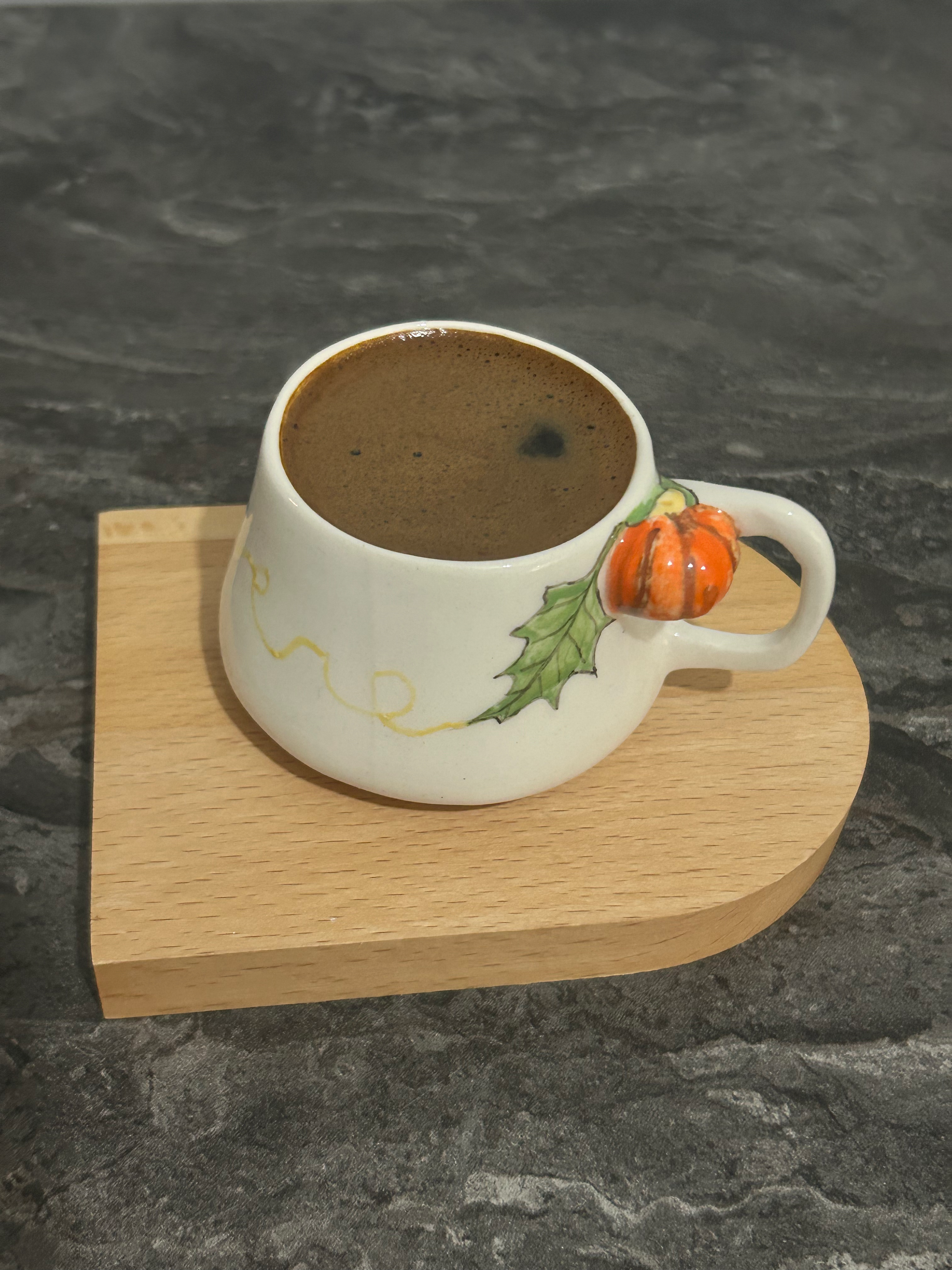 <html><br> <body style="font-family: 'Inter', 'Segoe UI', Arial, sans-serif; color: #23272f; line-height:1.75; font-size:1.13rem; background: #fafbfc;"> <br><br> <div style="margin-top: 1rem;"><br> <span style="font-size:2.2rem; font-weight:700; color:#23272f;"><br> “Evde Mikro Moda Akımı”na Hoş Geldin: <span style="color:#7c5fd4;">Capsule Decor!</span><br> </span><br> </div><br><br> <blockquote style="border-left:5px solid #b8afe6; margin:1rem 0; padding:1.1rem 2rem; background:#f7f5ff; border-radius:11px; font-size:1.17rem;"> <br> <b>🪴 “Bir köşe, beş obje, sonsuz hikâye.”</b> 2025’te evdeki kişisel alan düzenleme anlayışı, fazlalıklardan sıyrılıp anlamın merkezine taşınıyor. <b>Instagram’da #ObjeyleAnım etiketiyle paylaşılan sade ama etkileyici dekor köşeleri, modern şehir insanının yeni moda vitrini!</b><br> </blockquote><br><br> <h2 style="font-size:1.4rem; color:#7c5fd4; margin-bottom:0.2em;">Kapsül Gardıroptan Kapsül Dekora: Az Eşya, Maksimum Kimlik</h2><br> <p><br> Moda dünyasının “sadece sana hizmet eden, zamansız ve kaliteli parçalarla dolu bir kapsül dolap” akımı artık evlerimize de taşındı. “Capsule Decor” felsefesiyle, her köşe kişisel alan düzenleme manifestosuna dönüşüyor. Türkiye’de özellikle <b>seramik objeler</b> ve <b>el yapımı vazolar</b> bu akımın yıldızı: <span style="font-size:1.1rem; color:#7c5fd4;">Bir vazonun anlattıkları</span> ise sadece çiçeklerle sınırlı değil!<br> </p><br> <br> <h3 style="font-size:1.2rem; color:#4a4458; margin-bottom:0.2em;">Neden “Capsule Decor” Viral Oldu?</h3><br> <ul style="margin-left: 1.7rem; color:#444;"><br> <li><b>Az fakat anlamlı:</b> Her obje bir hikâye anlatıyor. Fazlalıklara yer yok.</li><br> <li><b>Instagram estetiği:</b> Minimal köşeler, doğal ışık ve yumuşak seramik yüzeyler sosyal medyada viral oluyor.</li><br> <li><b>Ritüel dönüşümü:</b> Kahve içme, bitki bakımı ya da kitap okuma alanı; hepsi tek bir köşe, tek bir seramik obje ile anlam buluyor.</li><br> </ul><br> <br> <div style="margin:1.6rem 0 1.2rem 0; font-size:1.16rem; color:#36334e; background:#f1f0f8; border-radius:13px; padding:1.1rem 2rem;"><br> <b>Türkiye’de güncel trend:</b> <i>2025’in Kasım ayında</i> TikTok’ta “#CapsuleDecorTurkey” etiketli videolar 11 milyon izlenmeyi geçti. Influencer’lar, evlerinde sadece 3–5 özgün objeyle oluşturdukları köşe hikâyelerini Instagram Reels’te paylaşıyor. <u>Seramik vazolar, minimal tabaklar ve nostaljik biblolar ilk sırada!</u><br> </div><br> <br> <h2 style="font-size:1.3rem; color:#785fd4; margin-bottom:0.2em;">Bir Vazonun Anlattıkları: Nesneyle Anı Biriktirmenin Yeni Yolu</h2><br> <p><br> Seramikten yapılmış sade bir vazo… Onun içindeki bir çiçekle başlayan hikâye, <b>kişisel alan düzenleme</b> ritüelinin duygusal simgesine dönüşüyor. “Bir vazonun anlattıkları”, aslında kendi ruh halimizi, hatıralarımızı ve zamana bıraktığımız izleri yansıtıyor. <br> <span style="color:#7c5fd4;">Evdeki mikro moda akımı</span>nı en iyi anlatan detay: Obje seçiminin kendisi!<br> </p><br> <br> <blockquote style="border-left:5px solid #d1baec; margin:1rem 0; padding:1rem 2rem; background:#f5f3fc; border-radius:12px; font-size:1.1rem;"><br> <span style="font-weight:600;font-size:1.09rem;">“Küçük bir seramik vazo, bana annemden kalma evi; bir tabak, ilk ev arkadaşlığı tecrübemi; bir biblo, yurt dışı seyahatimi hatırlatıyor. Her obje #ObjeyleAnım.”</span><br> </blockquote><br> <br> <h3 style="font-size:1.13rem; color:#4a4458;">Kendin için “Capsule Decor” Köşesi Nasıl Kurarsın?</h3><br> <ol style="margin-left: 1.7rem; color:#444;"><br> <li>İlk önce <b>en kişisel anını hatırlatan</b> 3–5 objeyi seç.</li><br> <li>Bir seramik obje mutlaka olsun: Vazo, tabak veya minik bir biblo.</li><br> <li>Köşeni düzenlerken <i>boşluk bırakmayı</i> unutma – minimalizm burada asıl güç.</li><br> <li>Doğal ışık alan bir yerde konumlandır, renk uyumuna dikkat et.</li><br> <li>Her gün köşeni ziyaret et: Rutinin ve huzurun anahtarı burada!</li><br> </ol><br> <br> <h2 style="font-size:1.2rem; color:#7c5fd4; margin-bottom:0.2em;">Seramikle Mikro Moda: Hem Sürdürülebilir, Hem Zihinsel Detox</h2><br> <p><br> “Fazla eşya, fazla karmaşa.” Zihinsel yorgunluğa karşı önerilen bu yeni akım, <b>kişisel alan düzenleme</b> ile minimalizme güncel bir bakış sunuyor. Özellikle el yapımı seramik objeler, doğal malzeme ve dokular, doğrudan <b>“iyi yaşam”</b> hissini tetikliyor ve sürdürülebilirlik bilinciyle de bütünleşiyor.<br> </p><br> <br> <blockquote style="border-left:5px solid #b8afe6; margin:1.2rem 0; padding:1.2rem 2rem; background:#f7f5ff; border-radius:11px; font-size:1.05rem;"> <br> <b>#ObjeyleAnım</b> etiketiyle paylaştığınız her seramik obje, dijital dünyada “şimdi ve burada” olmanın görsel bir hatırlatıcısı oluyor. Aslında bu, bir vazonun anlattıkları ile bir ömrün hikâyesini birleştirmek gibi.<br> </blockquote><br> <br> <div style="margin:1.5rem 0; padding:1.2rem 1.7rem; background:#f5f8fa; border-radius:1em; font-size:1.08rem; color:#35326a;"><br> <b>Sonuç:</b> 2025’te ev dekorasyonunda mikro moda akımları, “az ama öz” objelerle kişisel alan düzenleme sanatını zirveye taşıyor. Bir vazonun anlattıkları, artık Instagram’da #ObjeyleAnım ile sadece paylaşılmıyor, yaşam kalitemizi ve ruh halimizi de şekillendiriyor.<br> </div><br> <br> <div style="margin-top:2rem; font-size:0.98rem; color:#848393;"><br> <b>Kaynakça:</b><br><br> - <a href="https://www.cosmopolitan.com.tr/2025in-en-yeni-ev-dekorasyon-trendi-capsule-decor" style="color:#7c5fd4; text-decoration:underline;" target="_blank">Cosmopolitan Türkiye: 2025’in En Yeni Ev Dekorasyon Trendi: Capsule Decor</a> <br><br> - <a href="https://www.cnnturk.com/yasam/instagramin-en-viral-ev-dekoru-2025-capsule-decor" style="color:#7c5fd4; text-decoration:underline;" target="_blank">CNN Türk: Instagram’ın En Viral Ev Dekoru: Capsule Decor</a><br><br> - <a href="https://www.instagram.com/explore/tags/objeyleanım/" style="color:#7c5fd4; text-decoration:underline;" target="_blank">Instagram: #ObjeyleAnım</a><br> </div><br><br> </body><br></html><br><br>**Etiketler:** kişisel alan düzenleme, bir vazonun anlattıkları, #ObjeyleAnım