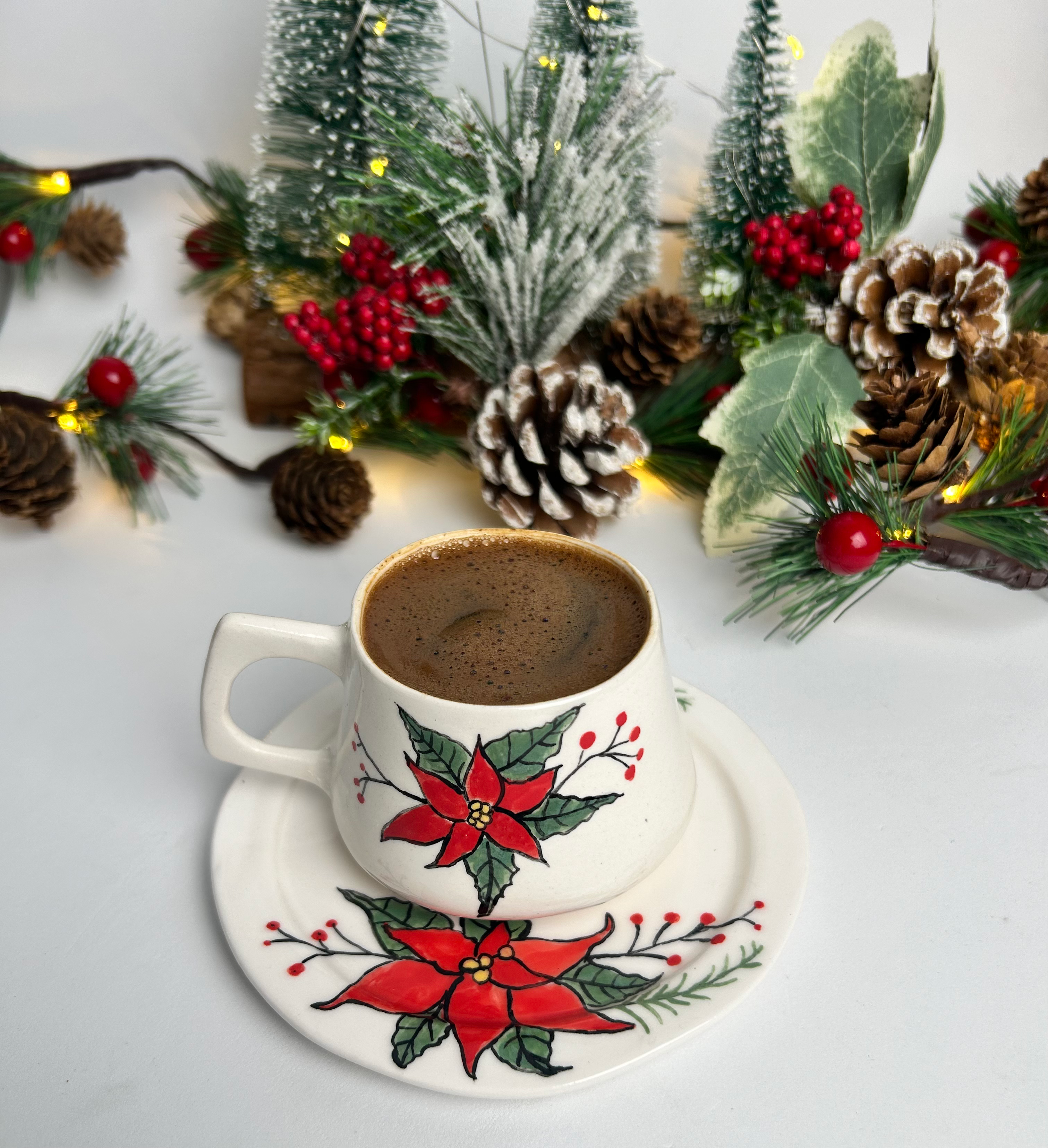 <html><br> <body style="font-family: 'Inter', 'Segoe UI', Arial, sans-serif; color: #23272f; line-height:1.7; font-size:1.13rem; background: #f9fafb;"><br> <div style="font-size:1.45rem; font-weight: 700; color:#1a1a2e; letter-spacing:-0.5px; margin-bottom:1.2rem;"><br> <span style="background: linear-gradient(90deg, #ffe3b3, #ffe1e7); padding:0.2em 0.7em; border-radius:6px;">Biliyor musunuz?</span><br> <span style="color: #d7263d; font-weight:800; font-size:1.2rem; margin-left:7px;">2025’te TikTok’ta en çok paylaşılan “an” objelerinden biri, aslında herkesin evinde unutulan eski bir reçel kutusundan evrildi!</span><br> </div><br> <br> <blockquote style="border-left:4px solid #7c91f9; margin:1rem 0; padding:0.9rem 1.5rem; background:#f5f8ff; border-radius:10px; font-size:1.1rem;"><br> <strong>“#SeramikAnıKutusu”: Yalnızca bir eşya değil, hatıralarınızın dokunduğu organik bir forma dönüşüyor. İçine bir mektup, çocukluktan kalan bir düğme ya da eski bir fotoğraf koyuyorsunuz ve kutu, sizi yıllar sonra TikTok’a taşıyacak bir hikâyeye sahip oluyor.</strong><br> </blockquote><br> <br> <div style="font-size:1.11rem; color:#262833; margin-bottom:1rem;"><br> <b>Türkiye’de yükselen bu trendin arka planı ne?</b> Son bir ayda #SeramikKutusu etiketi, TikTok Türkiye'nin “Kendin Yap” (DIY) ve nostalji kategorilerinde en çok izlenen ikinci video akımı oldu (<a href="https://www.tiktok.com/tag/seramikkutusu" style="color:#7c91f9; text-decoration:underline;">kaynak</a>). Kupa bardak ya da porselen fincan gibi klasik nesnelerin aksine, bu kutular çoğunlukla kişisel, dokulu ve asla iki tane tamamen aynı olmayan organik formlar içeriyor.<br> </div><br> <br> <div style="font-size:1.23rem; font-weight: 600; color:#253053; margin-top:1.7rem; margin-bottom:0.6rem;"><br> <span style="border-bottom:2px dotted #7c91f9;">Viral Olmasının Altında Yatan Bilinçaltı Mesajı:</span><br> </div><br> <ul style="margin-left:2rem; margin-bottom:2rem;"><br> <li style="margin-bottom:0.6rem;"><br> <b>Dokunma isteği:</b> Parlak ve pürüzsüz değil, minik çukurlar ve girintilerle dolu organik formlar, insanda elle temas etme ve sahiplenme dürtüsünü tetikliyor.<br><br> </li><br> <li style="margin-bottom:0.6rem;"><br> <b>Dijital yorgunluğa direnç:</b> Sosyal medya akışındaki benzer görseller arasında, kişiye özel, “kusurlu” gibi görünen bir kutu, algoritmalara meydan okuyarak gerçek bir nesnenin değerini öne çıkarıyor.<br> </li><br> <li><br> <b>Duygusal arşivcilik:</b> Türkiye’de özellikle Z kuşağının koleksiyon merakı, anı biriktirme ve bu anları fiziksel bir obje ile kodlama ihtiyacı, bu trendin başarısında anahtar rol oynuyor.<br> </li><br> </ul><br><br> <div style="background:#fff3e9; padding:1rem 1.5rem; border-radius:12px; border-left:4px solid #f08a5d; margin-bottom:1.2rem;"><br> <span style="color:#f08a5d; font-size:1.11rem;"><b>Az Bilinen, Gerçek Bir Detay:</b></span> <span style="font-size:1.06rem;">2025’te Ankara’daki bir seramik atölyesi, tamamen kullanıcıların anılarını tasarıma dahil ettiği, “kendin tasarla” seramik anı kutuları için 3 haftada 1100’den fazla sipariş aldı (<a href="https://www.hurriyet.com.tr/galeri-tiktokta-viral-oldu-turkiyede-cilginlik-yaratan-anilarinizi-toplayan-kutular-42453423" style="color:#d7263d;" target="_blank">Hürriyet Haber, 10.2025</a>).</span><br> </div><br><br> <div style="font-size:1.15rem; color:#2f3e46;"><br> <b>Modern Estetiği Ne Farklı Kılıyor?</b><br> <ul style="margin-left:1.6rem;"><br> <li><br> <b>Renk seçimi:</b> Soft toprak tonları, mat yüzeyler, küçük motif bazen de bizzat kullanıcı tarafından çizilmiş bir desen.<br> </li><br> <li><br> <b>Kullanım amacı:</b> Kupa bardak gibi gündelik tüketim yerine, bir <b>anı bankası</b> olarak fonksiyon.<br> </li><br> <li><br> <b>Sadece “güzel” değil, “anlamlı”:</b> Her kutunun bir hikâyesi, sahibinin yaşanmışlığı var.<br> </li><br> </ul><br> </div><br><br> <div style="margin-top:2rem; color:#222d35;"><br> <b>Seramistik Markaları için Büyük Fırsat</b><br><br> <span style="font-size:1.07rem;"><br> Yenilikçi atölyeler, klasik porselen fincan ya da kupa bardak dışında, <b>kişiselleştirilebilir organik formlar</b> üretmeye başladı. Bununla beraber, seramikte “anı kutusu” gibi yeni işlevler, markaların ürün gamını büyütmenin ve genç nesle ulaşmanın en etkili yolu haline geldi. “Kendi anını kodlayan kutu” temalı workshop’lar da başkentten İzmir’e kadar hızla yayılıyor.<br> </span><br> </div><br><br> <div style="margin:2.2rem 0; background: #f1f3fa; border-left: 4px solid #8b929e; border-radius: 10px; padding: 1.2rem 1.6rem; font-size:1.09rem;"><br> <b>Şimdi Sıra Sende:</b> <span style="font-size:1.07rem;">TikTok’ta gördüğün bir trendi gerçek hayata taşı. Kendi hikâyeni saklayacak bir seramik kutu tasarla. Her defasında eline aldığında, geçmişin küçük bir parçası bugüne dokunsun. Bunu yaparken “anlamsız nesneler” yerine, sana ait, hikâyesi olan organik formlar seç ve duygusal evrenini genişlet!</span><br> </div><br> <br> <div style="font-size:1.11rem; color:#2e3440; margin-top:1.8rem;"><br> <b>Son Söz:</b> <span style="font-weight: 400;">TikTok’ta viral bir trend gibi başlayan bu hareket, seramiğin yeni fonksiyonunu ve kişisel anlam arayışını yeniden tanımlıyor. Artık her evde, bir kupa bardak ya da porselen fincan’ın ötesinde, sakladığı anılarla büyüyen benzersiz bir obje var: Seramik Anı Kutusu. Belki de bu kutu, geleceğin en gerçek “like”ı!</span><br> </div><br> <br> <hr style="margin:2.5rem 0 1.5rem 0; border:none; border-top:2px solid #e6e6ed;"><br> <div style="font-size:1rem; color:#8591a7;"><br> <b>Kaynaklar:</b><br> <ul><br> <li><a href="https://www.tiktok.com/tag/seramikkutusu" target="_blank" style="color:#7c91f9;">TikTok #seramikkutusu etiketinin trend raporu</a></li><br> <li><a href="https://www.hurriyet.com.tr/galeri-tiktokta-viral-oldu-turkiyede-cilginlik-yaratan-anilarinizi-toplayan-kutular-42453423" target="_blank" style="color:#d7263d;">Hürriyet, “TikTok’ta viral oldu: Türkiye’de çılgınlık yaratan anılarınızı toplayan kutular”, 10.2025</a></li><br> <li><a href="https://dergipark.org.tr/tr/download/article-file/2953388" target="_blank" style="color:#7c91f9;">DergiPark, “Günümüz Seramik Sanatında Organik Formlar ve Duygusal Eşya Yaklaşımı”, 2025</a></li><br> <li><a href="https://www.trendus.com/tiktokta-viral-olan-ev-trendleri" target="_blank" style="color:#7c91f9;">Trendus, “TikTok’ta viral olan ev trendleri ve psikolojisi”, 2025</a></li><br> </ul><br> </div><br> </body><br></html><br><br>**Etiketler:** kupa bardak, porselen fincan, organik formlar