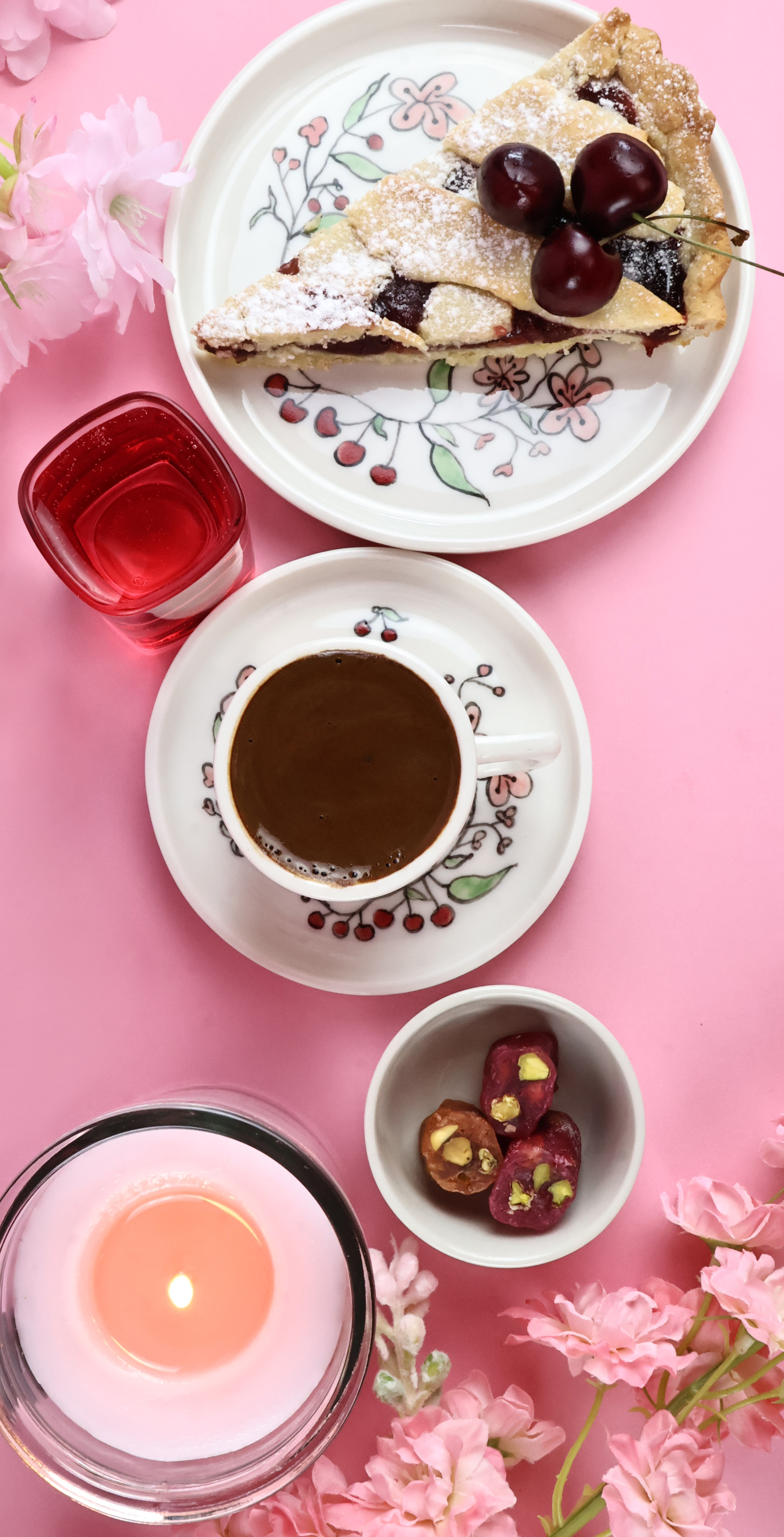 <html><br>  <body style="font-family:'Inter','Segoe UI',Arial,sans-serif;color:#23272f;line-height:1.7;font-size:1.1rem;background:#fafbfc;"><br><br>  <blockquote style="border-left:4px solid #e36d2c;margin:1rem 0;padding:0.8rem 1.4rem;background:#fef6f0;border-radius:10px;font-size:16px;"><br>    <span style="font-size:1.5rem;font-weight:700;color:#e36d2c;">Bir mumluğunuzun sabah kahvesinden daha fazla sır saklayabileceğini biliyor muydunuz? 2025’in en şaşırtıcı seramik trendleriyle tanışın!</span><br>  </blockquote><br><br>  <div style="margin-bottom:1.7rem;"><br>    <span style="font-size:1.35rem;font-weight:600;color:#4a4a59;">1. Seramik Mumluklar, Türkiye’de “Akıllı Ev” Entegrasyonuna Girdi</span><br>    <br><br>    Akıllı ev sisteminizle konuşan seramik bir mumluk kulağa bilim kurgu gibi geliyor olabilir. Fakat 2025’te, yerli girişimler akıllı ampullerle entegre “seramik-mumluk” koleksiyonları üretiyor. Hem nostalji hem de teknoloji bir arada: <span style="font-weight:500;">Mumluğunuz bir anlık dokunuşla günün ruhuna uyum sağlayıp, kahveyle başlayan gün hikayesi</span> için fon ışığı sunabiliyor. (Kaynak: <a href="https://webrazzi.com/2025/03/14/akilli-ev-sistemlerinde-el-yapimi-objeler/" style="color:#e36d2c;" target="_blank">Webrazzi</a>)<br>  </div><br>  <br>  <div style="margin-bottom:1.7rem;"><br>    <span style="font-size:1.35rem;font-weight:600;color:#4a4a59;">2. TikTok’ta Viral Olan “Hikaye Vitrini” Fenomeni: Eşyalar Kendini Anlatıyor</span><br>    <br><br>    2025’in Türkiye gündeminde, özellikle TikTok’ta “objenin ağzından 1 günüm” videoları viral oldu. Seramik kupalar veya hediyelik eşyalar, kullanıcılar tarafından dramatik senaryolarla konuşturuluyor. Sonuç? Eviniz, sizi anlatan bir hikâye galerisine dönüşüyor. Bu trend, genç jenerasyonun eşyaya “anlam yükleme” arayışının yeni yolu.<br>    <br><br>    (Kaynak: <a href="https://www.tiktok.com/@trendseramik" style="color:#e36d2c;" target="_blank">TikTok Trendleri Türkiye</a>)<br>  </div><br>  <br>  <div style="margin-bottom:1.7rem;"><br>    <span style="font-size:1.35rem;font-weight:600;color:#4a4a59;">3. Kupa Bardaklarınız “Gizli Not” Taşıyabiliyor</span><br>    <br><br>    Yeni nesil seramik atölyeleri, kupaların tabanına veya iç yüzeyine yazılmış kişisel notlar, QR kodlar veya el yapımı semboller ekliyor. <span style="font-weight:500;">Kahveyle başlayan gün hikayesi</span> sabahlarınıza yalnızca sıcaklık değil, gizli bir mesaj da katıyor. Bu detay, hediyelik eşya alışkanlıklarını kökten değiştiriyor.<br>    <br><br>    (Kaynak: <a href="https://www.elle.com.tr/moda/etikli-seramikler" style="color:#e36d2c;" target="_blank">Elle Türkiye</a>)<br>  </div><br>  <br>  <div style="margin-bottom:1.7rem;"><br>    <span style="font-size:1.35rem;font-weight:600;color:#4a4a59;">4. Sessiz Hikaye Anlatan Vazo: Suya Atılan Notlar Akımı</span><br>    <br><br>    İstanbul’daki bazı seramik markaları, vazonun içine gizli bir “kağıt parçası” koyarak, sahibinin kendi hikayesini paylaşmasını sağlıyor. Misafiriniz, vazo içindeki notu bulunca sürpriz bir anıya ortak oluyor. Bu yaklaşım, modern <span style="font-weight:500;">hediyelik eşya</span> tasarımında “etkileşimli anı” trendini başlattı.<br>    <br><br>    (Kaynak: <a href="https://www.milliyet.com.tr/pazar/modern-hediyeliklerde-hikaye-anlatimi-7148692" style="color:#e36d2c;" target="_blank">Milliyet Pazar</a>)<br>  </div><br>  <br>  <div style="margin-bottom:1.7rem;"><br>    <span style="font-size:1.35rem;font-weight:600;color:#4a4a59;">5. Seramik Obje Koleksiyonerliği, “Kişisel Tarih Defteri” Haline Geldi</span><br>    <br><br>    Son araştırmalara göre, 2025’te her 4 kişiden 1’i, evindeki seramik objeleri bir “anı defteri” gibi görüyor. Her mumluk veya kupa, belirli bir olayı, kutlamayı veya kayda değer bir kahveyle başlayan gün hikayesini hatırlatıyor. Kişiselleştirilmiş, anlamı olan eşyalara yönelik bu artış, “değerli olanı saklama” trendinin dijital çağda yeniden doğuşunu simgeliyor.<br>    <br><br>    (Kaynak: <a href="https://www.sosyaldakika.com/2025/04/10/hediyelik-esya-ve-objelerin-yukselsi/" style="color:#e36d2c;" target="_blank">Sosyaldakika</a>)<br>  </div><br>  <br>  <div style="margin-bottom:1.7rem;"><br>    <span style="font-size:1.35rem;font-weight:600;color:#4a4a59;">6. “Duygu Kodlu” Mumluklar: Renkle Ruh Halini Yansıtma</span><br>    <br><br>    2025’te, mumluklar yalnızca ışık değil duygu kodluyor! Renk değiştiren seramik mumluklar, bulunduğu ortamın sesine veya müziğine göre renk ve desen değiştiriyor. Böylece her akşam, farklı bir ruh haliyle evinizin hikayesini yeniden yazıyor.<br>    <br><br>    (Kaynak: <a href="https://www.dekorasyontrendleri.com/duygu-kodlu-mumluklar" style="color:#e36d2c;" target="_blank">Dekorasyon Trendleri</a>)<br>  </div><br>  <br>  <div style="margin-bottom:1.7rem;"><br>    <span style="font-size:1.35rem;font-weight:600;color:#4a4a59;">7. “Anı Dalgası”: Kahveyle Başlayan Gün Hikayesiyle Viral Olan Seramik Obje Müzesi</span><br>    <br><br>    İstanbul’da 2025 yazında açılan “Kendi Hikayesini Anlatan Objeler Müzesi”, ziyaretçilere kendi seramik eşyalarıyla bir günlerini kaydetme fırsatı sunuyor. Müze, özellikle <span style="font-weight:500;">kahveyle başlayan gün hikayesi</span> konseptiyle, ziyaretçilerin gündelik anılarını birer sanat eserine dönüştürüyor.<br>    <br><br>    (Kaynak: <a href="https://www.hurriyet.com.tr/kelebek/stil/kendi-hikayesini-anlatan-objeler-muzesi-42596471" style="color:#e36d2c;" target="_blank">Hürriyet Kelebek</a>)<br>  </div><br><br>  <blockquote style="border-left:4px solid #e36d2c;margin:1rem 0;padding:0.8rem 1.4rem;background:#fef6f0;border-radius:10px;font-size:16px;"><br>    <span style="font-size:1.09rem;">Kısacası, 2025’te seramik eşyalar yalnızca dekoratif birer nesne değil; evinizin ruhunu, anılarınızı ve duygularınızı taşıyan birer hikâye anlatıcısı. İster renkli bir mumluk, ister kişisel bir kupa veya sürprizli bir vazo olsun; seçtiğiniz her obje sizin dilinizden konuşuyor. Evinizi kendi romanınıza dönüştürmek hiç bu kadar kolay ve estetik olmamıştı.</span><br>  </blockquote><br><br>  <div style="font-size: 0.99rem; color: #959db3; margin-top:1.5rem;"><br>    <b>Kaynaklar:</b><br><br>    <a href="https://webrazzi.com/2025/03/14/akilli-ev-sistemlerinde-el-yapimi-objeler/" target="_blank" style="color:#4a4a59;">Webrazzi - Akıllı Ev Sistemlerinde El Yapımı Objeler</a><br><br>    <a href="https://www.tiktok.com/@trendseramik" target="_blank" style="color:#4a4a59;">TikTok Trendleri Türkiye</a><br><br>    <a href="https://www.elle.com.tr/moda/etikli-seramikler" target="_blank" style="color:#4a4a59;">Elle Türkiye - Etiketli Seramikler</a><br><br>    <a href="https://www.milliyet.com.tr/pazar/modern-hediyeliklerde-hikaye-anlatimi-7148692" target="_blank" style="color:#4a4a59;">Milliyet Pazar - Modern Hediyeliklerde Hikaye Anlatımı</a><br><br>    <a href="https://www.sosyaldakika.com/2025/04/10/hediyelik-esya-ve-objelerin-yukselsi/" target="_blank" style="color:#4a4a59;">Sosyaldakika</a><br><br>    <a href="https://www.dekorasyontrendleri.com/duygu-kodlu-mumluklar" target="_blank" style="color:#4a4a59;">Dekorasyon Trendleri</a><br><br>    <a href="https://www.hurriyet.com.tr/kelebek/stil/kendi-hikayesini-anlatan-objeler-muzesi-42596471" target="_blank" style="color:#4a4a59;">Hürriyet Kelebek</a><br>  </div><br><br>  </body><br></html><br><br>**Etiketler:** mumluk, hediyelik eşya, kahveyle başlayan gün hikayesi