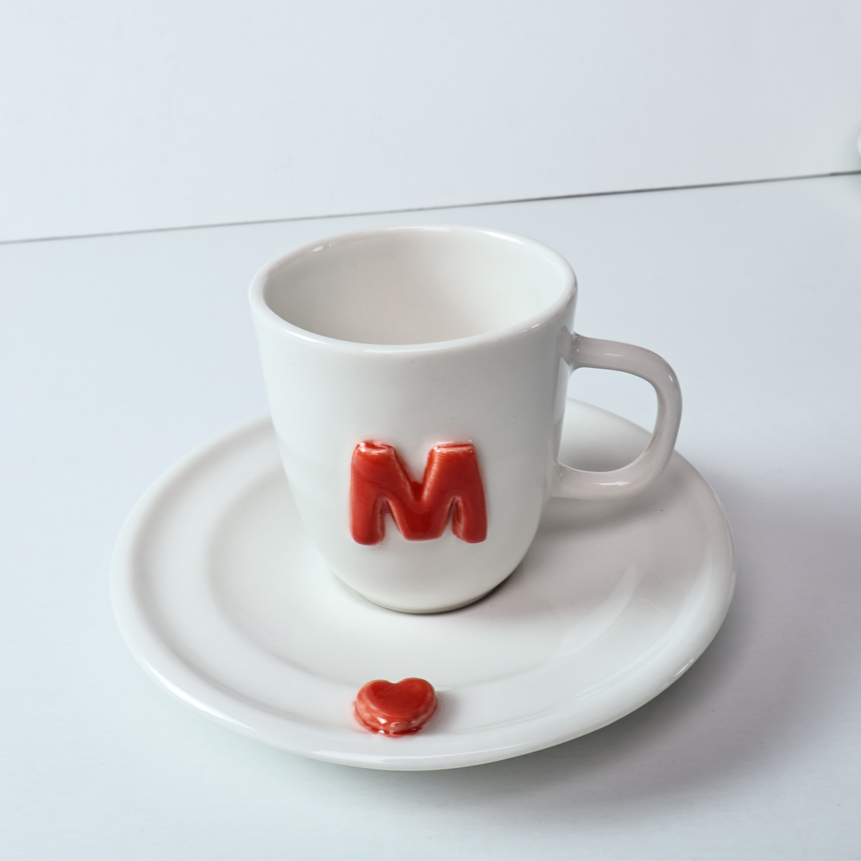 Porselen  Harfli Kalpli Kabartma Kırmızı M Harfli Tür Kahvesi Fincanı
