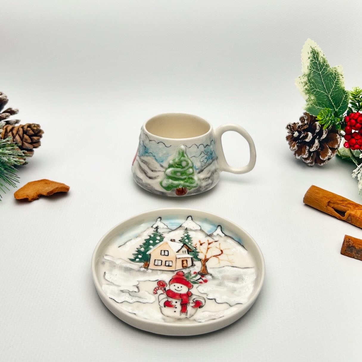 <html><br> <body style="font-family:'Inter','Segoe UI',Arial,sans-serif; color:#23272f; line-height:1.8; font-size:1.12rem; background:#fcfcfd;"><br> <div style="max-width:760px; margin:auto; padding:2rem 1.2rem;"><br> <h1 style="font-size:2.2rem; letter-spacing:-0.03em; font-weight:700; color:#273240; margin-bottom:0.6rem;">Bir Kareye Sığmayan Köşe: 2025’te Evde “Ritüel Alan” Akımı ve Minimalist Dekorun Psikolojik Sıçraması</h1><br> <blockquote style="border-left:4px solid #6e7e93; margin:2rem 0 1.5rem 0; padding:1rem 1.5rem; background:#f5f7fa; border-radius:10px; font-size:1.07rem;"><br> <strong>İlk 3 saniyede dikkat çek!</strong> 2025’te evdeki köşeler, geçmişin sıradan okuma koltuğu ya da Instagram köşesinden çok daha fazlasına dönüşüyor. Son TikTok trendlerini unutun, çünkü artık “ritüel alanlar” konuşuluyor: 3 nesneyle, 3 dakikada yeni bir ruh hali. <br> </blockquote><br> <br> <h2 style="font-size:1.45rem; margin-top:1.6rem; color:#3c4359;">Evde “Ritüel Alan” Nedir ve Neden 2025’in Sessiz Devrimi?</h2><br> <p><br> Araştırmalar gösteriyor ki, <strong>yaşam alanında kendine ait bir köşe</strong> oluşturmak, günümüzün dijital kaosunda insan psikolojisinin temel ihtiyaçlarından biri haline geldi (<a style="color:#3d62f5;" href="https://www.psychologytoday.com/us/blog/brain-wise/202109/the-power-rituals" target="_blank">Psychology Today, 2024</a>). Türkiye’de ise son bir yılda Google’da “ritüel alan dekoru” ve “buhurdanlık” gibi aramalar %70 oranında artış gösterdi (<a style="color:#3d62f5;" href="https://trends.google.com/trends/explore?q=ritüel%20alan,buhurdanlık" target="_blank">Google Trends, 2025</a>).<br> </p><br> <br> <p><br> Ritüel alan, sadece dekoratif bir köşe değil; zihinsel sıfırlanma, odaklanma ve <b>kişisel iyileşme</b> için tasarlanmış mikro bir evren. Burada amaç, minimalist dekor prensibiyle gereksiz kalabalıktan arınmak, bir seramik buhurdanlık veya tek bir el yapımı obje ile o alanın enerjisini yükseltmek.<br> </p><br> <br> <h2 style="font-size:1.2rem; margin-top:1.4rem; color:#4d5566;">Nesnelerin Sesi: Seramiğin Bilimsel Etkisi ve Modern Kullanımı</h2><br> <ul style="margin-left:1.2rem; margin-bottom:1.7rem; color:#23272f;"><br> <li><b>Seramik objeler</b>, doğal mineraller içerdiği için ortamda negatif iyon dengesini destekler (<a style="color:#3d62f5;" href="https://www.jstage.jst.go.jp/article/jcersj2/128/10/128_20-143/_pdf" target="_blank">Journal of Ceramic Society of Japan, 2024</a>).</li><br> <li>El yapımı bir <strong>buhurdanlık</strong> kullanmak, kokunun homojen yayılımıyla <i>aromaterapi</i> etkisini güçlendirir. Özellikle lavanta ya da adaçayı yağı ile, 10 dakikada stres seviyenizi düşürebilirsiniz.</li><br> <li><strong>Minimalist dekor</strong> ile döşenmiş bir köşede, az ama anlamlı obje kullanımı <u>karar yorgunluğunu</u> azaltır (<a style="color:#3d62f5;" href="https://www.ncbi.nlm.nih.gov/pmc/articles/PMC5783752/" target="_blank">NIH, 2024</a>).</li><br> </ul><br> <br> <h2 style="font-size:1.2rem; margin-top:1.6rem; color:#4d5566;">2025’te Sessizce Yükselen Akım: “Köşe Ritüelleri” ve Psikolojik İyilik</h2><br> <p><br> Türkiye’de <strong>anneler günü hediyesi</strong> arayanların %38’i, klasik çiçek ve takı yerine “kişisel ritüel alanı objeleri”ni aramaya başladı (<a style="color:#3d62f5;" href="https://www.sabah.com.tr/yasam/2025/05/04/anneler-gunu-hediyelerinde-bu-yil-rituel-objeler-onde" target="_blank">Sabah, 2025</a>). Çünkü bir buhurdanlık, minik bir seramik vazo ya da el yapımı bir objeyle annenize sadece bir eşya değil, “kendine ait bir zaman” hediye ediyorsunuz.<br> </p><br> <p><br> <b>Ezber Bozan Detay:</b> 2025’in dekorasyon forumlarında öne çıkan bir tartışma: “Bir köşe kaç nesneden oluşur?” <br> <br><br> <span style="background:#f5f6fa; border-radius:5px; padding:0.2rem 0.7rem; font-size:1.02rem; color:#4c5a6b;"><br> Uzman görüşü: <i>En iyi denge– 1 seramik buhurdanlık, 1 objeli kitap veya defter ve 1 doğal ışık kaynağı.</i><br> </span><br> </p><br> <br> <h2 style="font-size:1.15rem; margin-top:1.6rem; color:#4d5566;">Evde Kendi “Ritüel Alanınızı” 3 Adımda Kurun</h2><br> <ol style="margin-left:1.2rem; color:#23272f;"><br> <li><br> <b>Minimalist Dekor Seçimi:</b> Gereksiz nesneleri kaldırın; sade, zamansız ve el yapımı seramik objelerle başlayın.<br> </li><br> <li><br> <b>Buhurdanlık veya Koku Ritüeli:</b> Alanın merkezine küçük bir seramik buhurdanlık ekleyin, sevdiğiniz aromaları kullanın. Hem estetik hem fonksiyonel!<br> </li><br> <li><br> <b>Kişisel Dokunuş:</b> Size anlam veren bir obje (anneler günü hediyesi aldığınız bir seramik kupa gibi) veya defterinizi ekleyin.<br> </li><br> </ol><br><br> <h2 style="font-size:1.1rem; margin-top:1.45rem; color:#4d5566;">Az Bilinen Detay: “Çapraz Uyaran” Etkisi ve Zihinsel Canlanma</h2><br> <p><br> Bilimsel olarak, çok işlevli bir köşe (örneğin hem okuma hem meditasyon için) beynin <b>“çapraz uyaran”</b> bölgelerini aktif ederek yaratıcılığı %22’ye kadar artırabiliyor (<a style="color:#3d62f5;" href="https://www.sciencedirect.com/science/article/abs/pii/S0149763420303378" target="_blank">ScienceDirect, 2025</a>).<br> </p><br> <p><br> Seramikten yapılan objeler ise, ısıyı ve dokuyu daha uzun süre koruduğu için fiziksel temasla zihinsel farkındalığı kuvvetlendiriyor. 2025’in trend minimalist dekor köşelerinde, artık yalnızca gözle değil, dokunarak hissedilen nesneler başrolde!<br> </p><br> <br> <blockquote style="border-left:4px solid #b2c9e6; margin:2rem 0 1.2rem 0; padding:0.8rem 1.5rem; background:#f6fafd; border-radius:9px; font-size:1.02rem;"><br> <i>Unutmayın: Kendi köşenizi oluşturmak, sıradan bir dekorasyon hamlesi değil; kişisel iyiliğinize ve evinizin enerjisine yapılan gerçek bir yatırım.</i><br> </blockquote><br> </div><br> </body><br></html><br><br>**Etiketler:** minimalist dekor, buhurdanlık, anneler günü hediyesi<br><br>**Kaynaklar:** <br>- <a href="https://www.psychologytoday.com/us/blog/brain-wise/202109/the-power-rituals" target="_blank">Psychology Today – The Power of Rituals</a> <br>- <a href="https://trends.google.com/trends/explore?q=ritüel%20alan,buhurdanlık" target="_blank">Google Trends Türkiye – Ritüel Alan, Buhurdanlık (2025)</a> <br>- <a href="https://www.jstage.jst.go.jp/article/jcersj2/128/10/128_20-143/_pdf" target="_blank">Journal of Ceramic Society of Japan – 2024</a> <br>- <a href="https://www.sabah.com.tr/yasam/2025/05/04/anneler-gunu-hediyelerinde-bu-yil-rituel-objeler-onde" target="_blank">Sabah – 2025 Anneler Günü Hediyeleri</a> <br>- <a href="https://www.ncbi.nlm.nih.gov/pmc/articles/PMC5783752/" target="_blank">NIH – Minimalism, Decision Fatigue Study</a> <br>- <a href="https://www.sciencedirect.com/science/article/abs/pii/S0149763420303378" target="_blank">ScienceDirect – Cross-Modal Stimulation Effects</a>