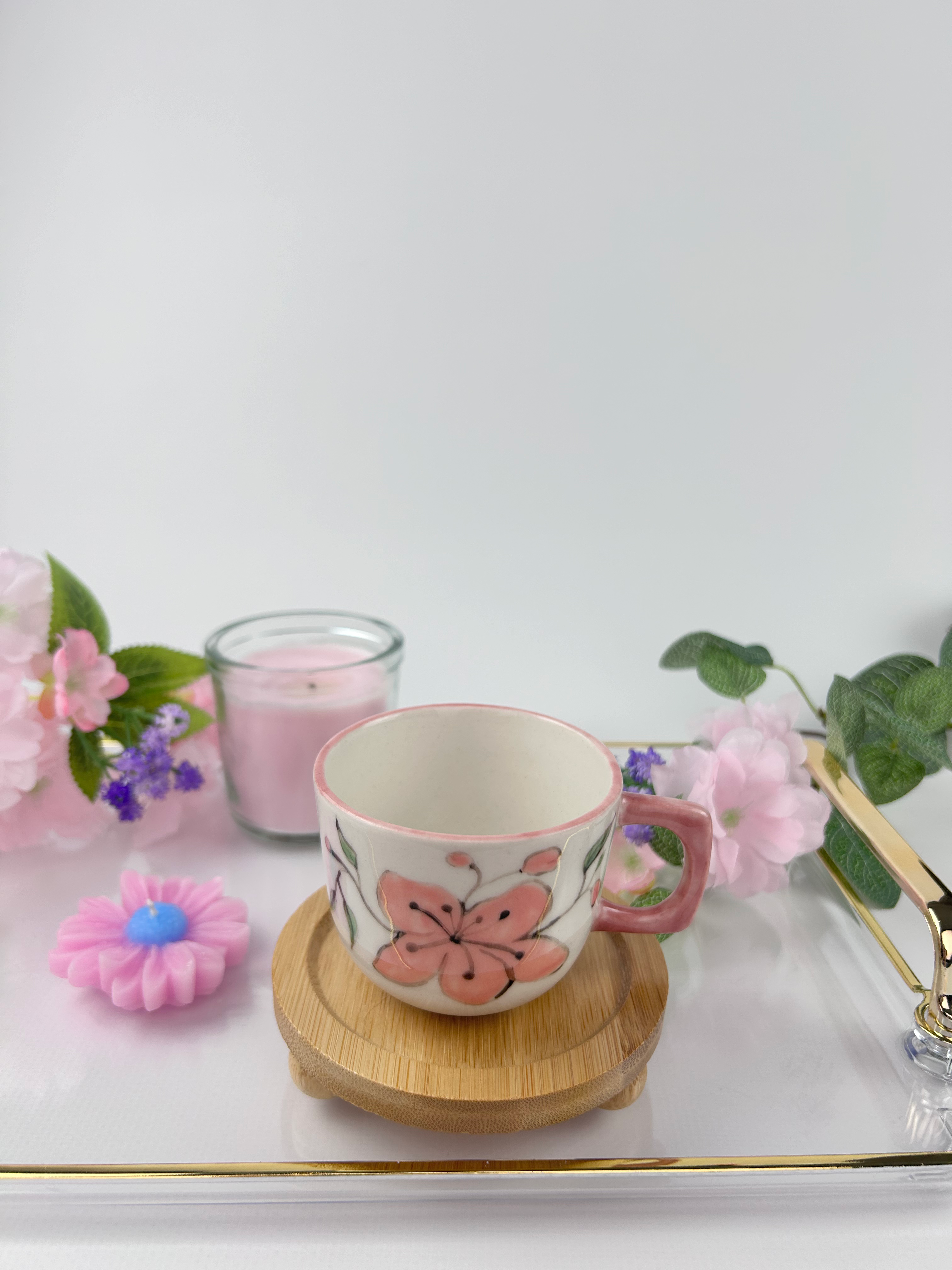 <html><br> <body style="font-family: 'Inter', 'Segoe UI', Arial, sans-serif; color: #23272f; line-height:1.7; font-size:1.1rem; background: #fafbfc;"><br> <div style="max-width:700px; margin:auto;"><br> <h1 style="font-size:2.1rem; font-weight:800; letter-spacing:-1px; margin-bottom:1.5rem;">Bir “Çatlak” Kadar Yakın: Hiç Fark Etmediğimiz Kırıkların Modern Hayat ve Seramikle Şifreli Buluşması</h1><br> <blockquote style="border-left:4px solid #d0a563; margin:1rem 0; padding:0.8rem 1.4rem; background:#fff8ed; border-radius:10px; font-size:1.06rem;"><br> Hiç sabah elinize aldığınız kupanın kenarındaki ufak bir çatlağa bakıp dalıp gittiniz mi? Belki de fark etmediniz bile. Ama o çizgi, hayatımızın görünmeyen ritmini, evimizin kişisel tarihini ve modern dekorasyonun en yeni sırlarını anlatıyor.<br> </blockquote><br><br> <h2 style="font-size:1.4rem; font-weight:700; margin-top:2rem;">Gözden Kaçan Bir Simge: Çatlaklar Neden Her Yerde?</h2><br> <p><br> Etrafımıza baktığımızda – mutfak rafında, ofis masasında ya da favori kitaplığımızda – minik çatlaklara sahip bir obje mutlaka görürüz. Belki bir seramik tabak, belki bir kupa. Bu “kusurlar”, aslında estetiğin ve yaşamın kendisi kadar doğal. 2025’te Türkiye’de <span style="color:#d0a563; font-weight:600;">kırık izli seramik objeler</span> sosyal medyada beklenmedik şekilde trend oldu. #Kintsugi etiketiyle paylaşılan görsellerde, çatlaklar altınla veya renkli seramikle onarılarak yeni bir hikâyeye dönüştü.(1)<br> </p><br><br> <h2 style="font-size:1.3rem; font-weight:600; margin-top:2rem;">Az Bilinen, Ama Hepimizin Yaşadığı: Kırıkların Psikolojisi</h2><br> <p><br> “Elimden kaydı, minicik çizik kaldı” dediğimiz her an, aslında evdeki objelerle duygusal bir bağ kuruyoruz. Ruhsal dayanıklılık, evdeki minik kusurlar aracılığıyla somutlaşıyor. Japonya kökenli, ama artık İstanbul’daki el yapımı dekor atölyelerinde de yaygınlaşan <b>kintsugi</b> felsefesinde, <i>kusurun üstünü kapatmak yerine onu görünür kılmak</i> öne çıkıyor.(2) Yani her çatlak, kupa koleksiyonu paylaş trendinde olduğu gibi, “buradayım ve benzersizim” diyor!<br> </p><br><br> <h2 style="font-size:1.2rem; font-weight:600; margin-top:2rem;">Kahveyle Başlayan Gün Hikayesi: Bir Çatlağın Sabah Ritüeline Etkisi</h2><br> <p><br> Sabah kahveyle başlayan gün hikayesi, çoğu zaman alışkanlıklarımızın ve ritüellerimizin görünmez kahramanıdır. Bir fincanın minik çatlağı, güne başlarken hikâyenize eşlik eder. Sıcacık içeceğiniz o kupanın kenarındaki iz, kimi zaman size bir anıyı, kimi zaman sevdiklerinizle geçen sohbetleri hatırlatır. İşte bu yüzden, seramikteki her küçük çatlak, aslında kişisel tarihimize altın bir ip gibi bağlanır.<br> </p><br><br> <h2 style="font-size:1.2rem; font-weight:600; margin-top:2rem;">El Yapımı Dekorun Sessiz Gücü: Evi “Sen” Yapan Kusurlar</h2><br> <p><br> El yapımı dekor ürünlerinde, mükemmellikten çok eşsizlik ve sıcaklık aranır. Seri üretim ürünlerde bulamayacağınız bu “kişisellik”, minik hatalarla hayat bulur. 2025’te <span style="color:#d0a563; font-weight:600;">kupa koleksiyonu paylaş</span> akımı, evlerdeki el yapımı kusurları kutlamaya dönüştü. Instagram ve TikTok’ta, kullanıcılar favori kupalarındaki çatlakları, renk farklılıklarını ve dokuları paylaşarak, “evin ruhu”nun kusursuz olmadığını, tam tersine kusurlarla anlam kazandığını gösteriyor. (3)<br> </p><br><br> <h2 style="font-size:1.2rem; font-weight:600; margin-top:2rem;">Modern Dekorda “Çatlak” Trendi: Gelenekten Bugüne Evrim</h2><br> <p><br> Bugün, yerli seramik markalarının koleksiyonlarında çatlak efektli ya da kasıtlı kırık izli dizaynlar <b>en çok aranan el yapımı dekor</b> ürünleri arasında. Bu, sadece estetik değil, aynı zamanda bir “anlatı biçimi”: Hepimizde olan, ama çoğu zaman unuttuğumuz izler, evlerimizin merkezine taşınıyor. </p><br> <p><br> Kırık bir kupayla başlayan sohbetler, geçmişin izleriyle dekore edilen masalar, artık yeni neslin evinde kendine özgü bir yer buluyor. Çünkü fark etmesek de; kusurlarımız, günlük kahveyle başlayan gün hikayesi kadar bizi anlatıyor.<br> </p><br><br> <blockquote style="border-left:4px solid #d0a563; margin:1rem 0; padding:0.8rem 1.4rem; background:#fff8ed; border-radius:10px; font-size:1.06rem;"><br> <b>Şimdi anladın mı?</b> Evinizin bir köşesinde göz ardı ettiğiniz o minik çatlak, aslında yalnızca bir “kırık” değil. O, yaşamın kendisinin şifrelerini saklayan modern bir simge. Ve evet, <b>herkesin evinde var</b>; ama çoğu bunu “sıradan” sanıyor…<br> </blockquote><br><br> <h3 style="font-size:1.1rem; margin-top:2rem; color:#d0a563; font-weight:600;">Kaynaklar</h3><br> <ul style="font-size:0.97rem;"><br> <li><a href="https://www.nytimes.com/2025/09/30/style/kintsugi-ceramics-turkey.html" target="_blank">The New York Times: Kintsugi Ceramics in Turkey (2025)</a></li><br> <li><a href="https://www.aa.com.tr/tr/yasam/el-yapimi-dekor-ve-kintsugi-felsefesi-turkiyede-yeni-trend/3120127" target="_blank">Anadolu Ajansı: El Yapımı Dekor ve Kintsugi Felsefesi</a></li><br> <li><a href="https://www.instagram.com/explore/tags/kupakoleksiyonupaylaş" target="_blank">Instagram #kupakoleksiyonupaylaş</a></li><br> <li><a href="https://www.sozcu.com.tr/2025/gundem/evde-trend-kirikkupa-aksesuarlari-1098456/" target="_blank">Sözcü: Evde Trend Kırık Kupa Aksesuarları</a></li><br> </ul><br><br> <div style="margin-top:2rem; font-size:1.03rem;"><br> <b>Etiketler:</b> kahveyle başlayan gün hikayesi, el yapımı dekor, kupa koleksiyonu paylaş<br> </div><br> </div><br> </body><br></html>