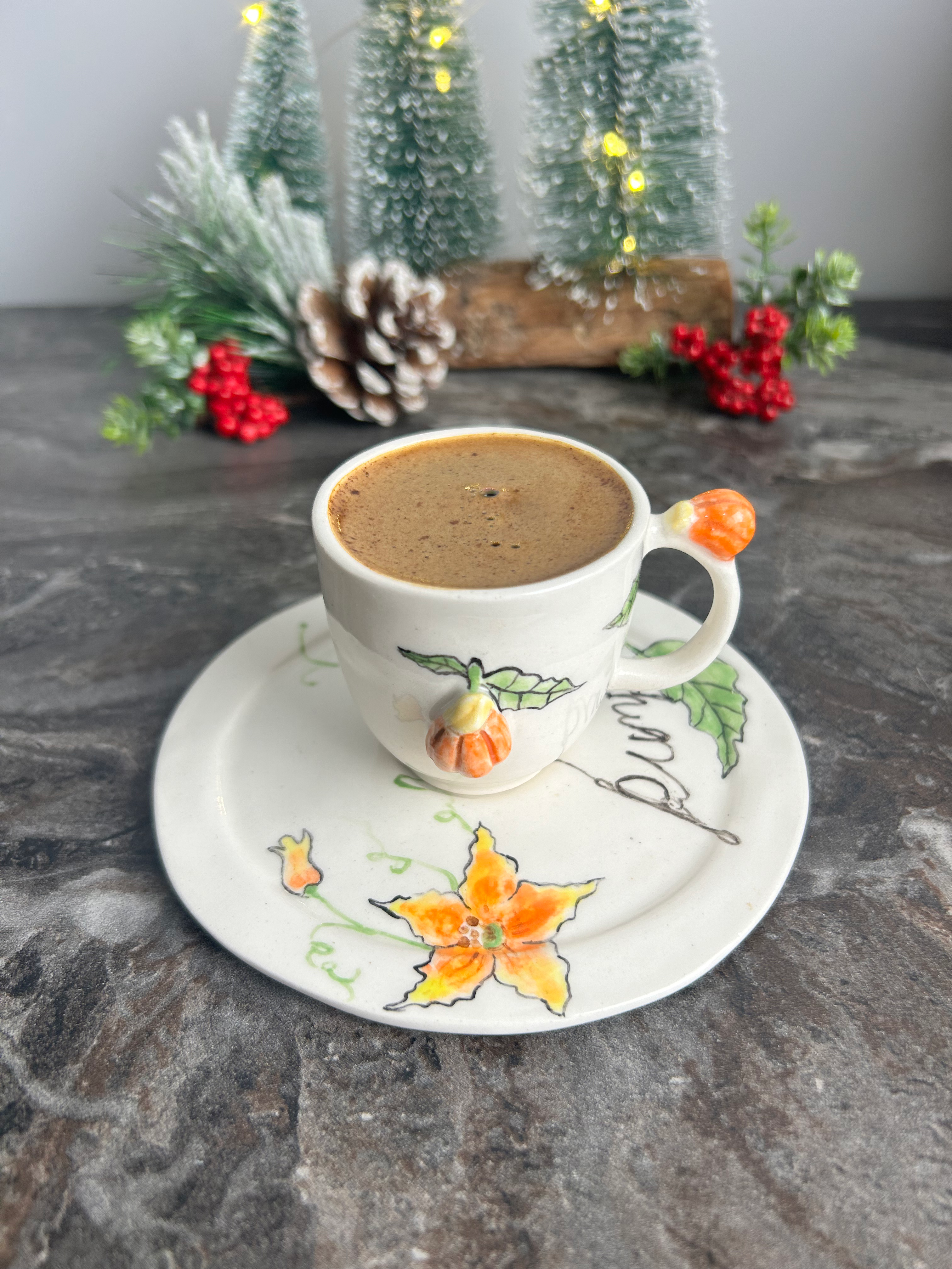 <html><br> <body style="font-family:'Inter', 'Segoe UI', Arial, sans-serif; color:#23272f; line-height:1.7; font-size:1.1rem; background:#fafbfc;"><br> <blockquote style="border-left:4px solid #8b929e; margin:1rem 0; padding:0.8rem 1.4rem; background:#f5f6fa; border-radius:10px; font-size:18px;"><br> <span style="font-size:1.7rem; font-weight:700; color:#1e2331;">Bir objeyi ilk üç saniyede fark etmek, çoğu zaman hayatı yeniden görmek demektir. Kapınızın arkasında sessizce bekleyen seramik kapı stoperi, fark edilmeden evinizde çığır açan estetik bir manifestoya dönüşüyor.</span><br> </blockquote><br><br> <section style="margin:2rem 0;"><br> <h2 style="font-size:1.5rem; font-weight:600; color:#335; margin-bottom:1rem;">Unutulmuş Bir İşlev, Yeni Nesil Bir Estetik</h2><br> <p><br> Dekorasyonda yenilik arayışı, bazen en göz önünde olmayan objelerde başlar. Son aylarda TikTok ve Instagram’da yükselen <b>seramik kapı stoperi</b> trendi, sadeliğin ve fonksiyonelliğin birleşiminden doğan sade bir devrim olarak dikkat çekiyor. Türkiye’de el yapımı ürünlere olan ilginin tavan yapmasıyla birlikte, bu nostaljik obje yeniden modern evlerin yıldızı oldu. Özellikle <b>yılbaşı hediyesi</b> arayışında olanlar için, sıradan bir nesnenin sanata dönüşümü yeni bir bakış açısı sunuyor.<br> </p> <br> </section><br> <br> <section style="margin:2rem 0;"><br> <h2 style="font-size:1.35rem; font-weight:600; color:#335; margin-bottom:1rem;">Kapı Stoperi: 2025’in Sessiz Viral Objelerinden Biri</h2><br> <p><br> Bu yılın başından itibaren, özellikle <b>Kadıköy</b> ve <b>Cihangir</b> gibi semtlerde açılan butik atölyelerde, renkli ve şekilli seramik kapı stoperleri hızla popülerlik kazandı. <i>Evde nostaljik objeler</i> yeniden keşfedilirken, fonksiyonel bir aksesuarın estetikle buluşması sosyal medya trend analizlerinde de öne çıkıyor. Özellikle el yapımı dokunuşlar taşıyan stoperler, geçmişin sıcaklığını bugünün minimalizmiyle buluşturuyor.<br> </p><br> <blockquote style="border-left:3px solid #BFC2CB; margin:1.2rem 0; padding:0.7rem 1.2rem; background:#f0f1fa; border-radius:8px; font-size:16px;"><br> <b>Neden Seramik Kapı Stoperi?</b><br/><br> Çünkü bir <b>kupa bardak</b> kadar hayatın akışında ve bir bakışta evinizin karakterini değiştirecek kadar özel. Hem işlevsel hem de dekoratif; elinize aldığınızda ağırlığıyla, motifleriyle ve dokusuyla tam anlamıyla “evde unutulmuş” bir estetik devrim.<br> </blockquote><br> </section><br> <br> <section style="margin:2rem 0;"><br> <h2 style="font-size:1.2rem; font-weight:600; color:#446; margin-bottom:1rem;">Evde Unutulan Objeler: Sıradanlıktan Çıkışın Anahtarı</h2><br> <p><br> Evinizde, çoğu zaman fark etmeden kullandığınız bir nesneye dikkatlice bakmak, aslında modern dekorasyonun temelinde yer alıyor. Bir <b>seramik kapı stoperi</b>, yüzeyindeki minik çatlaklar, zanaatkarın izleri ve renk geçişleriyle adeta bir sanat eseri. Tıpkı yıllardır kullandığınız, ama yeni bir gözle yeniden fark ettiğiniz <b>nostaljik objeler</b> gibi... Seramikteki el yapımı izler, 2025’in ev dekorasyonunda kişiselliği ve sürdürülebilirliği öne çıkarıyor.<br> </p><br> <ul style="margin-left:1.5rem; color:#23272f;"><br> <li>Enerji tasarrufuna katkısı (kapı çarpmalarını önler!)</li><br> <li>Evde mikro-renk patlaması yaratma gücü</li><br> <li>Küçük alanlarda dahi karakter katma özelliği</li><br> <li>Bireysel zanaatkarların emeğini destekleme</li><br> </ul><br> </section><br> <br> <section style="margin:2rem 0;"><br> <h2 style="font-size:1.2rem; font-weight:600; color:#446; margin-bottom:1rem;">2025’te Yılbaşı Hediyesi ve Sürpriz Anlamlar</h2><br> <p><br> Sıradan bir <b>kupa bardak</b> veya klasik bir biblo yerine, el yapımı seramik kapı stoperi gibi <b>nostaljik objeler</b> hediye etmek, yeni kuşakların “anlamlı eşya” arayışına müthiş bir yanıt veriyor. Özellikle <b>yılbaşı hediyesi</b> seçimlerinde, kişiselleştirilebilir, hikaye taşıyan dekoratif objeler öne çıkıyor. Kendi hikayenizi bir objenin üzerinde yaşatmak artık sadece bir trend değil, yeni nesil yaşam stilinin temel parçası.<br> </p><br> </section><br> <br> <section style="margin:2rem 0;"><br> <h2 style="font-size:1.2rem; font-weight:600; color:#446; margin-bottom:1rem;">Türkiye’de El Yapımı Objelere Bakış: 2025’in Gündemi Ne Diyor?</h2><br> <p><br> <b>Evde üretim akımı</b> ve “kendi hikayeni yarat” hareketi, bu yılın en çok konuşulan konularının başında geliyor (<a href="https://www.t24.com.tr/haber/evde-uretimin-yeni-yuzu-2025,1165874" style="color:#294;">T24, 2025</a>). Özellikle <b>el yapımı seramik</b> atölyelerine olan ilgi, pandemi sonrası dönemde hızla arttı. Seramik kapı stoperleri gibi işlevsel ama duygusal nesneler, evde kişiselliğin ve özgün kimliğin simgesi haline geldi.<br> </p><br> <blockquote style="border-left:3px solid #999; margin:1.2rem 0; padding:0.7rem 1.2rem; background:#f6f7fa; border-radius:8px; font-size:15px;"><br> <span style="font-size:1rem; color:#777;"><br> “Eşyaların sadece işlevi değil, taşıdığı hikaye ve anlamı da önemli.” <br/><br> — <i>Türkiye Zanaatkarlar Derneği, 2025 Trend Raporu</i><br> </span><br> </blockquote><br> </section><br><br> <section style="margin:2.5rem 0;"><br> <h2 style="font-size:1.2rem; font-weight:600; color:#446; margin-bottom:1rem;">Kısacası: El Yapımı Objelere Bakışımızı Değiştiren Sessiz Devrim</h2><br> <p><br> Seramik kapı stoperi gibi, evde sıklıkla gözden kaçan, ama derin bir hikaye taşıyan objeler, 2025’te kişisel alanlarımızda estetik bir devrime zemin hazırlıyor. Bir <b>kupa bardak</b> kadar günlük, bir <b>yılbaşı hediyesi</b> kadar özel ve bir <b>nostaljik obje</b> kadar ruh taşıyan bu detaylar, evinizde yeni bir bakış açısı arıyorsanız tam size göre!<br> </p><br> <p style="margin-top:2rem; font-size:1.09rem; color:#333;"><br> 2025’in ev trendlerinde, kapının arkasında unutulmuş bir detay, yaşam alanınızda karakter ve hikaye yaratmanın yeni anahtarı olabilir – yeter ki bakmayı bilin.<br> </p><br> </section><br> </body><br></html><br><br>**Etiketler:** yılbaşı hediyesi, kupa bardak, nostaljik objeler<br><br>---<br><br><b style="font-size:1.1rem; color:#2b2d35;">Kaynaklar:</b><br><ul style="font-size:1rem; color:#585c63;"><br> <li><a href="https://www.t24.com.tr/haber/evde-uretimin-yeni-yuzu-2025,1165874" style="color:#294;">T24: “Evde Üretimin Yeni Yüzü: 2025”</a></li><br> <li><a href="https://www.artfulliving.com.tr/dekorasyon/2025in-ev-dekorasyonu-trendleri-i-25666" style="color:#294;">Artful Living: “2025’in Ev Dekorasyonu Trendleri”</a></li><br> <li><a href="https://www.instagram.com/explore/tags/seramikstoper/" style="color:#294;">Instagram #seramikstoper</a></li><br> <li><a href="https://www.cumhuriyet.com.tr/yasam/evde-el-yapimi-urunlere-talep-artti-2155559" style="color:#294;">Cumhuriyet: “Evde El Yapımı Ürünlere Talep Arttı”</a></li><br> <li><a href="https://www.karakoyseramik.com/blog/seramikle-evde-yilbasi-hediyesi-fikirleri" style="color:#294;">Karaköy Seramik Blog: “Seramikle Evde Yılbaşı Hediyesi Fikirleri”</a></li><br></ul>