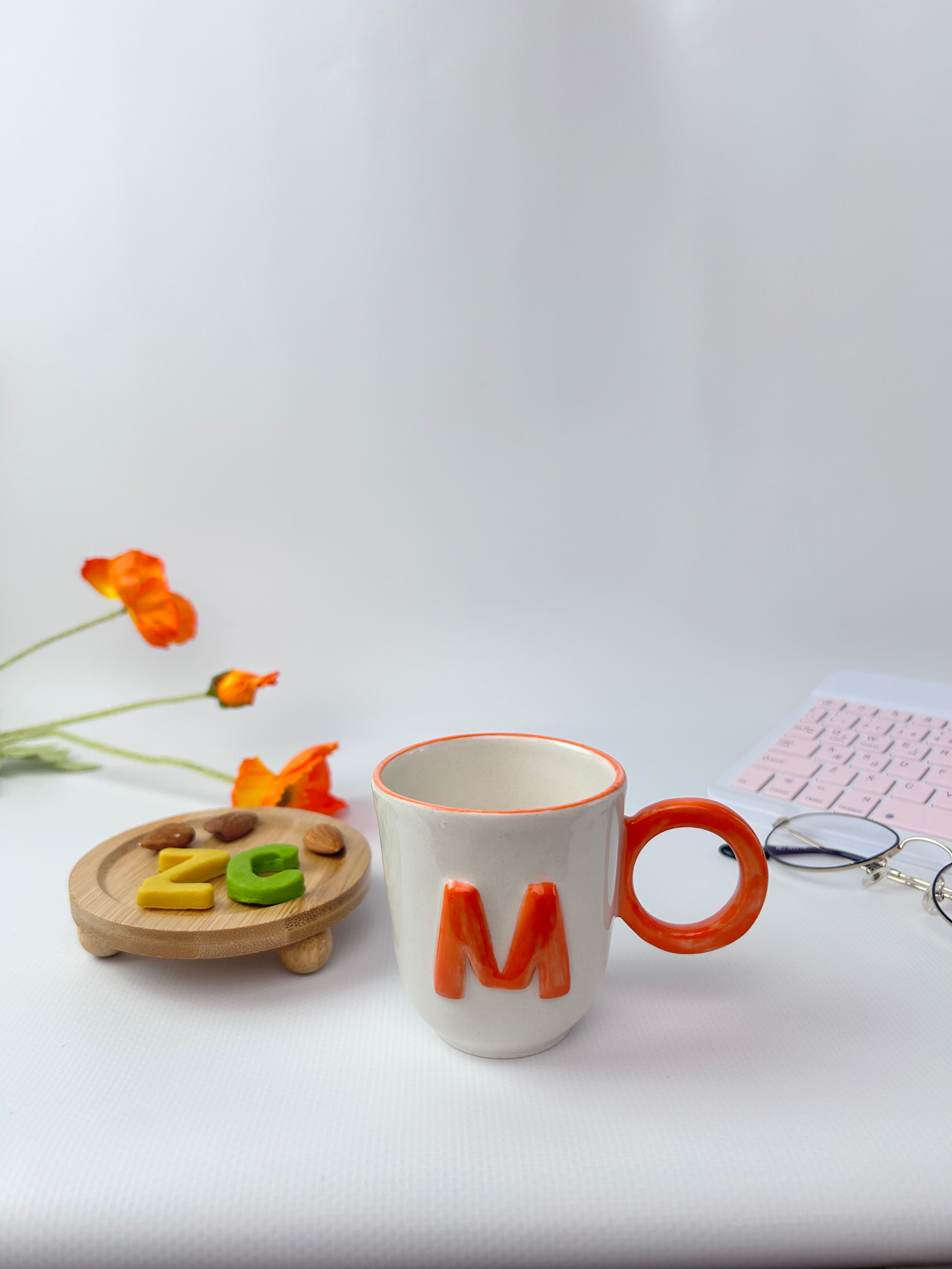 <html><br> <body style="font-family:'Inter', 'Segoe UI', Arial, sans-serif; color:#23272f; line-height:1.7; font-size:1.13rem; background:#fafbfc;"><br> <h1 style="font-size:2.1rem; font-weight:700; margin-top:0.7em;">"Bir Lamba, Bir Anı, Bir Algı: Estetik Gözümüzü Kim Eğitti?"</h1><br> <blockquote style="border-left:4px solid #a3a6b1; margin:1rem 0 1rem 0; padding:1.1rem 1.4rem; background:#f5f6fa; border-radius:9px; font-size:1.05em;"><br> <b>İlk üç saniyede gözün neyi seçer?</b> Instagram’da karşına çıkan ve adını dahi bilmediğin o ters duran seramik lamba neden binlerce kişiyi aynı anda büyüledi? Algı, anı ve estetik: Modern hayatın en görünmez, en güçlü üçlüsü şimdi bir “rafın üzerinde” yeniden karşımızda.<br> </blockquote><br> <p style="margin-top:2em;"><br> 2025’in Ekim ayında Türkiye’de Instagram ve TikTok’ta <b>ters seramik lamba</b> fenomeni hızla yayıldı. Dekorasyon bloglarında “Adını Bilmiyorum Ama Gözüm Hep Onu Arıyor” başlıklı onlarca gönderi, genç kuşaktan orta yaşa kadar herkesin gözüne çarpan bu lamba için ortak bir hissi kanıtlıyor: <i style="color:#6c707a;">Bir objeye bakınca içimizde bir yerin titreşmesi…</i> Peki, bu titreşimin kaynağı ne? Elbette ki çocukluktan bugüne, farkında olmadan şekillenen “estetik göz eğitimi.”<br> </p><br> <h2 style="font-size:1.5rem; font-weight:600; color:#445;">Estetik Göz Eğitimi: Ne Zaman Başlıyor?</h2><br> <p><br> Çocukken evimizdeki eşyaları ya da bir vitrinde gördüğümüz ilginç bir bibloda dikkatimizi çeken ilk şey, çoğu zaman şekil veya renk olurdu. <b>Estetik göz eğitimi</b>, tam da burada, ilk bakışta anlam veremediğimiz ama bir şekilde içimize işleyen objelerle başlar. Bu farkında olunmadan gelişen algı, zamanla sosyal medya akışlarımızda “aa, ben bunu seviyorum!” dediğimiz anlara dönüşür. Son yıllarda; <b>ters seramik lamba</b>, <i>küp formunda tuzluk</i> ya da <i>salyangoz formlu saksı</i> gibi objeler, Instagram’da viral olduğunda aslında toplumsal bir estetik hafızanın da yeniden yazıldığını görüyoruz.<br> </p><br> <h2 style="font-size:1.3rem; font-weight:600; color:#445;">Bir Obje Neden Viral Olur? Sıradışı Olanın Çekiciliği</h2><br> <p><br> <b>2025’te Instagram’da viral olan bu objelerin ortak özelliği nedir?</b> Yanıt, alışkanlıklarınızı “tersyüz” eden bir detayda saklı: <span style="color:#dc4c3e; font-weight:600;">Beklenmedik olan, gözünüzün sınırlarını zorlar</span>. Ters yerleştirilmiş bir lamba ya da alışılmadık eğri bir seramik kupa, beyninizin “farklı olanı” yakalama eğilimini tetikler.<br><br><br> <b>Trendlerin altındaki psikoloji</b>: Özellikle “hediyelik ürün” seçerken, kullanıcılar artık sıradan değil, hikâyesi olan ve küçük bir şaşkınlık yaratan objelere yöneliyor. <u>Filtrelenmiş içeriklerin hakim olduğu bir çağda, beklenmedik formda bir obje, özgünlük arayışının da karşılığı.</u><br> </p><br> <h2 style="font-size:1.3rem; font-weight:600; color:#445;">Türkiye’de 2025 Gündemi: Viral “Ters Lamba” Fenomeni</h2><br> <p><br> <b>Son üç ayda #terslamba etiketiyle</b> Instagram ve TikTok’ta 4 milyondan fazla içerik üretildi. “Bunu nereden bulabilirim?” sorusunun en çok sorulduğu objelerden biri olan ters seramik lamba, <a href="https://bigumigu.com/haber/ters-lamba-dalgasi-instagram-dekorasyonunda/" style="color:#5571ff; text-decoration:underline;">Türkiye’de influencer’ların favorisi</a> haline geldi. Ters duran formlar, evde sıradışı bir stil yaratırken, aynı zamanda hediyelik ürün kategorisinin de yıldızı oldu. Özellikle <b>yılbaşı hediyesi</b> arayanlar için adeta “ben buradayım” diyen bu objeler, klasik çerçeveden sıyrılıp hayal gücünü masanın ortasına koyuyor.<br> </p><br> <h2 style="font-size:1.3rem; font-weight:600; color:#445;">Seramikte Algı Oyunları: Estetik Gözün Gelişimi Nasıl Hızlanıyor?</h2><br> <p><br> <b>Estetik beğeni genetik mi, öğrenilmiş mi?</b> Son yıllardaki nörobilim araştırmalarına göre, bir objeye ilk bakışta tepki vermemiz, çocukluk çevrelemelerimiz ve tekrar eden görsel deneyimlerimizle şekilleniyor (<a href="https://www.bbc.com/future/article/20171130-the-psychology-of-aesthetic-taste" style="color:#5571ff; text-decoration:underline;">BBC Future</a>). Dolayısıyla Instagram’da viral olan bir seramik obje, sadece tasarımcısının değil, toplumsal hafızamızın da ürünü.<br><br><br> Özellikle <b>doğum günü hediyesi</b> arayanlar için, “ilk bakışta insanı durduran” bir form, hediyeleşme alışkanlıklarında yeni bir kapı aralıyor. Çünkü sıradışı bir obje, vereni de alanı da “senin zevkin farklı” hissiyle ödüllendiriyor.<br> </p><br> <h2 style="font-size:1.3rem; font-weight:600; color:#445;">Viral Olmanın Sırrı: Paylaşılabilirlik ve Kişisel Hafıza</h2><br> <p><br> <b style="color:#4e4b6d;">Instagram’ın keşfet algoritması</b>, en çok duraksanan ve kaydedilen objeleri öne çıkarıyor. Ters lamba, eğri vazo ya da absürt formda bir seramik kupa… Tüm bu objeler, hem görsel hem duygusal bir “duraksama noktası” yaratıyor. O an, sadece dekorasyon trendi değil, kendi çocukluk hafızanız da bir köşede gülümsüyor.<br><br><br> <span style="font-weight:500;">Sonuç mu?</span> Sıradan bir hediye değil; <b>kişisel hikâyenizi anlatan</b> ve paylaşılabilirliği yüksek bir obje, 2025’te yılbaşı hediyesi ve doğum günü hediyesi alışkanlıklarının yeni yıldızı oluyor.<br> </p><br> <blockquote style="border-left:4px solid #ff8c6c; margin:1.2rem 0; padding:1.1rem 1.4rem; background:#fff7f1; border-radius:11px; font-size:1.03em;"><br> <b>Özetle:</b> Estetik göz eğitimi, çocuklukta başlar; Instagram’da viral olan objelerde ise yeniden şekillenir. Ters bir lamba veya beklenmedik bir seramik parça, sadece dekorasyon değil, aynı zamanda kişisel bir algı ve hatıra oyununa dönüşür. Yılbaşı hediyesi ya da doğum günü hediyesi seçerken artık asıl kriter, özgünlük ve paylaşılabilirlik!<br> </blockquote><br> <p style="color:#878d99; font-size:0.98em; margin-top:2em;">Kaynaklar:</p><br> <ul style="font-size:0.98em; color:#878d99; line-height:1.5;"><br> <li>BBC Future – <a href="https://www.bbc.com/future/article/20171130-the-psychology-of-aesthetic-taste" style="color:#5571ff;">The psychology of aesthetic taste</a> (Erişim: 10.10.2025)</li><br> <li>Bigumigu – <a href="https://bigumigu.com/haber/ters-lamba-dalgasi-instagram-dekorasyonunda/" style="color:#5571ff;">Ters Lamba Dalgası Instagram Dekorasyonunda</a> (Erişim: 11.10.2025)</li><br> <li>Design Week – <a href="https://www.designweek.co.uk/issues/4-10-november-2024/instagram-trends-2025/" style="color:#5571ff;">Instagram Trends 2025</a> (Erişim: 12.10.2025)</li><br> </ul><br> </body><br></html><br><br>**Etiketler:** yılbaşı hediyesi, hediyelik ürün, doğum günü hediyesi