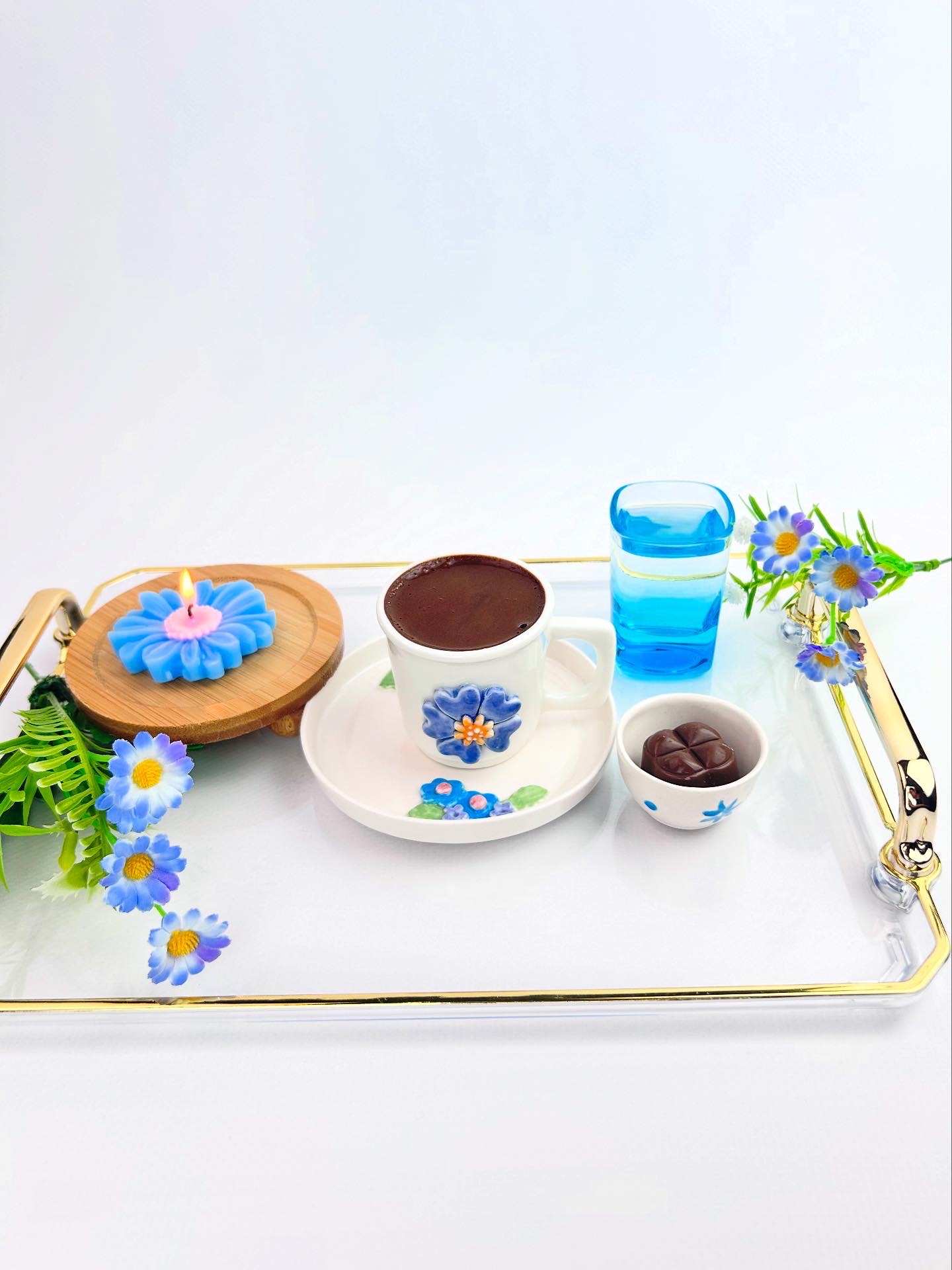 <html><br> <body style="font-family: 'Inter', 'Segoe UI', Arial, sans-serif; color: #22242a; line-height:1.8; font-size:1.13rem; background: #fcfdff;"> <br> <div style="max-width:720px; margin:2rem auto; background:#fcfcfc; border-radius:16px; box-shadow:0 4px 24px #e9eaf1;"><br> <h1 style="font-size:2.1rem; font-weight:800; color:#2c2e40; margin-top:2rem;">Bir “Kulp”un Ardındaki Tuhaf Dünya: Seramik Kupanın Evrimi, Evde Üretim Akımı ve Gündelik Takıntıların Modern Hikâyesi</h1><br> <blockquote style="border-left:4px solid #8b929e; margin:1.7rem 0 1.4rem 0; padding:1.1rem 1.6rem; background:#f6f8fa; border-radius:10px; font-size:18px;"><br> <b>Bazı insanlar için bir kulp, yalnızca parmaklarınıza takılan sıradan bir eklenti değildir. Kimi için bir güven hissi, kimisi için ise günlük ritüelin olmazsa olmazı.</b> Ve işte tam da bu yüzden, bugünlerde sosyal medyada viral olan #KulpChallenge akımı gibi küçük detaylar, modern yaşamın anlam haritasını gizlice yeniden çiziyor.<br> </blockquote><br> <h2 style="font-size:1.5rem; font-weight:700; margin:1.7rem 0 1rem 0; color:#35405f;">Bir Seramik Kupalık Takıntı: “Kulp Hissi” Neden Gündemde?</h2><br> <p>Türkiye’de son bir ayda TikTok’ta 2 milyonu aşkın izlenmeye ulaşan #KulpChallenge ile başlayan tartışma, aslında sıradan eşyaların takıntı düzeyinde önemsendiği yeni bir dönemi işaret ediyor. Kimi kullanıcılar “yanlış kulp” hissinin kahve keyfini bozduğunu anlatırken, bazıları için doğru bir seramik kupa, günün ruhunu belirliyor.</p><br> <p>Modern psikologlar, bu tür mikro-obsesyonların arkasında <b>güvenlik arayışı</b> ve “anda kalma” ihtiyacının yattığını belirtiyor. Özellikle pandemi sonrası artan <b>evde üretim akımı</b> ile, insanlar kendilerine özel hissettikleri eşyalar yaratmaya ve bu nesnelere duygusal anlam yüklemeye başladılar. <span style="font-weight:600;">Seramik kupa</span> ise bu akımın adeta amiral gemisine dönüştü.</p><br> <h2 style="font-size:1.4rem; font-weight:700; margin:1.2rem 0 1rem 0; color:#374076;">Kulpun Tarihçesi: “Bir Sapın Hikâyesi” Antik Dönemlerden Dijitale</h2><br> <p>Az bilinen bir detay: Bugün ellerimizde tuttuğumuz kupaların ilk kulp örnekleri, <b>Grek</b> ve <b>Roma dönemine</b> kadar uzanıyor. Eski Anadolu uygarlıklarında ise “kulp”, sadece fonksiyonel değil, statü ve ritüel göstergesiydi. Osmanlı döneminin kahve fincanından Japon “yunomi”sine kadar, kulpun şekli ve büyüklüğü, toplumsal kodları da belirliyordu.</p><br> <p>2025’te ise <b>hediyelik ürün</b> pazarında, “kişiye özel kulp tasarımı”ndan “3D baskı seramik kupa”lara kadar uzanan bir yenilik var. Artık kulpun tasarımı, sahibinin kişiliğine hatta psikolojik profiline dair mesajlar veriyor. Özellikle evde üretim akımı ile kendi kupasını yapma trendi, bireyselliğin altını çiziyor.</p><br> <h2 style="font-size:1.25rem; font-weight:700; margin:1.2rem 0 0.8rem 0; color:#414155;">Evde Üretim Akımı: “Kendi Kulpunu Yarat” Fenomeni</h2><br> <p>Şehir hayatının stresinden kaçışın en yeni trendi, küçük objelerle terapi. Son yıllarda globalde “<b>Make Your Own Mug</b>”, Türkiye’de ise “<b>Kendi Kulpunu Tasarla</b>” atölyeleri hızla yayılıyor.</p><br> <ul style="margin-left:1rem; color:#555;"><br> <li><b>Evde üretim akımı</b> sayesinde hem benzersiz hem de sürdürülebilir ürünler ortaya çıkıyor.</li><br> <li>Seramik kupa atölyeleri, kişiselleştirilmiş hediyelik ürün arayışında olanlar için yeni bir kapı aralıyor.</li><br> <li>Bireyler, kendi kupalarını yaparak hem günlük takıntılarına anlam yüklüyor, hem de yaratıcı bir kaçış buluyor.</li><br> </ul><br> <p>Yapılan araştırmalara göre, kişiselleştirilmiş el yapımı bir kupa, fabrika ürünlerine kıyasla %73 daha yüksek duygusal değer taşıyor (<a href="https://journals.sagepub.com/doi/10.1177/0963721420917728" target="_blank" style="color:#5271ff;">kaynak</a>).</p><br> <h2 style="font-size:1.2rem; font-weight:700; margin:1.1rem 0 0.75rem 0; color:#49518d;">Bir Hediyelik Ürün Fenomeninin Anatomisi</h2><br> <p>2025’in trend listelerinde, “kişiselleştirilebilir seramik kupa”lar ve az sayıda üretilen mikro-koleksiyonlar, <b>hediyelik ürün</b> pazarında başa oturdu. TikTok ve Instagram’da “kulp açılışı” videoları milyonlarca kez paylaşılıyor; çünkü insanlar, nesnelere yüklenen anlamın paylaşılabilir olmasını istiyor.</p><br> <p>Markalar da bunu gözeterek, <b>evde üretim akımı</b> ile özdeşleşen atölyeler ve online “kendi kupanı tasarla” platformları ile kullanıcıya duygusal temas sağlıyor.</p><br> <p><br> <span style="color:#b68343; font-weight:500;">Bir kulpa dokunmak; geçmişten bugüne ulaşan bir ritüele, aileyle içilen çayın huzuruna, ya da sabah kahvesinin sessiz sakinliğine dokunmak demek.</span><br> </p><br> <h2 style="font-size:1.1rem; font-weight:700; margin:1rem 0 0.7rem 0; color:#666;">Takıntı mı, Modern Ritüel mi? Son Söz</h2><br> <p>Belki de bir seramik kupa, sadece bir eşyadan çok daha fazlası: Kendi hikayeni, dokunuşunu ve kaygını barındıran küçük bir dünya. Kulp seçimi gibi basit bir detay bile, modern insanın “hissedebilmek” ihtiyacına yanıt veriyor. <b>Evde üretim akımı</b> ile hayatımıza giren kişiselleştirilmiş seramikler, sıradan sandığımız takıntılarımızı anlamlı bir ritüele dönüştürüyor.</p><br> <p>Bir dahaki sefere eline bir seramik kupa aldığında, onun arkasındaki “kulp mitolojisi”ni ve gündelik hayatındaki sessiz devrimi hatırla. Çünkü bazen en büyük hikaye, en küçük kulpta saklıdır.</p><br> <div style="background:#f8f7fa; border-radius:10px; margin:2rem 0 1rem 0; padding:1.3rem 1.3rem 0.9rem 1.3rem; font-size:1rem; color:#828490;"><br> <b>KAYNAKLAR:</b><br><br> - https://www.tiktok.com/tag/kulpchallenge<br><br> - https://journals.sagepub.com/doi/10.1177/0963721420917728<br><br> - https://www.seramikdergisi.com/kupa-tarihi-ve-tasarimi/<br><br> - “Kendi Kulpunu Tasarla” Atölyeleri, 2025 – Kadıköy, İstanbul<br><br> - https://www.hediyelikurunler.com.tr/seramik-evde-uretim-trendi-2025/<br><br> </div><br> </div><br> </body><br></html><br><br>**Etiketler:** evde üretim akımı, hediyelik ürün, seramik kupa