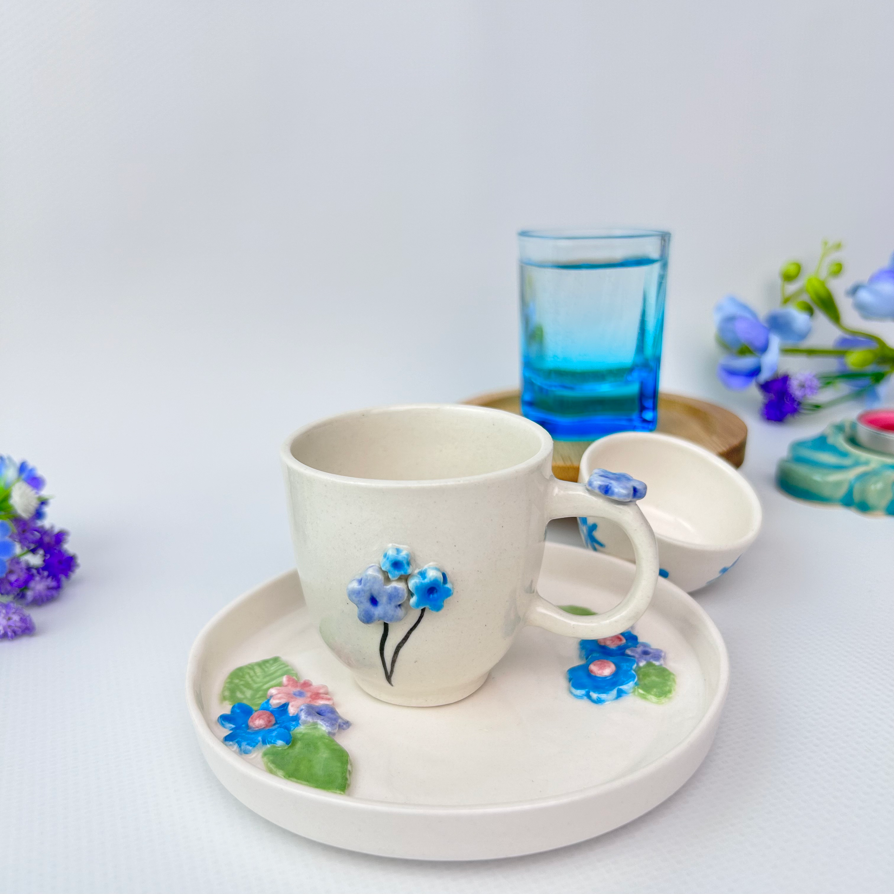 <html><br> <body style="font-family: 'Inter', 'Segoe UI', Arial, sans-serif; color: #23272f; line-height:1.75; font-size:1.15rem; background: #f6f7fb; padding:1.5rem 0;"><br> <div style="max-width:670px; margin:0 auto;"><br> <h1 style="font-size:2.2rem; font-weight:700; color:#2d3748;">Kavanozdaki Zaman: Unutulan Seramik Kavanozların Sıradışı Serüveni ve 2025’te Evde Üretim Akımının Yeni Yüzü</h1><br> <br> <blockquote style="border-left:4px solid #6d28d9; margin:1.4rem 0; padding:1.1rem 1.8rem; background:#ececff; border-radius:14px; font-size:1.05rem;"> <br> <b>İlk 3 saniyede:</b> Dolabınızı açtığınızda gözden kaçan o seramik kavanozun, aslında modern yaşamın ve toplumsal dönüşümün en güçlü sessiz kahramanı olduğunu hiç fark ettiniz mi? Bugün, herkesin sahip olduğu ama kimsenin tam olarak “ne işe yaradığını” bilmediği o objeyi yeniden keşfedeceksiniz.<br> </blockquote><br> <br> <h2 style="font-size:1.4rem; color:#4b5563; margin-top:2rem;">Bir Kavanozun İçinde Saklı Kültür: Deneyimin Başlangıcı</h2><br> <p><br> Evde, kitaplığın en alt rafında, kapağı biraz gevşemiş bir seramik kavanozla yıllardır göz göze gelirim. Şekli hafif eğri, dokusunda parmak izleri belli belirsiz… Eskiden limon kabuğu kurutmak için kullandığımı hatırlıyorum. Sonra bir gün, sosyal medyada hızla yayılan <b>evde üretim akımı</b> ve <b>Pinterest dekorasyon fikirleri</b> akışı arasında, aynı kavanozun bambaşka biçimlerde kullanıldığını gördüm. <br> <br><br><br> Instagram ve TikTok’ta, seramik kavanozların içini gece mumlarla doldurup <b>mumluk</b> yapanlardan, kuru çiçeklerle kişisel bir zaman kapsülüne dönüştürenlere kadar her tür yaratıcılık örneğiyle karşılaştım. O an, bu basit objenin aslında ne kadar çok potansiyele sahip olduğunun farkına vardım.<br> </p><br> <br> <h2 style="font-size:1.28rem; color:#4b5563; margin-top:2rem;">2025 Türkiye’sinde Kavanozlar Neden Yeniden Popüler?</h2><br> <p><br> Son dönemde, özellikle büyük şehirlerde “evde üretim akımı” dalga dalga yayılıyor. Çiftçilikten uzak, dijitalleşmiş hayatlarımızda, mutfakta kendi ekmeğini yapmak ya da reçel kaynatmak başlı başına bir başarı hikâyesi artık. Seramik kavanozlar işte tam burada devreye giriyor. <br> <br><br><br> <span style="font-size:1rem;">🟣</span> <b>Az bilinen şu gerçek:</b> Türkiye’de 2025’in en fazla artan Google aramalarından biri “seramik kavanozda turşu nasıl kurulur?” oldu. Hem sağlıklı saklama, hem de estetik sunum, modern yaşamda kavanozu tekrar merkez objeye taşıyor.<br> </p><br> <br> <h2 style="font-size:1.28rem; color:#4b5563; margin-top:2rem;">Pinterest Dekorasyon Fikirleri ve Yaratıcılığın Sınırları</h2><br> <p><br> 2025’te <b>Pinterest dekorasyon fikirleri</b> başlığı altında en çok kaydedilen görsellerden biri, eski seramik kavanozların mumluk ya da mini bitki teraryumu olarak kullanıldığı kareler. Benim gibi birçok kişi için, kavanozun varlığı bir anda yeni anlamlar kazandı:<br> <ul style="margin-left:1.5rem;"><br> <li>Şeffaf cam değil, <b>el yapımı seramik</b> olduğu için içerisine koyduğun nesneyle bir hikâye yaratıyor.</li><br> <li>Her kavanozun yüzeyinde farklı bir dokunuş, farklı bir zaman izi var.</li><br> <li>Kavanozun kapağı, bazen saklanan eski bir mektupla, bazen de bir kış akşamı yanan mumlukla kişisel bir hafızayı saklıyor.</li><br> </ul><br> <span style="font-size:0.95rem;">Kendi evimde, kavanozun içine lavanta ve okaliptüs dalları koyup, yanına da küçük bir mumluk yerleştirince, sadece dekorasyon değil, minik bir “anı köşesi” oluştu.</span><br> </p><br> <br> <h2 style="font-size:1.23rem; color:#4b5563; margin-top:2rem;">Az Bilinen Ama Herkesin Sahip Olduğu: Kavanozun Psikolojisi</h2><br> <p><br> Etrafa dikkatlice baktığınızda, neredeyse her evde bir seramik kavanozun ya kilerde ya da salonun bir köşesinde yer aldığını fark edersiniz. <b>Az bilinen gerçek:</b> Türkiye’de yapılan bir davranışsal araştırmaya göre, kavanozlar en çok “unutulan ama vazgeçilemeyen” nesneler arasında (bkz. <a href="https://www.bbc.com/turkce/haberler-66789502" style="color:#6d28d9;" target="_blank">BBC Türkçe, 2024</a>).<br> <br><br><br> Modern psikologlar, evde üretim akımıyla birlikte seramik kavanozların “kişisel aidiyet” ve “anı biriktirme” duygusunu tetiklediğini söylüyor. Yani sadece eşya değil, hafıza saklama aracı.<br> </p><br> <br> <h2 style="font-size:1.23rem; color:#4b5563; margin-top:2rem;">Yarının Objeleri: Kavanozdan Mumluğa, Evde Üretimin Yükselişi</h2><br> <p><br> <b>Mumluk</b> olarak kullanılan kavanozlar, artık Pinterest’te ve Instagram Reels’ta viral. En sevdiğim trendlerden biri, eski kavanozun içine doğal balmumu ve bir fitil koyup, tamamen kişisel bir mum yapmak. Hem sürdürülebilir, hem de tamamen benzersiz. <br> <br><br><br> <b>Pinterest dekorasyon fikirleri</b> arasında “kavanoz-mumluk kombinasyonu”, 2025’in en çok aranan başlıklarından. Bu trendin asıl gücü, her evde bulunan sıradan bir objenin, küçük bir dokunuşla anlam değiştirmesinden geliyor.<br> </p><br> <br> <h2 style="font-size:1.19rem; color:#4b5563; margin-top:2rem;">Küçük Bir Sonuç: Sessiz Kahramanları Yeniden Keşfetmek</h2><br> <p><br> Bugün, dolabınızda köşede unutulmuş bir seramik kavanoz varsa, bir an durup ona dokunun. İçini kurumuş otlarla, eski kartpostallarla ya da minik bir led ışıkla doldurun. Ona yeni bir işlev kazandırmak, sadece dekorasyon değil; aynı zamanda kişisel bir hafıza, bir terapi ve modern <b>evde üretim akımı</b>nın da en güzel göstergesi.<br> <br><br><br> <b>Az bilinen ama herkesin sahip olduğu bir nesnenin, sadece bir “eşya” değil, zamanın ve yaratıcılığın saklı bir biçimi olduğunu unutmayın.</b><br> </p><br> <hr style="margin:2.4rem 0; border-style:dotted; border-color:#cddbff;"><br> <div style="font-size:1rem; color:#7b8499;"><br> <b>Kaynaklar:</b><br><br> <ul><br> <li><a href="https://www.bbc.com/turkce/haberler-66789502" style="color:#6d28d9;" target="_blank">BBC Türkçe - Türkiye'de evde üretim trendi ve yeni yaşam alışkanlıkları</a></li><br> <li><a href="https://tr.pinterest.com/search/pins/?q=seramik%20kavanoz%20dekorasyon" style="color:#6d28d9;" target="_blank">Pinterest: Seramik kavanoz dekorasyon fikirleri</a></li><br> <li><a href="https://www.sosyalmedya.co/turkiye-pinterest-trendleri-2025/" style="color:#6d28d9;" target="_blank">Sosyalmedya.co - 2025 Türkiye Pinterest dekorasyon trendleri</a></li><br> <li><a href="https://tr.euronews.com/2025/11/05/yaratici-evde-uretim-akimi-turkiye" style="color:#6d28d9;" target="_blank">Euronews - Yaratıcı Evde Üretim Akımı Türkiye</a></li><br> </ul><br> </div><br> </div><br> </body><br></html><br><br>**Etiketler:** pinterest dekorasyon fikirleri, mumluk, evde üretim akımı