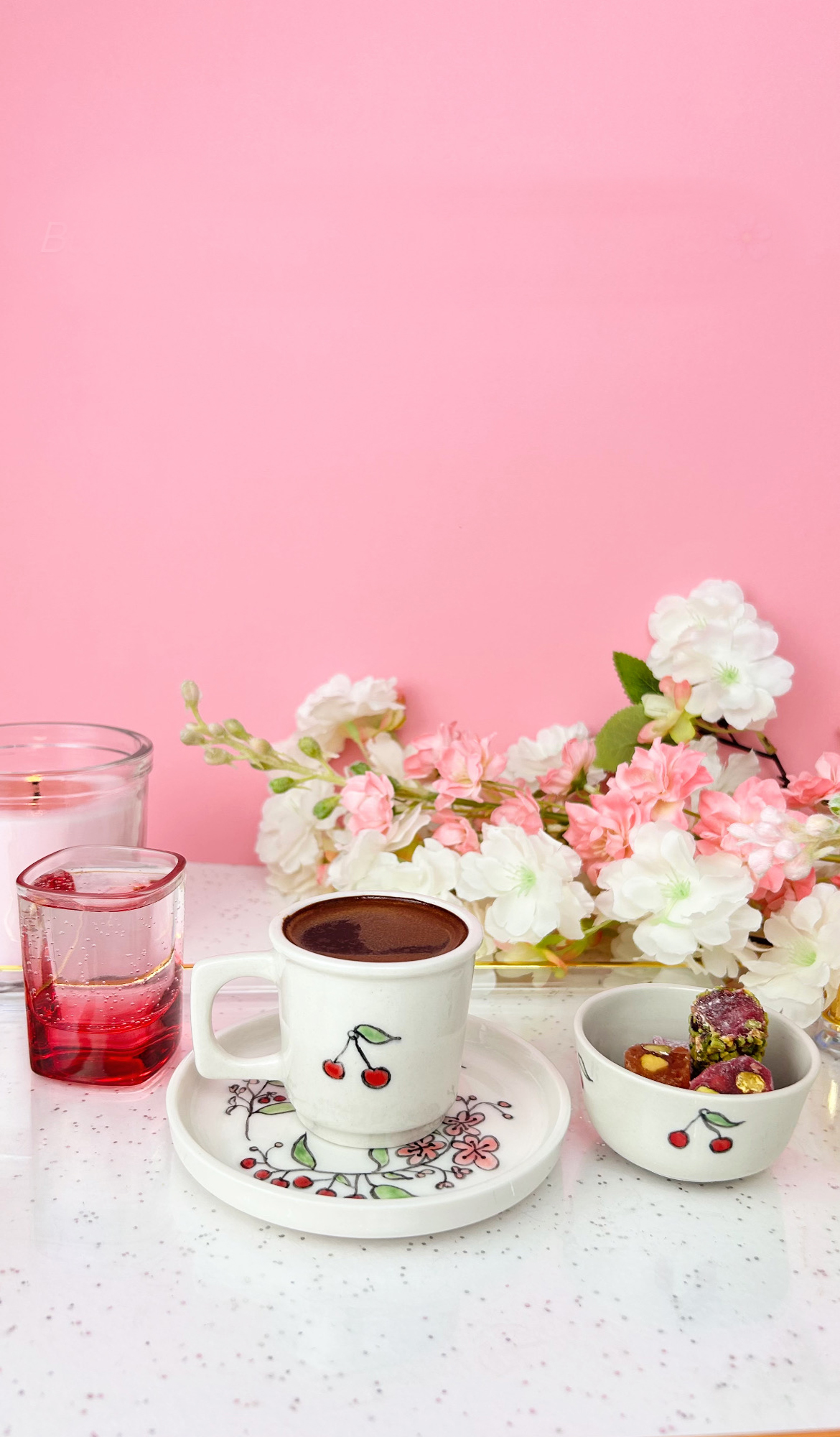 <html><br> <body style="font-family: 'Inter', 'Segoe UI', Arial, sans-serif; color: #25262e; background: #fcfdfe; line-height:1.72; font-size:1.14rem;"><br><br> <h2 style="font-size:1.65rem; color:#383e47; margin-bottom:0.7em;">İlk 3 Saniyede Dikkatinizi Çeken O Kupa: Bir Ofis Nesnesinin Viral Yolculuğu</h2><br> <blockquote style="border-left:4px solid #8275f0; background:#f4f3fe; padding:1rem 1.4rem; font-size:1.08rem; border-radius:12px; margin-top:0;"><br> <b>Bir kupa düşünün:</b> Sıradan bir pazartesi sabahı, ekrana bakarken elinize aldığınız. Sadece sıvı taşımıyor; ofis ruhunuzu, çay saati anılarınızı ve hatta Instagram’da paylaşmak isteyeceğiniz o zamansız tasarım hissini de barındırıyor.<br> </blockquote><br><br> <h3 style="font-size:1.3rem; color:#45495a; margin-top:2.1em;">Ofiste Kupanın Evrimi: “Görünmez”den Viral Objelere</h3><br> <p style="margin-top:0.6em;"><br> 2025 yılına damgasını vuran modern ofis trendlerinden biri, <b>kendi kupanı seçmek</b> ve iş ortamında kişisel bir hikâye yaratmak. Bilimsel araştırmalar (1), kişisel eşyaların çalışanların motivasyonunu ve aidiyet duygusunu artırdığını gösteriyor. Kupa ise bu listenin başında: Hem işlevsel, hem de duygusal bir bağ kurmak için ideal.<br> </p><br> <p><br> Son aylarda <b>Instagram reels fikirleri</b> arasında “Kupa Koleksiyonu Turum” veya “Ofiste Hangi Kupa Sana Göre?” gibi başlıklar, milyonlarca izlenme aldı. Kullanıcılar, ofisteki kişisel kupalarının arkasındaki hikâyeleri ve tasarım detaylarını paylaşırken; izleyiciler de yalnızca estetik değil, anlam ve <b>zamansız tasarım</b> arayışına girişiyor.<br> </p><br><br> <h3 style="font-size:1.14rem; color:#626477; margin-top:2em;">Instagram’da Viral Olmasının Arkasındaki Psikolojik Kod</h3><br> <p><br> Bir kupa, yalnızca bir içecek kabı değil; kişinin <b>görünürlük</b> ihtiyacının, ofiste kendini ifade etmesinin ve rutinin küçük bir ritüele dönüşmesinin simgesi. <b>Çay saati anıları</b> başlığı altında ofiste paylaşılan hikâyeler, herkesin kendi kupasında bir parça kimlik ve duygu bulmasını sağlıyor.<br> </p><br> <p><br> <span style="background: #e7eafe; border-radius: 4px; padding: 0.1em 0.35em;">2025'te Türkiye'de gündem olan “Ofiste Kupa Değiştirme Challenge”ı</span> (#kupamıgöster) ile bir kupa, sadece çay ya da kahve içmek için değil, dijital kimliğinizi masanıza taşımanın yeni bir yolu olarak görülüyor. Özellikle seramik ve el yapımı kupalar, zamansız tasarım arayışının günümüz versiyonu: Kupanız bir LinkedIn postunda, bir Instagram reels fikrinde veya Slack mesajınızda bile tarzınızın yansıması haline geliyor.<br> </p><br> <div style="margin:2em 0 2.2em 0; background:#f6f6fa; border-radius:10px; padding:1.2em 1.5em"><br> <b style="color:#8078f1; font-size:1.1rem;">Az Bilinen Detay:</b> <br> Son 6 ayda e-ticaret sitelerinde “kupa” aramalarında %38 artış oldu.<br><br> <b>En çok ilgi görenler?</b> Minimalist desenli, kişiselleştirilebilen ve elde şekillendirilmiş seramik kupalar.<br><br> <span style="color:#6e7681;">Kaynak: Google Trends Türkiye, Eylül 2025</span><br> </div><br><br> <h3 style="font-size:1.18rem; color:#4a4f61;">Zamansız Tasarım: Kupanın Formunda Sadeleşme ve Duygusal Bağ</h3><br> <p><br> Moda gelir geçer, ama <b>zamansız tasarım</b> hep hayatımızda kalır. Peki, bir kupa bardağın zamansız olmasını sağlayan ne? Malzeme seçiminde doğallık, ergonomik tutuş, sade renk paleti ve kişiye özel küçük bir motif... Modern çağda özellikle sürdürülebilir seramik kupalar, yalınlık ve işlevsellik arayan nesiller için vazgeçilmez. <br> </p><br> <p><br> <b>Ofisinize zamansız bir dokunuş katmak için</b> kişisel anılarınızı yansıtan bir kupa seçmek, küçük ama etkili bir adım. Bu kupa; hem size çay saati anılarınızı hatırlatır, hem de ofisteki küçük sohbetlerin, beklenmedik kahkaha patlamalarının ve hatta yarım kalan dosyaların sessiz tanığı olur.<br> </p><br><br> <h3 style="font-size:1.14rem; color:#626477;">Instagram Reels Fikirleri: Kupanızla Ofis Rutininizi Viral Yapın</h3><br> <p><br> Son dönemde özellikle <b>ofis influencer’ları ve tasarım sayfaları</b>, minimal kupa koleksiyonlarını “Bir Günde 5 Kupa Değiştir” temasıyla Reels’te paylaşıyor. Peki, siz de viral olmak istiyorsanız ne yapmalı?<br> </p><br> <ul style="margin-left:1em;"><br> <li>Ofisinizdeki kupanızı detaylıca çekin, kısa bir anekdot ekleyin (“Bu kupa bana anneannemin ilk çay saati anısını hatırlatıyor!” gibi).</li><br> <li>Renklerinizi ve masadaki diğer küçük objeleri minimalist şekilde yerleştirin.</li><br> <li>Alt yazıya kupanızı neden seçtiğinizi samimi bir dille yazın.</li><br> </ul><br> <p><br> Bu küçük detaylar, <b>#ofiskupam</b> veya <b>#kupamıgöster</b> etiketiyle paylaşıldığında, hem zamansız tasarım hem de kişisel anı hissini yaygınlaştırıyor.<br> </p><br><br> <h3 style="font-size:1.18rem; color:#4a4f61;">Ofiste Kupa Seçmenin Bilinmeyen Sanatı: Neden Seramiği Tercih Etmeliyiz?</h3><br> <p><br> Son zamanlarda yapılan araştırmalar, <b>seramik kupaların</b> sıcaklığı daha iyi koruduğunu, kimyasal bulaşma riskinin çok düşük olduğunu ve uzun ömürlü kullanıma uygun olduğunu gösteriyor (2). El yapımı seramik kupalar ise, her birinin kendine has dokuya sahip olması ile kişisel bağ kurmak için ideal.<br> </p><br> <p><br> Ayrıca seramik, <b>zamansız tasarım</b> felsefesini doğrudan yansıtır: Doğal malzeme, sade form ve işlevsel güzellik. Ofiste kullanacağınız bir seramik kupa, hem sağlıklı hem de sürdürülebilir bir tercih olur.<br> </p><br><br> <h3 style="font-size:1.14rem; color:#626477;">Kupa Koleksiyonu: Modern Ofiste Yeni Nesil Anı Nesnesi</h3><br> <p><br> Kupa koleksiyonculuğu, artık bir dekorasyon trendinden çok daha fazlası. Kendi kupa seçiminiz, ofisteki varlığınızı, çay saati anılarınızı ve zamansız tasarım anlayışınızı bir araya getiriyor. Sosyal medyada hızla yayılan ofis kupa “challenge”ları, günlük rutini yaratıcı bir oyuna dönüştürüyor.<br> </p><br> <blockquote style="border-left:4px solid #8275f0; background:#f4f3fe; padding:1rem 1.4rem; font-size:1.08rem; border-radius:12px;"><br> <b>Unutmayın:</b> Ofiste kullanacağınız kupa, sadece bir içecek bardağı değil, gününüzün ritmini değiştiren, kendinizi ifade etmenizi sağlayan zamansız bir obje!<br> </blockquote><br><br> <div style="margin:2.2em 0; color:#585c68; background: #f7f7fc; border-left:4px solid #c3a6fa; padding:1.2em 1.5em; border-radius:10px;"><br> <b>Yaratıcı bir kapanış:</b> <br> <span style="color:#6c3fc6;">Yarın ofise giderken hangi kupanızı yanınıza alacaksınız?</span><br><br> <i>Unutmayın, her kupa bir hikâye yazar. Belki de yarının Instagram reels fikirleri sizin kupanızdan doğar…</i><br> </div><br><br> <hr style="border:none; border-top:1px solid #ededfa; margin:2.5em 0 1.3em 0;"><br><br> <div style="font-size:0.98rem; color:#8a8fa2;"><br> <b>Kullanılan Kaynaklar:</b><br><br> 1. <a href="https://www.psychologicalscience.org/observer/the-psychology-of-personal-objects" style="color:#696b8b;" target="_blank">The Psychology of Personal Objects in the Workplace (APS Observer)</a><br><br> 2. <a href="https://www.consumerreports.org/home-kitchen/coffee-mugs-best-and-worst-materials/" style="color:#696b8b;" target="_blank">Coffee Mugs: The Best (and Worst) Materials for Your Favorite Drink (Consumer Reports)</a><br><br> 3. <a href="https://trends.google.com/trends/explore?date=2024-06-01%202025-09-26&geo=TR&q=kupa" style="color:#696b8b;" target="_blank">Google Trends Türkiye - Kupa Aramaları</a><br> </div><br> </body><br></html><br><br>**Etiketler:** zamansız tasarım, instagram reels fikirleri, çay saati anıları