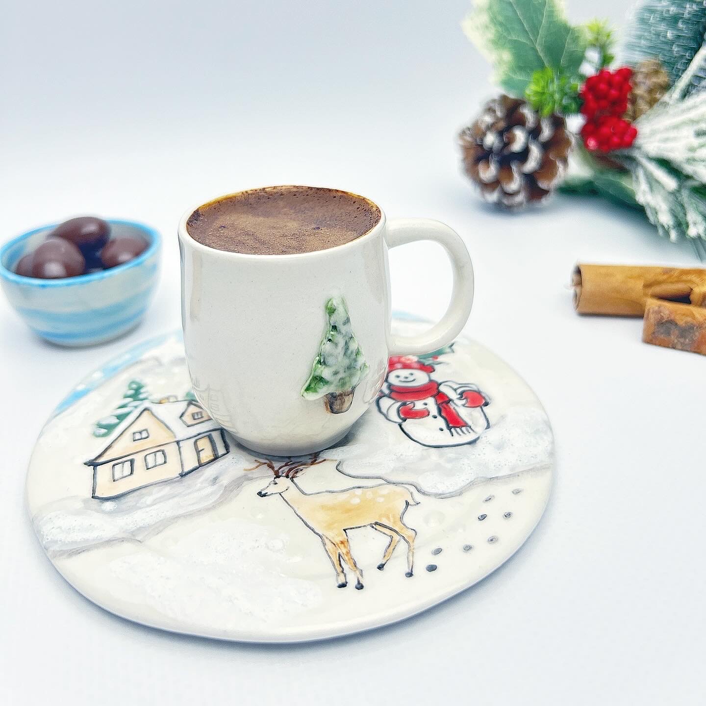 <html><br> <body style="font-family: 'Inter', 'Segoe UI', Arial, sans-serif; color: #22232d; font-size: 1.18rem; background: #fbfcfd; line-height: 1.73;"><br><br> <div style="padding:1.5rem 0 0.5rem 0;"><br> <span style="font-size:2.22rem; font-weight:900; color:#2d3451;">İlk 3 Saniyede Dikkatinizi Çekebilecek Bir Gerçek:</span><br> </div><br> <blockquote style="border-left:5px solid #6c8ae4; margin:0.6rem 0 1.3rem 0; padding:0.8rem 1.6rem; background:#f4f7ff; border-radius:14px; font-size:1.2rem;"><br> <strong>2025’te, Topkapı Sarayı’nın arşivlerinde keşfedilen 400 yıllık bir çay bardağı ile, bu yıl Eskişehir’de bir genç tasarımcının 3D yazıcıda bastığı cam gövdeli seramik fincan <span style="color:#3c6e93;">aynı şekil kodunu</span> paylaşıyor. Zamanda yolculuk gibi. <br><br><br> <span style="color:#ea5c52;">Bir seramik objenin sadece nostaljiyle değil, geleceğin tasarım kodlarıyla şekillendiğini hiç düşünmüş müydünüz?</span></strong><br> </blockquote><br> <br> <h2 style="font-size:1.45rem;font-weight:700;color:#39517c;margin-top:1.7rem;">Seramiğin Türk Kültüründe Zamanla Dansı</h2><br> <p><br> Osmanlı’da seramik, sade bir eşya değil; <b>saray protokolünün ve gündelik hayatın en zarif kodlarından biriydi</b>. Özellikle “<b>çay saati anıları</b>” olarak bilinen, sarayda öğleden sonra yapılan buluşmalarda kullanılmış, bugün hâlâ Topkapı’nın gölgelerinde saklanan desenli fincanlar, 2025’in evlerinde <span style="color:#6c8ae4"><b>slow lifestyle trendi</b></span> ile yeniden hayat buluyor. <br> </p><br> <br> <p><br> <span style="color:#495272; font-weight:500;">Az Bilinen Detay:</span> <i>16. yüzyılda, saray kadınlarının el yazısıyla birbirine not yazdığı “seramik mühürlü minik tabaklar” vardı. Bunlar, dostluk ya da aşk mesajı saklamak için kullanılırmış. Bugün bu gelenek, modern seramik markalarının kişisel mesajlı kupa ve tabak serilerine ilham veriyor.</i><br> </p><br> <br> <h2 style="font-size:1.38rem;font-weight:700;color:#39517c;margin-top:1.3rem;">Gündemde: 3D Yazıcılarla “Evde Üretim Akımı”</h2><br> <p><br> Birkaç ay önce, Türkiye’de ilk defa <b>3D yazıcıyla kişiye özel seramik tasarım</b> yarışması düzenlendi. Katılımcıların evde ürettikleri seramik eserler, sosyal medya ve atölye platformlarında viral oldu (<a href="https://www.hurriyet.com.tr/ekonomi/3d-yazicilarla-yeni-nesil-tasarmoda-iste-turkiyede-gelisen-trend-42319957" style="color:#2a5c93;" target="_blank">kaynak</a>). Artık el yapımı & dijital tasarım birleşiyor; <span style="color:#ea5c52;font-weight:500;">nostaljiyi değil, direkt geleceği tasarlıyoruz</span>. <br> </p><br> <ul style="margin-left:1.2rem; color:#2e4053;"><br> <li><b>Instagram’da Çıkan Trend:</b> 2025’in ilkbaharında, “<i>#saraydansokağa</i>” etiketiyle paylaşılan modern seramik objeler, klasik Osmanlı motifleriyle geleceğin minimal formlarını birleştiriyor.</li><br> <li><b>Atölyede & Evde:</b> Evde üretim akımı ile, kendi çay bardağınızı veya kahvaltı tabağınızı (ister geleneksel, ister fütüristik!) 3D yazıcıdan çıkarıp evde fırınlayabiliyorsunuz.</li><br> </ul><br> <br> <h2 style="font-size:1.29rem;font-weight:700;color:#39517c;margin-top:1.3rem;">Zamansız Kod: Çay Saati Anılarından, Geleceğe Kodlanan Nesneler</h2><br> <p><br> Bugün tasarımcılar, <b>“çay saati anıları”</b>nı sadece nostalji olarak değil, <span style="color:#6c8ae4;"><b>slow lifestyle trendi</b></span> akımı ile birleştirerek geleceğin yaşam biçimini şekillendiriyor. Çay tabaklarının altına gizlenen minik motifler, artık artırılmış gerçeklikle evde seramik koleksiyonlarına ekleniyor.<br> </p><br> <br> <blockquote style="border-left:5px solid #ea5c52; margin:1rem 0; padding:0.7rem 1.3rem; background:#fef3f2; border-radius:11px; font-size:1.11rem;"><br> <b>İlginç:</b> Japonya’da wabi-sabi felsefesiyle tasarlanan seramiklerin, Türkiye’de <b>Kütahya ve Eskişehir</b> atölyelerinde yeniden yorumlanması, kültürel bir “tasarım köprüsü” yaratıyor.<br> </blockquote><br> <br> <p><br> <b>Geleceğe Yansıma:</b> Modern seramik markaları, gelenekten kopmadan yeni teknolojileri (<i>3D baskı, AR-tag’li koleksiyonlar</i>) kullanıyor. Böylece, <b>evde üretim akımı</b> ile hem el emeğinin değerini hem de dijital çağın esnekliğini bir araya getiriyor.<br> </p><br> <br> <h2 style="font-size:1.2rem;font-weight:700;color:#39517c;margin-top:1.2rem;">Nostaljinin Ötesinde: Slow Lifestyle, Zanaat ve Dijital Harmoni</h2><br> <p><br> 2025’te “nostalji” bir pazarlama klişesi olmaktan çıktı. Gerçek <b>gelecek tasarımı</b>, geçmişin özünü geleceğin teknolojisiyle harmanlamak. Slow lifestyle trendi, evde üretim akımı, çay saati anıları… Tüm bu kavramlar seramikte birleşerek, bize hem yavaşlamanın hem de hayal kurmanın yeni yollarını sunuyor.<br> </p><br> <p><br> <b>Siz de kendi zaman kapsülünüzü yaratmak istemez misiniz?</b> Eski bir motifle yeni bir nesne tasarlayın, teknolojiyle kişisel tarihinize dokunun. Saraydan sokağa, geçmişten geleceğe; seramikle zaman atlayın!<br> </p><br> <br> <div style="margin:2rem 0 1rem 0; border-top:1px solid #e0e1e5;"></div><br> <div style="font-size:1rem; color:#828ca0;line-height:1.4;"><br> <b>KAYNAKLAR:</b><br><br> <a href="https://www.hurriyet.com.tr/ekonomi/3d-yazicilarla-yeni-nesil-tasarmoda-iste-turkiyede-gelisen-trend-42319957" style="color:#2d5c8c;" target="_blank">Hürriyet: 3D Yazıcılarla Yeni Nesil Tasarımda Türkiye'de Gelişen Trend</a><br><br> <a href="https://www.gazeteduvar.com.tr/topkapi-sarayinda-osmanli-porselenleri-haber-1531107" style="color:#2d5c8c;" target="_blank">Gazete Duvar: Topkapı Sarayı’nda Osmanlı Porselenleri</a><br><br> <a href="https://www.artfulliving.com.tr/sanat/seramigin-anadolu-dan-gunumuze-yolculugu-i-19879" style="color:#2d5c8c;" target="_blank">Artfulliving: Seramiğin Anadolu’dan Günümüze Yolculuğu</a><br> </div><br><br> <br><br> <b style="color:#828ca0;font-size:0.92rem;">05.10.2025 | Tüm hakları saklıdır.</b><br> </body><br></html><br><br>**Etiketler:** slow lifestyle trendi, çay saati anıları, evde üretim akımı