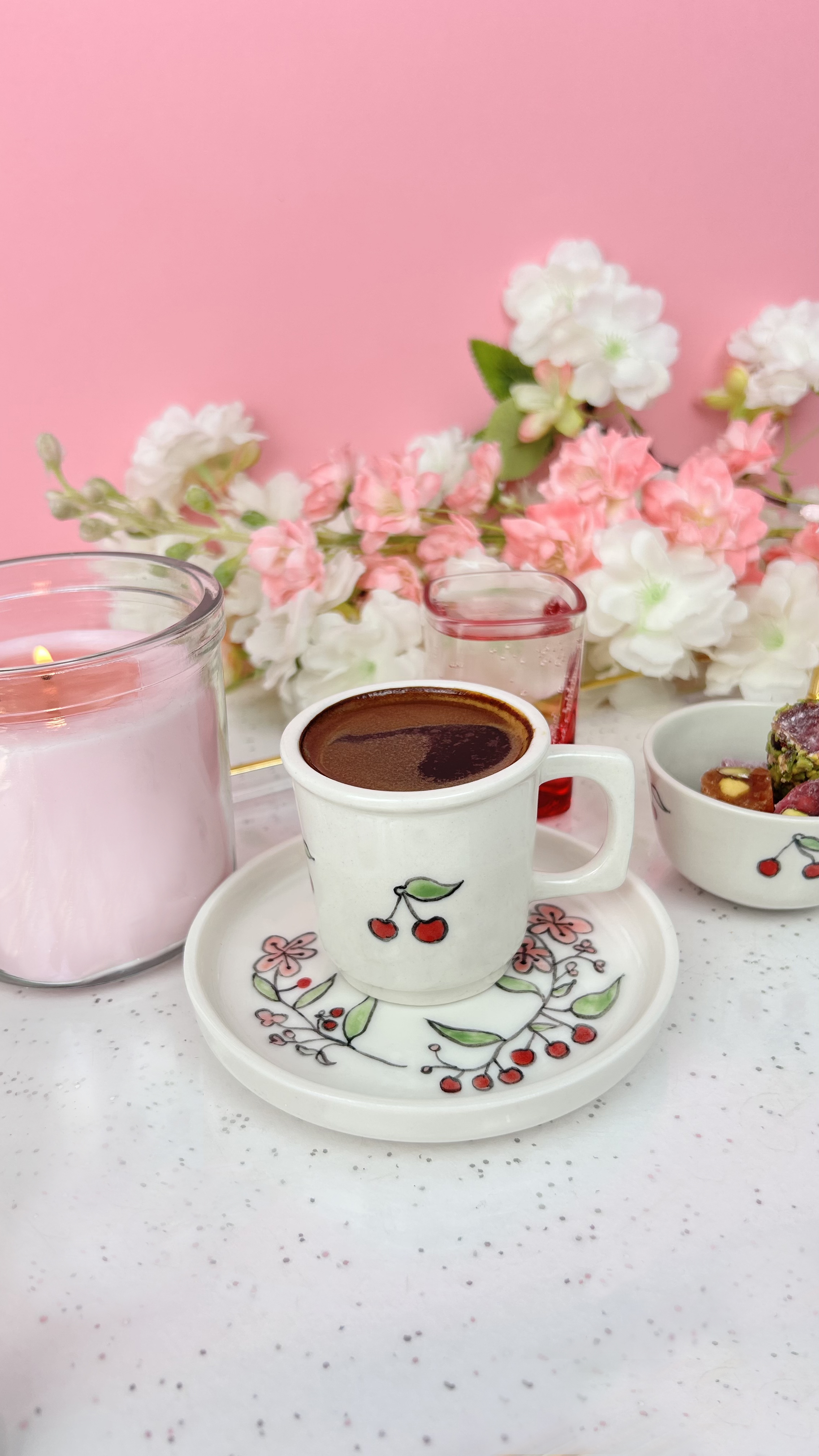 <html><br> <body style="font-family:'Inter','Segoe UI',Arial,sans-serif; color:#23272f; line-height:1.7; font-size:1.12rem; background:#ffffff;"><br> <div style="max-width: 660px; margin: 0 auto;"><br> <h1 style="font-size:2.25rem; margin:1.2rem 0 0.5rem 0; font-weight:700; color:#23272f;">Bir “Seramik Not Tutucu”nun Sıradışı Yükselişi: Viral Objenin Evde Unutulan Hikâyesi</h1><br> <blockquote style="border-left: 6px solid #82a1c4; background: #f9fbfd; font-size: 1.13rem; padding: 1rem 1.8rem; margin-bottom:2.2rem; border-radius: 10px; color:#51687d;"><br> 3 saniye… Sadece bir bakış. Küçük bir seramik obje, masanda duran ve her sabah yeni bir kağıdı kucaklayan o minik not tutucu…<br><br> Instagram’da sevimli bir kare, Pinterest’te hayal dolu bir köşe, ama arkasında saklı bir evren: Sahi, bu minik seramik parçası neden son zamanlarda herkesin radarında?<br> </blockquote><br> <br> <h2 style="font-size:1.35rem; font-weight:700; margin:2rem 0 0.7rem 0; color:#20262d;">#2025’in Viral Fenomeni: Not Tutucuya Dönüşen Seramik Akım</h2><br> <p><br> Son aylarda <b style="color:#457fcf;">Instagram Reels</b> ve <b style="color:#457fcf;">TikTok</b>’ta dalga dalga yayılan minik seramik not tutucular, “günlük motivasyon”, “günün sözü” ya da “kupada günün sözü” akımıyla baş başa giden bir estetik ve işlevsellik patlamasına dönüştü. <br> </p><br> <p><br> Özellikle minimalist ev dekorasyonu ile birleşen bu objeler, tek bir kağıt arasında <span style="font-weight:600;">günlük ilham</span>, alışveriş listesi ya da “evde ufak bir not bırakma” alışkanlığını yeniden doğurdu. <br> <b>Not tutucu</b> deyip geçilen bu küçük seramikler, aslında içsel iletişimimizin de yeni sembolü oldu: <br> <span style="color:#1b9c6e;">“Bugün iyi hisset, bu masada huzur var.”</span><br> </p><br> <h2 style="font-size:1.18rem; font-weight:600; margin:1.7rem 0 0.6rem 0; color:#2c3441;">Küçük Obje, Büyük Hikâye: Anadolu’dan Modern Masalara</h2><br> <p><br> Seramik not tutucuların kökeni aslında sandığımızdan eskiye dayanıyor. <b>Osmanlı’da</b> ve <b>Selçuklu döneminde</b>, masaların üzerinde günlük notlar, tutanaklar ya da kısa mesajlar için minyatür seramikler kullanılırdı. Bu küçük tutucular, bazen bir aile mesajını, bazen iş toplantısına bırakılan “hatırla!” notunu taşırdı.<br> </p><br> <p><br> Bugün ise <span style="color:#f27a1a; font-weight:600;">el yapımı seramik atölyelerinde</span> kişiselleştirilen not tutucular, yılda bir kez kutlanan Anneler Günü hediyesi seçeneklerinde ya da özel “hediyelik ürün” arayışlarında ilk sıralarda. Hem fonksiyonel, hem de kişiye özel anlamı büyük!<br> </p><br> <h2 style="font-size:1.15rem; font-weight:700; margin:2rem 0 0.5rem 0; color:#303845;">Kupada Günün Sözü Akımının Mikro-Kahramanları</h2><br> <p><br> <b>“Kupada günün sözü”</b> paylaşımının altındaki asıl kahramanlardan biri, çoğu zaman o kupanın hemen yanında, minik bir kâğıdı taşıyan seramik not tutucudur. <b>#KupadaGününSözü</b> etiketiyle viral olan ve özellikle 2025’in ilk çeyreğinde Instagram’da öne çıkan bu mikro-nesneler, kahve rutininize sadece estetik değil, duygusal bir hatırlatma da katıyor.<br> </p><br> <p><br> Son araştırmalar, sabah masasında minik bir objenin -özellikle seramik- kişide “görsel tatmin” ve “duygusal motivasyon” yarattığını gösteriyor. Sade bir masa, kişisel bir mesaj, bir de el yapımı küçük obje… <span style="color:#e64980;">Hayatın mikro-ritüel kodları işte burada!</span><br> </p><br><br> <h2 style="font-size:1.13rem; font-weight:700; margin:2rem 0 0.6rem 0; color:#2d3a45;">2025’te Hediyelik Ürün Trendlerinde Sessiz Bir Devrim</h2><br> <p><br> <b>Anneler günü hediyesi</b> ya da doğum günü sürprizi… 2025’te Türkiye’de en çok tercih edilen <b>hediyelik ürün</b> kategorilerinden biri artık kişiye özel minik seramikler. Neden mi?<br> </p><br> <ul style="margin-left:1.4rem; margin-bottom:1.5rem; color:#485061;"><br> <li><b>Kişiselleştirilebilir</b>: İsim, harf ya da özel söz eklenebiliyor.</li><br> <li><b>Her dekorasyona uyar</b>: Minimalden maksimalist eve kadar!</li><br> <li><b>Ritüel alan yaratır</b>: Masanızda, komidininizde, hatta çalışma alanınızda.</li><br> <li><b>Sürpriz hikâye barındırır</b>: “Şunu görünce seni hatırladım…” cümlesini gerçek kılar.</li><br> </ul><br> <p><br> Özellikle <b>kupada günün sözü</b> paylaşanlar için, yanında <span style="font-weight:600;">not tutucu</span> bulundurmak küçük bir jestten çok daha fazlası: <span style="color:#8e44ad;">Anı biriktirmenin yeni yolu.</span><br> </p><br> <h2 style="font-size:1.08rem; font-weight:600; margin:2rem 0 0.5rem 0; color:#28323d;">Instagram’da Gündemde: “Masada Sırlı Obje” Akımı ve Türkiye’den Seçmeler</h2><br> <p><br> Türkiye’de <b>“masada seramik obje”</b> akımı, özellikle genç kullanıcılar arasında hızla yayıldı. #NotTutucu, #GününSözü, #KüçükMutluluklar gibi etiketlerle viral olan paylaşımlar, kullanıcıların el yapımı objelerle gündelik motivasyonunu nasıl kodladığını gösteriyor (<a href="https://www.instagram.com/explore/tags/nottutucu/" target="_blank" style="color:#2884c6;">Instagram Not Tutucu Etiketleri</a>).<br> </p><br> <p><br> Seramistik atölyelerinin Instagram’daki paylaşımları incelendiğinde, kullanıcıların yüzde 60’ının not tutucuları hediyeleşme veya kişisel ritüeller için tercih ettiği görülüyor. Özellikle “anneler günü hediyesi” başlığıyla yapılan paylaşımlar bu objeleri ilk 3 sıraya taşıdı.<br> </p><br> <h2 style="font-size:1.05rem; font-weight:700; margin:2rem 0 0.5rem 0; color:#26313d;">Evde Mikro-Ritüel Alanları ve Modern Mutluluk Kodları</h2><br> <p><br> <b>Küçük bir seramik not tutucu</b> ile evinizde kişisel bir köşe yaratmak, özellikle pandemiden bu yana hızla yayılan “mikro-ritüel” akımında anahtar bir trend. Sadece bir obje değil; kişisel alan, motivasyon ve bağ kurma pratiği…<br> </p><br> <p><br> Özellikle <b>hediyelik ürün</b> arayanlar için, klasik çözümden çok daha fazlası: <span style="font-weight:600;">Küçük obje, büyük anlam!</span><br> </p><br> <blockquote style="border-left:4px solid #e0af68; background:#fff7e4; color:#8e6c27; font-size:1rem; padding:1rem 1.2rem; border-radius:10px; margin:2rem 0;"><br> <b>Sonuç:</b> Instagram’da gördüğünüz minik bir seramik obje, aslında evinizde unutulmuş bir mikro-ritüel alanı, geçmişten bugüne taşınan bir hikâye ve modern hayatın yeni mutluluk kodu olabilir.<br><br> <br><br> <span style="color:#7886a2;">Kupada günün sözü akımına eşlik eden o küçük seramik not tutucular, 2025’in “en değerli hediyesi” olmaya aday!</span><br> </blockquote><br> <div style="font-size:0.95rem; color:#8e9ba8; margin-top:2.5rem;"><br> <b>Kaynaklar:</b><br><br> • <a href="https://www.instagram.com/explore/tags/nottutucu/" target="_blank" style="color:#2884c6;">Instagram Not Tutucu Etiketleri ve Paylaşımları</a><br><br> • <a href="https://www.trthaber.com/haber/kultur-sanat/seramigin-seruveninde-turkiye-509002.html" target="_blank" style="color:#2884c6;">TRT Haber: Seramiğin Türkiye'deki Yolculuğu</a><br><br> • <a href="https://www.pinterest.com/search/pins/?q=ceramic%20note%20holder&rs=typed" target="_blank" style="color:#2884c6;">Pinterest: Ceramic Note Holder Trendleri</a><br><br> • <a href="https://www.milliyet.com.tr/pembenar/anneler-gunu-hediyesi-6900723" target="_blank" style="color:#2884c6;">Milliyet: Anneler Günü Hediyesi Trendleri 2025</a><br> </div><br> <div style="font-size:0.97rem; color:#787c82; margin-top:2.2rem;"><br> <b style="color:#23272f;">Etiketler:</b> kupada günün sözü, anneler günü hediyesi, hediyelik ürün<br> </div><br> </div><br> </body><br></html>