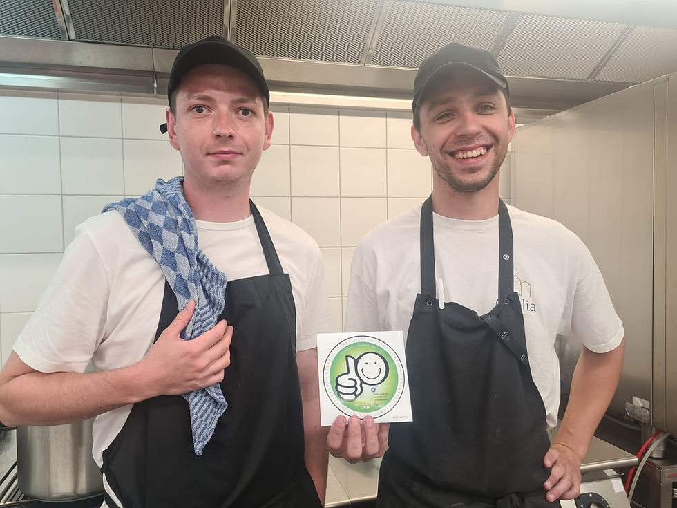 Het keukenteam bij Orelia Keiheuvel in Balen krijgt van het FAVV een Smiley.