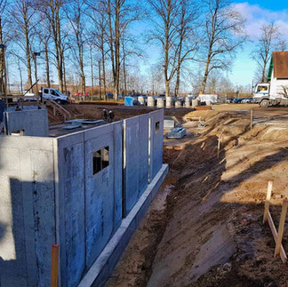 Aufgestellte Betonfertigteile sind noch leicht versetzt