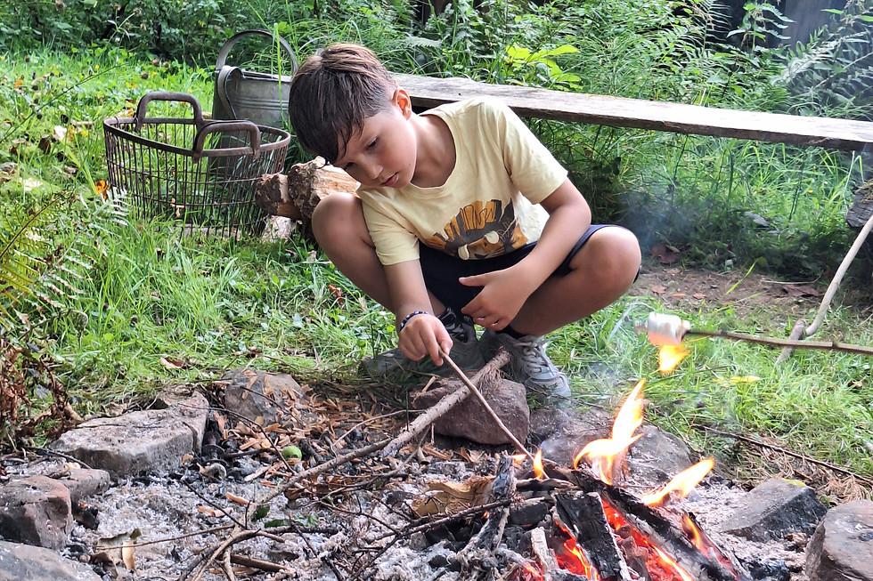 Junge am Lagerfeuer