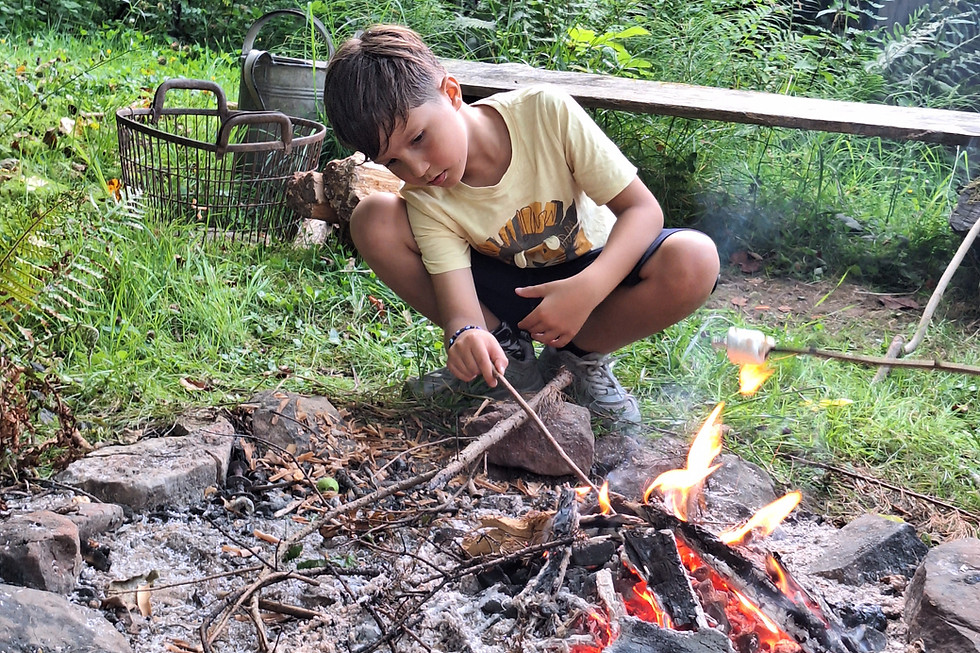 Kind am Lagerfeuer