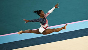 una ginnasta famosa che fa acrobazie