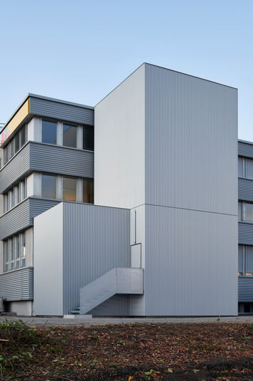 Antonuccio Wieland Architectes EPFL SIA sàrl • avenue des alpes 33, 1820 Montreux • Alyssa Antonuccio et Fabian Wieland • Architecture et visualisations • 999_UTT, extension d'un bâtiment industriel à Yverdon-les-Bains