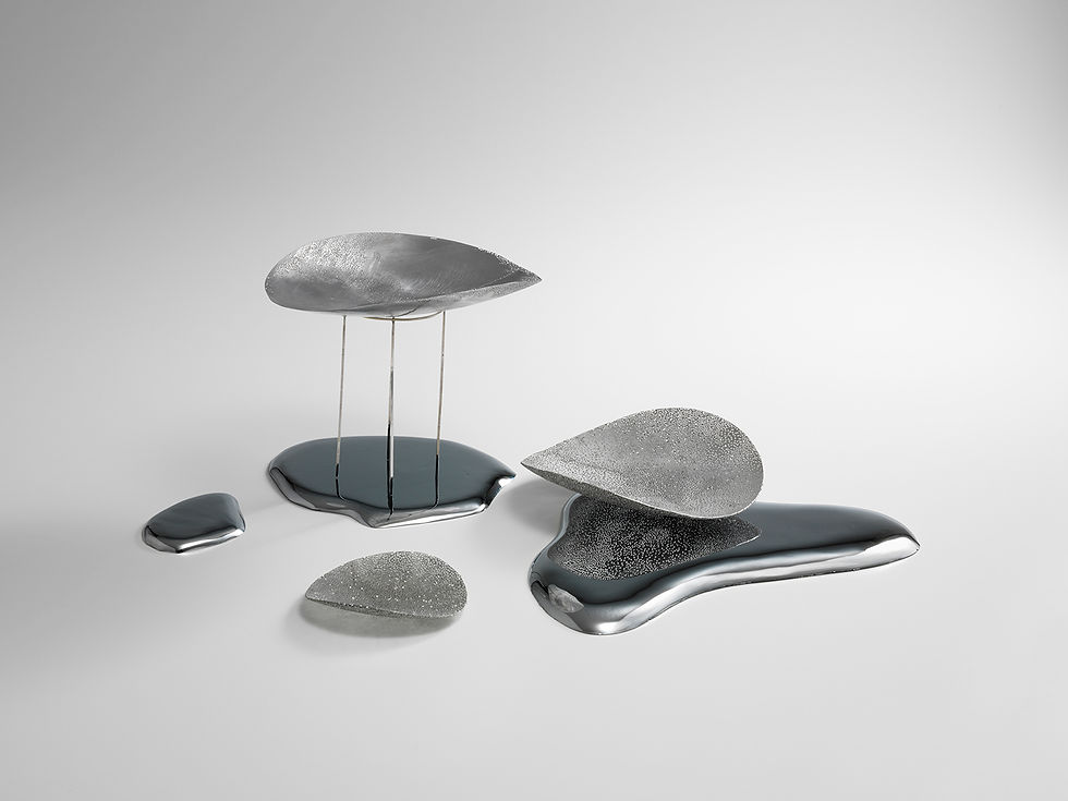 穴の空いた器と水たまりのコンポジション