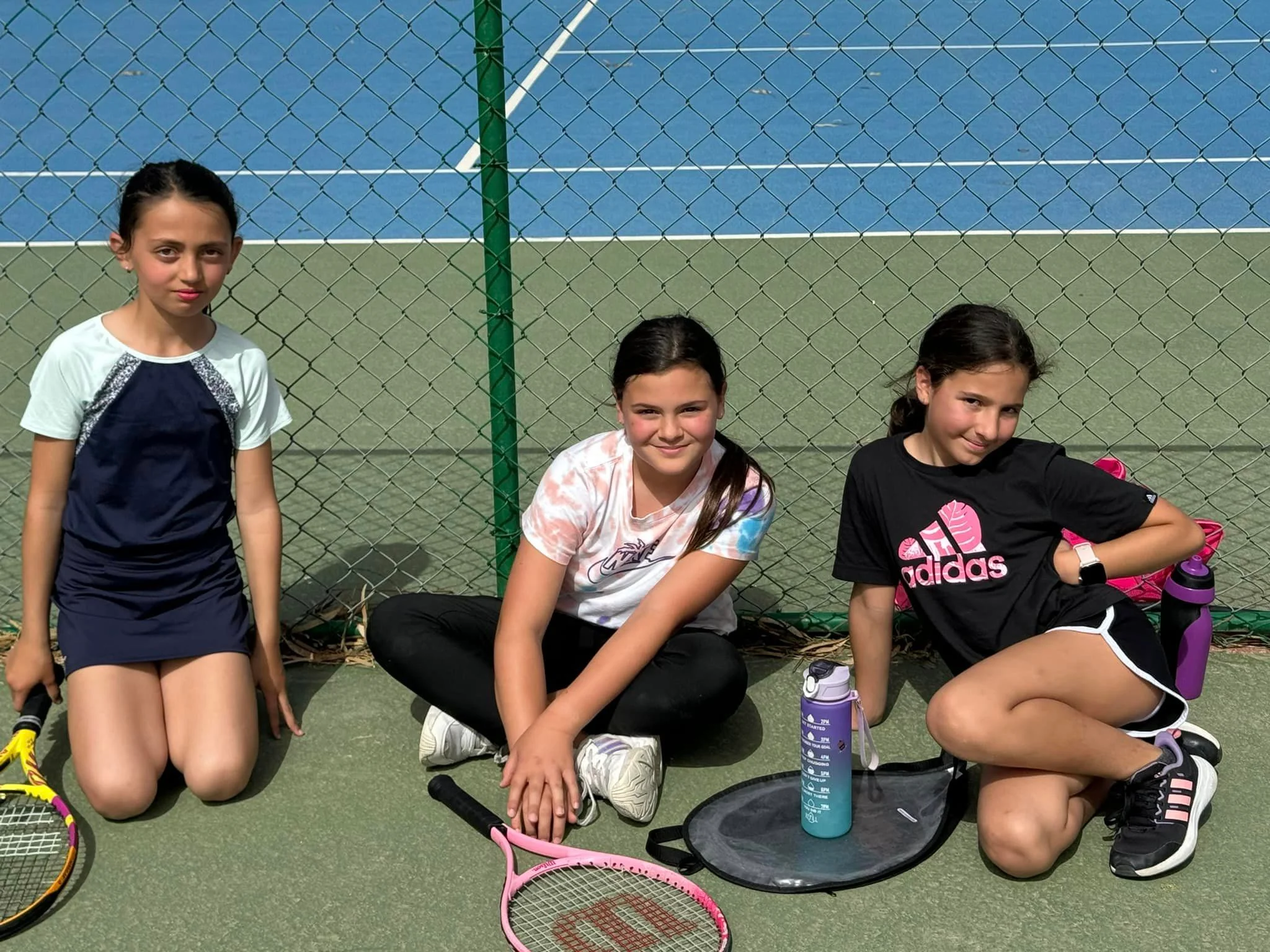 Tennis kids on court