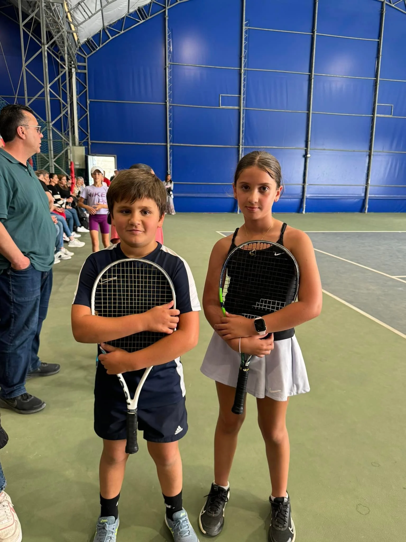 Tennis kids on court