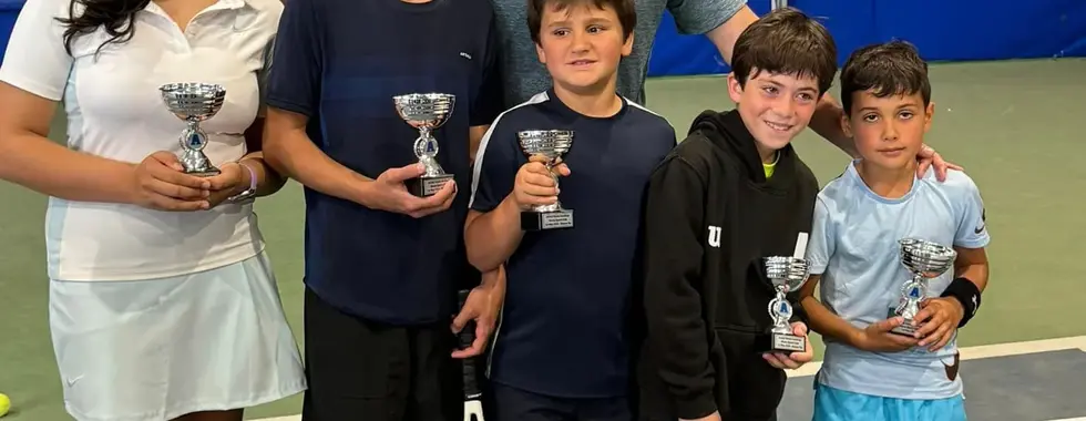 Tennis kids on court