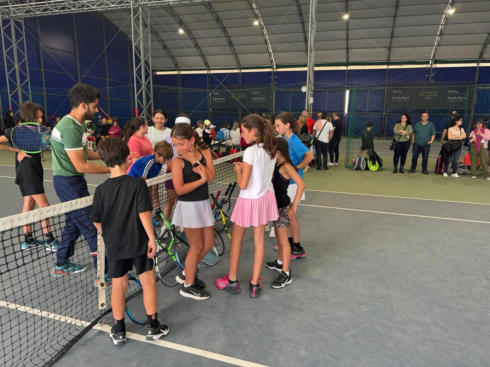 Tennis kids on court