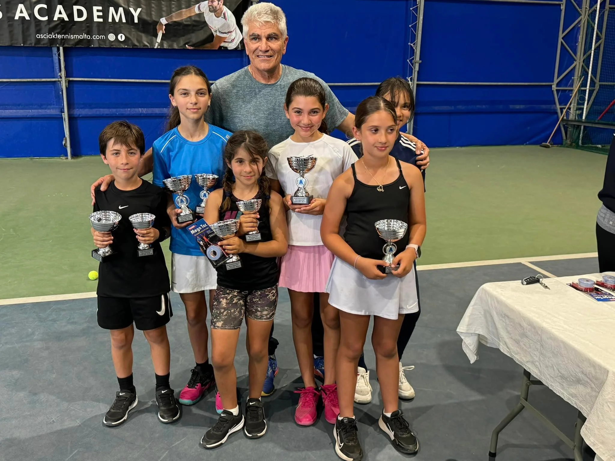 Tennis kids on court