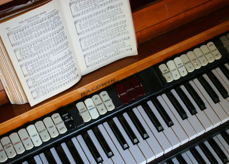 Nên hay không nên đưa Nhạc Thánh vào Tiệc Cưới?