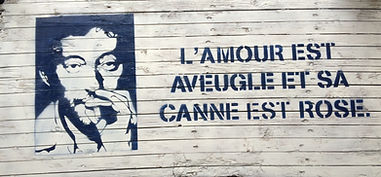 Citation en pochoir sur pont de bateau. Format 120x60 cm L'amour est aveugle et sa canne est rose. Serge Gainsbourg
