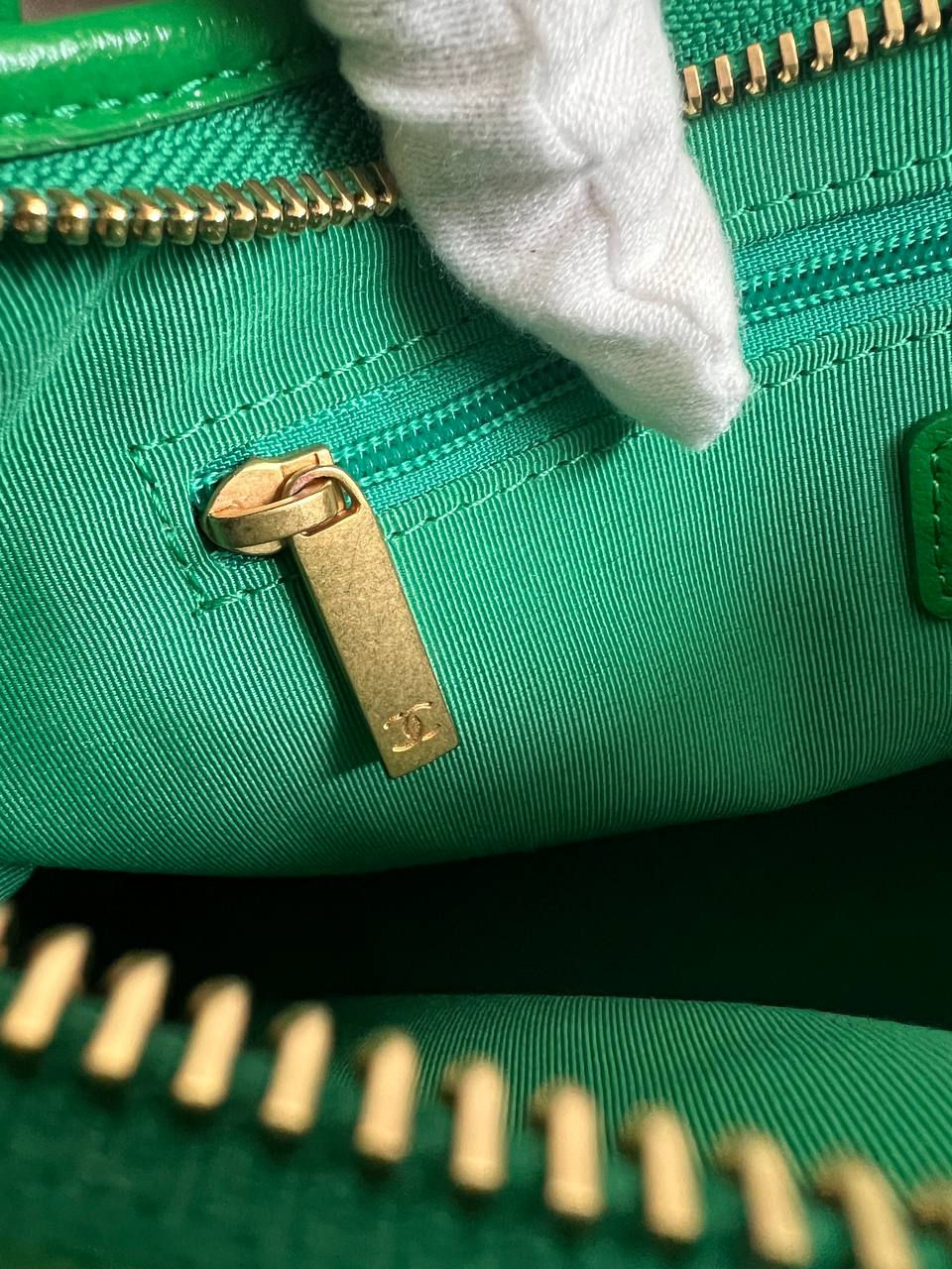 Thumbnail: 24A Quilted Green Shoulder Bag