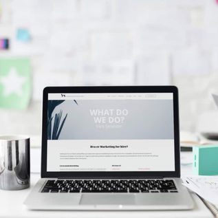En MacBook med en åpen hjemmeside på skjermen, plassert mot en hvit bakgrunn – illustrerer digital markedsføring og Google Ads-resultater.