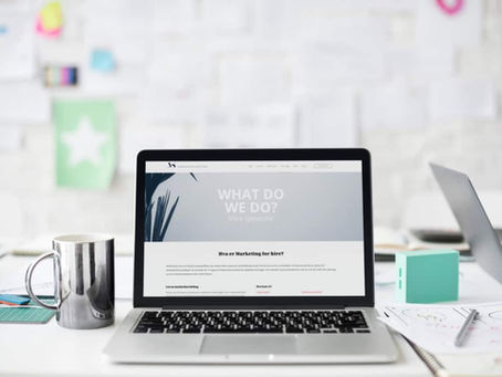 En MacBook med en åpen hjemmeside på skjermen, plassert mot en hvit bakgrunn – illustrerer digital markedsføring og Google Ads-resultater.