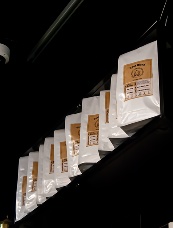 Maltepe kitap cafe bünyesinde satılan özel harman kahve paketleri. İstanbul kitap cafe ve kitap kafe kültüründe evde demleme için sunulan taze çekirdek kahve çeşitleri.