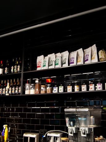 Kitap kafe barı ve kahve çekirdeği rafları. İstanbul kitap cafe mekanlarında sunulan özel aromalar ve maltepe kitap cafe bar arkası tasarım detayları.